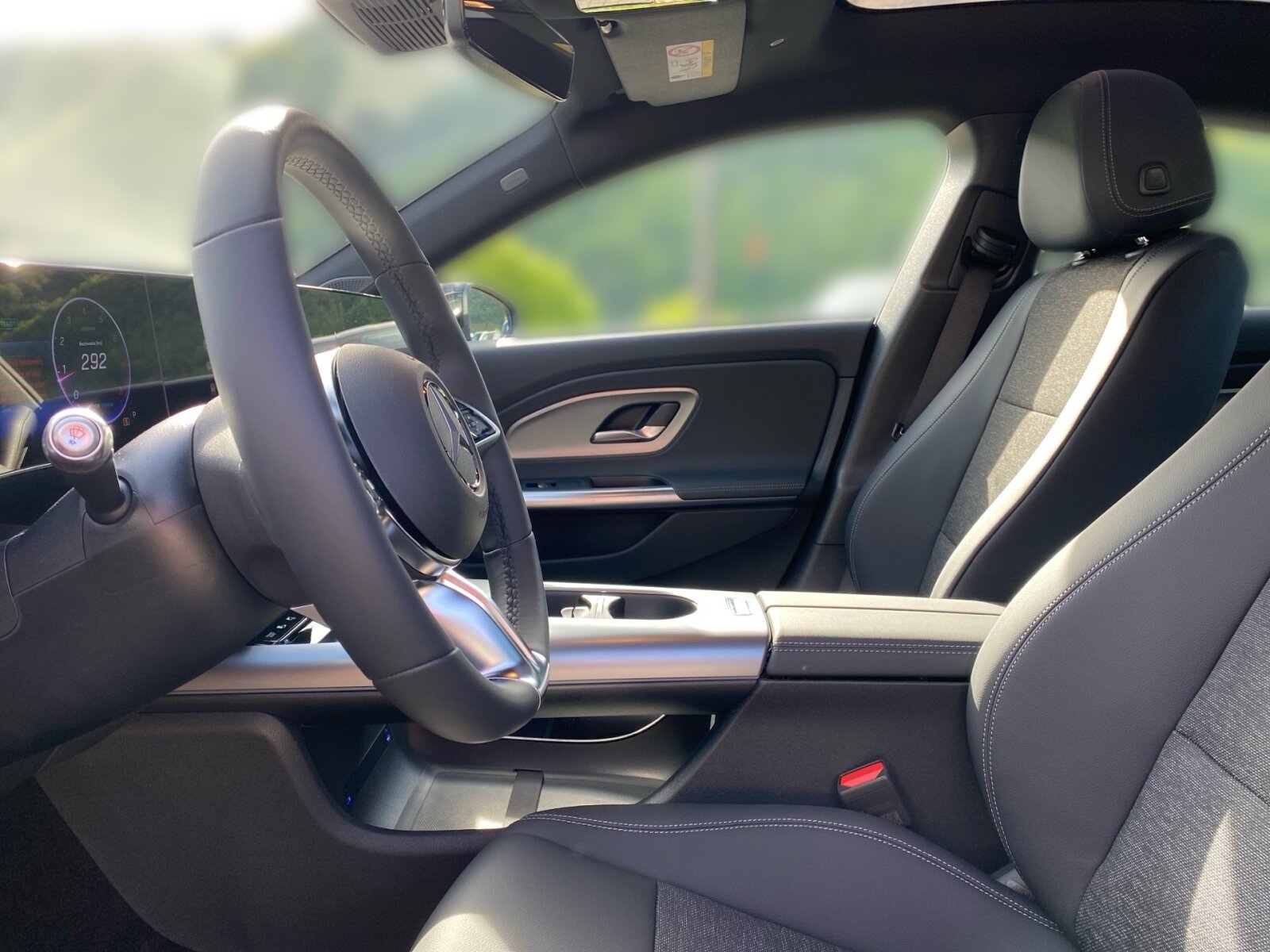 Ausstattungslinien und -Pakete:  Advanced-Paket mit Digitalen Extras,   Progressive:  Spiegel-Paket:  USB-Paket PlusExterieur:  AIRPANEL,   Beheizte Scheibenwischerblätter,   Digitales Extra: Sportlicher Motorsound,   Fahrzeug mit Linkslenkung,   HOTEND TECHNOLOGY TYP II-E,   Hybrid Antrieb mit 48-Volt-Technologie,   Identifikationsschild mit VIN-Nummer,   KURZSTRECKENRADAR - FRONT,   Kühlergrill beleuchtet mit Mercedes-Benz Pattern in Chrom,   LED High Performance-Scheinwerfer:  PTC-Zuheizer 48V,   Radgröße 17" Rundum Variante 1:  SPEED- + LOADINDEX 95W XL,   Steuer-Code - Funktion GSR-ISA,   Steuercode für Aktionierungssteuerung WLTP,   Steuercode Umstellung WLTP mit RDE,   Teilkühlerjalousie obenInterieur:  4-Wege-Lordosenstütze,   12-V-Steckdose für Beifahrer,   Bedienungsanleitung und Serviceinformation - deutsch,   Innenhimmel Stoff schwarz,   Klimatisierungsautomatik THERMATIC:  Komfortsitze:  Serviceintervall 25.000 km:  Sitzbelegungserkennung für Fondsitze,   Sitzheizung für Fahrer und Beifahrer,   Stoff,   Wendematte Kofferraum in Schwarz,   Zierelemente Eloxaloptik anthrazitMultimedia:  Digitales Extra: Android Auto,   Digitales Extra: Apple CarPlay,   Digitales Extra: Geschwindigkeitslimit-Funktion,   Digitales Extra: MB.DRIVE PARKING ASSIST 360,   Digitales Extra: MB.DRIVE Standard,   Digitales Extra: MBUX Live Traffic Information,   Digitales Extra: MBUX Navigation,   Digitales Extra: MBUX Smartphone Integration,   Digitales Extra: Streckenbasierte Geschwindigkeits-Anpassung,   Digitales Extra: Wiederanfahr-Funktion,   Digitales Radio:  Fahrerdisplay,   Gesichtserkennung,   Headunit Länderset für ECE (NTG 7),   Kommunikationsmodul (5G) für die Nutzung von Digitalen Extras,   MBUX Multimediasystem:  Mercedes-Benz Notrufsystem:  Sprache Kombiinstrument - deutsch,   Steuercode Funktion Radio Standard AM/FM,   Techn. Kommunikationsmodulvariante für ECE,   Zentraldisplay:Komfort und Umwelt:  Ausweichlenk-Funktion,   Digitales Extra: Adaptiver Fernlicht-Assistent,   Digitales Extra: Park-Assistent,   Digitales Extra: Parktronic,   Digitales Extra: Verkehrszeichen-Assistent,   Fahrassistenzsysteme Gen6 - Base,   Geschwindigkeitslimit-Assistent,   i-Size Kindersitzbefestigung,   Komfortfahrwerk mit Tieferlegung,   Lenkradheizung:  Limiter - Funktion,   Manövrier-Assistent,   Multifunktions-Sportlenkrad in Leder,   Panoramadach:  Parktronic-System (PTS),   Passive Personenanwesenheitserinnerung,   Rückfahrkamera:  Selfie- und Videokamera,   Spurhalte-Funktion,   Surround View System,   Totwinkel-Assistent:  Totwinkel-Assistent PlusSicherheit:  Abstandsregeltempomat DISTRONIC PLUS,   Akustischer Umfeldschutz,   Ausstiegswarnung,   Automatische Beifahrerairbag-Abschaltung,   Bremsassistent:  Deaktivierung Schließrückmeldung über Fanfare,   Fahrassistenz-System: Nothalt-Assistent,   Kneebag:  Mittenairbag:  Rating Länderset EURO-NCAP,   Reifendruckkontrolle (RDK):Weiteres:  8G-eDCT Doppelkupplungsgetriebe Automatisch 8-Gang,   17" Leichtbauräder mit voll abdeckenden Aerodynamik-Radzierblenden,   ABSCHALT-TECHNOLOGIE DER ON-DEMAND-DIENSTE,   COLDEND TECHNIK TYP 0,   Digitales Extra: Standard,   EU6-TECHNIKUMFANG,   Kältemittel 1234yf,   Modelljahrcode:  PREP. - AUTOMATIC SPEED CONTROL,   PREP. - EXTENDED RESTART BY STOP AND GO TRAFFIC,   PREPARATION - ACTIVE BLIND SPOT MONITORING (ABSM),   PREPARATION - ACTIVE LANE CHANGE ASSIST (ALCA),   PREPARATION - ACTIVE LANE STEERING ASSIST (ALSA),   PREPARATION - ADAPTIVE CRUISE CONTROL (ACC),   PREPARATION - AUTOMATED PARKING ASSIST (APA),   PREPARATION - EXTENDED TRAFFIC SIGN ASSIST (ETSA),   PREPARATION - SPEED ADJUSTMENT TRACK-BASED,   PRODUKTIONSSTANDORT FAHRZEUG RASTATT,   SC - ZUSATZ-ECALL-MODUL,   SC AKTUALISIERUNG GETRIEBE-SOFTWARE INKL. GETRIEBE,   STEERING CODE - OUTPUT ACTIV AES-FLAG,   Steuer-Code Sitzpositionssensor Beifahrer,   Steuer-Code Sitzpositionssensor Fahrer,   Steuercode Vertrieb  f. Code 475,   TRANSMISSION WINDSHIELD RANGE 1,   WIPPS-Laender WEU+COC,   Änderungsjahr 25/2.