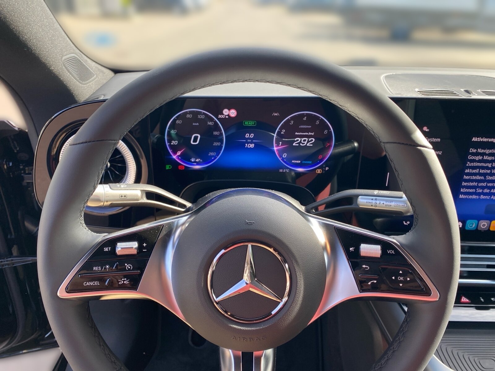 Ausstattungslinien und -Pakete:  Advanced-Paket mit Digitalen Extras,   Progressive:  Spiegel-Paket:  USB-Paket PlusExterieur:  AIRPANEL,   Beheizte Scheibenwischerblätter,   Digitales Extra: Sportlicher Motorsound,   Fahrzeug mit Linkslenkung,   HOTEND TECHNOLOGY TYP II-E,   Hybrid Antrieb mit 48-Volt-Technologie,   Identifikationsschild mit VIN-Nummer,   KURZSTRECKENRADAR - FRONT,   Kühlergrill beleuchtet mit Mercedes-Benz Pattern in Chrom,   LED High Performance-Scheinwerfer:  PTC-Zuheizer 48V,   Radgröße 17" Rundum Variante 1:  SPEED- + LOADINDEX 95W XL,   Steuer-Code - Funktion GSR-ISA,   Steuercode für Aktionierungssteuerung WLTP,   Steuercode Umstellung WLTP mit RDE,   Teilkühlerjalousie obenInterieur:  4-Wege-Lordosenstütze,   12-V-Steckdose für Beifahrer,   Bedienungsanleitung und Serviceinformation - deutsch,   Innenhimmel Stoff schwarz,   Klimatisierungsautomatik THERMATIC:  Komfortsitze:  Serviceintervall 25.000 km:  Sitzbelegungserkennung für Fondsitze,   Sitzheizung für Fahrer und Beifahrer,   Stoff,   Wendematte Kofferraum in Schwarz,   Zierelemente Eloxaloptik anthrazitMultimedia:  Digitales Extra: Android Auto,   Digitales Extra: Apple CarPlay,   Digitales Extra: Geschwindigkeitslimit-Funktion,   Digitales Extra: MB.DRIVE PARKING ASSIST 360,   Digitales Extra: MB.DRIVE Standard,   Digitales Extra: MBUX Live Traffic Information,   Digitales Extra: MBUX Navigation,   Digitales Extra: MBUX Smartphone Integration,   Digitales Extra: Streckenbasierte Geschwindigkeits-Anpassung,   Digitales Extra: Wiederanfahr-Funktion,   Digitales Radio:  Fahrerdisplay,   Gesichtserkennung,   Headunit Länderset für ECE (NTG 7),   Kommunikationsmodul (5G) für die Nutzung von Digitalen Extras,   MBUX Multimediasystem:  Mercedes-Benz Notrufsystem:  Sprache Kombiinstrument - deutsch,   Steuercode Funktion Radio Standard AM/FM,   Techn. Kommunikationsmodulvariante für ECE,   Zentraldisplay:Komfort und Umwelt:  Ausweichlenk-Funktion,   Digitales Extra: Adaptiver Fernlicht-Assistent,   Digitales Extra: Park-Assistent,   Digitales Extra: Parktronic,   Digitales Extra: Verkehrszeichen-Assistent,   Fahrassistenzsysteme Gen6 - Base,   Geschwindigkeitslimit-Assistent,   i-Size Kindersitzbefestigung,   Komfortfahrwerk mit Tieferlegung,   Lenkradheizung:  Limiter - Funktion,   Manövrier-Assistent,   Multifunktions-Sportlenkrad in Leder,   Panoramadach:  Parktronic-System (PTS),   Passive Personenanwesenheitserinnerung,   Rückfahrkamera:  Selfie- und Videokamera,   Spurhalte-Funktion,   Surround View System,   Totwinkel-Assistent:  Totwinkel-Assistent PlusSicherheit:  Abstandsregeltempomat DISTRONIC PLUS,   Akustischer Umfeldschutz,   Ausstiegswarnung,   Automatische Beifahrerairbag-Abschaltung,   Bremsassistent:  Deaktivierung Schließrückmeldung über Fanfare,   Fahrassistenz-System: Nothalt-Assistent,   Kneebag:  Mittenairbag:  Rating Länderset EURO-NCAP,   Reifendruckkontrolle (RDK):Weiteres:  8G-eDCT Doppelkupplungsgetriebe Automatisch 8-Gang,   17" Leichtbauräder mit voll abdeckenden Aerodynamik-Radzierblenden,   ABSCHALT-TECHNOLOGIE DER ON-DEMAND-DIENSTE,   COLDEND TECHNIK TYP 0,   Digitales Extra: Standard,   EU6-TECHNIKUMFANG,   Kältemittel 1234yf,   Modelljahrcode:  PREP. - AUTOMATIC SPEED CONTROL,   PREP. - EXTENDED RESTART BY STOP AND GO TRAFFIC,   PREPARATION - ACTIVE BLIND SPOT MONITORING (ABSM),   PREPARATION - ACTIVE LANE CHANGE ASSIST (ALCA),   PREPARATION - ACTIVE LANE STEERING ASSIST (ALSA),   PREPARATION - ADAPTIVE CRUISE CONTROL (ACC),   PREPARATION - AUTOMATED PARKING ASSIST (APA),   PREPARATION - EXTENDED TRAFFIC SIGN ASSIST (ETSA),   PREPARATION - SPEED ADJUSTMENT TRACK-BASED,   PRODUKTIONSSTANDORT FAHRZEUG RASTATT,   SC - ZUSATZ-ECALL-MODUL,   SC AKTUALISIERUNG GETRIEBE-SOFTWARE INKL. GETRIEBE,   STEERING CODE - OUTPUT ACTIV AES-FLAG,   Steuer-Code Sitzpositionssensor Beifahrer,   Steuer-Code Sitzpositionssensor Fahrer,   Steuercode Vertrieb  f. Code 475,   TRANSMISSION WINDSHIELD RANGE 1,   WIPPS-Laender WEU+COC,   Änderungsjahr 25/2.