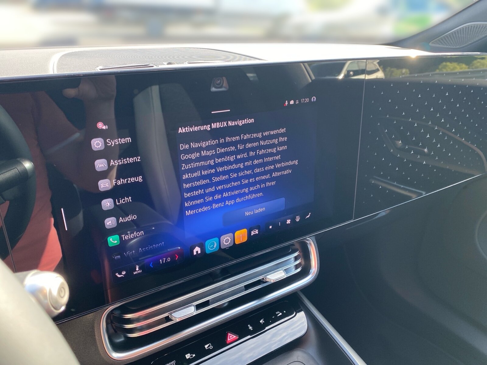 Ausstattungslinien und -Pakete:  Advanced-Paket mit Digitalen Extras,   Progressive:  Spiegel-Paket:  USB-Paket PlusExterieur:  AIRPANEL,   Beheizte Scheibenwischerblätter,   Digitales Extra: Sportlicher Motorsound,   Fahrzeug mit Linkslenkung,   HOTEND TECHNOLOGY TYP II-E,   Hybrid Antrieb mit 48-Volt-Technologie,   Identifikationsschild mit VIN-Nummer,   KURZSTRECKENRADAR - FRONT,   Kühlergrill beleuchtet mit Mercedes-Benz Pattern in Chrom,   LED High Performance-Scheinwerfer:  PTC-Zuheizer 48V,   Radgröße 17" Rundum Variante 1:  SPEED- + LOADINDEX 95W XL,   Steuer-Code - Funktion GSR-ISA,   Steuercode für Aktionierungssteuerung WLTP,   Steuercode Umstellung WLTP mit RDE,   Teilkühlerjalousie obenInterieur:  4-Wege-Lordosenstütze,   12-V-Steckdose für Beifahrer,   Bedienungsanleitung und Serviceinformation - deutsch,   Innenhimmel Stoff schwarz,   Klimatisierungsautomatik THERMATIC:  Komfortsitze:  Serviceintervall 25.000 km:  Sitzbelegungserkennung für Fondsitze,   Sitzheizung für Fahrer und Beifahrer,   Stoff,   Wendematte Kofferraum in Schwarz,   Zierelemente Eloxaloptik anthrazitMultimedia:  Digitales Extra: Android Auto,   Digitales Extra: Apple CarPlay,   Digitales Extra: Geschwindigkeitslimit-Funktion,   Digitales Extra: MB.DRIVE PARKING ASSIST 360,   Digitales Extra: MB.DRIVE Standard,   Digitales Extra: MBUX Live Traffic Information,   Digitales Extra: MBUX Navigation,   Digitales Extra: MBUX Smartphone Integration,   Digitales Extra: Streckenbasierte Geschwindigkeits-Anpassung,   Digitales Extra: Wiederanfahr-Funktion,   Digitales Radio:  Fahrerdisplay,   Gesichtserkennung,   Headunit Länderset für ECE (NTG 7),   Kommunikationsmodul (5G) für die Nutzung von Digitalen Extras,   MBUX Multimediasystem:  Mercedes-Benz Notrufsystem:  Sprache Kombiinstrument - deutsch,   Steuercode Funktion Radio Standard AM/FM,   Techn. Kommunikationsmodulvariante für ECE,   Zentraldisplay:Komfort und Umwelt:  Ausweichlenk-Funktion,   Digitales Extra: Adaptiver Fernlicht-Assistent,   Digitales Extra: Park-Assistent,   Digitales Extra: Parktronic,   Digitales Extra: Verkehrszeichen-Assistent,   Fahrassistenzsysteme Gen6 - Base,   Geschwindigkeitslimit-Assistent,   i-Size Kindersitzbefestigung,   Komfortfahrwerk mit Tieferlegung,   Lenkradheizung:  Limiter - Funktion,   Manövrier-Assistent,   Multifunktions-Sportlenkrad in Leder,   Panoramadach:  Parktronic-System (PTS),   Passive Personenanwesenheitserinnerung,   Rückfahrkamera:  Selfie- und Videokamera,   Spurhalte-Funktion,   Surround View System,   Totwinkel-Assistent:  Totwinkel-Assistent PlusSicherheit:  Abstandsregeltempomat DISTRONIC PLUS,   Akustischer Umfeldschutz,   Ausstiegswarnung,   Automatische Beifahrerairbag-Abschaltung,   Bremsassistent:  Deaktivierung Schließrückmeldung über Fanfare,   Fahrassistenz-System: Nothalt-Assistent,   Kneebag:  Mittenairbag:  Rating Länderset EURO-NCAP,   Reifendruckkontrolle (RDK):Weiteres:  8G-eDCT Doppelkupplungsgetriebe Automatisch 8-Gang,   17" Leichtbauräder mit voll abdeckenden Aerodynamik-Radzierblenden,   ABSCHALT-TECHNOLOGIE DER ON-DEMAND-DIENSTE,   COLDEND TECHNIK TYP 0,   Digitales Extra: Standard,   EU6-TECHNIKUMFANG,   Kältemittel 1234yf,   Modelljahrcode:  PREP. - AUTOMATIC SPEED CONTROL,   PREP. - EXTENDED RESTART BY STOP AND GO TRAFFIC,   PREPARATION - ACTIVE BLIND SPOT MONITORING (ABSM),   PREPARATION - ACTIVE LANE CHANGE ASSIST (ALCA),   PREPARATION - ACTIVE LANE STEERING ASSIST (ALSA),   PREPARATION - ADAPTIVE CRUISE CONTROL (ACC),   PREPARATION - AUTOMATED PARKING ASSIST (APA),   PREPARATION - EXTENDED TRAFFIC SIGN ASSIST (ETSA),   PREPARATION - SPEED ADJUSTMENT TRACK-BASED,   PRODUKTIONSSTANDORT FAHRZEUG RASTATT,   SC - ZUSATZ-ECALL-MODUL,   SC AKTUALISIERUNG GETRIEBE-SOFTWARE INKL. GETRIEBE,   STEERING CODE - OUTPUT ACTIV AES-FLAG,   Steuer-Code Sitzpositionssensor Beifahrer,   Steuer-Code Sitzpositionssensor Fahrer,   Steuercode Vertrieb  f. Code 475,   TRANSMISSION WINDSHIELD RANGE 1,   WIPPS-Laender WEU+COC,   Änderungsjahr 25/2.