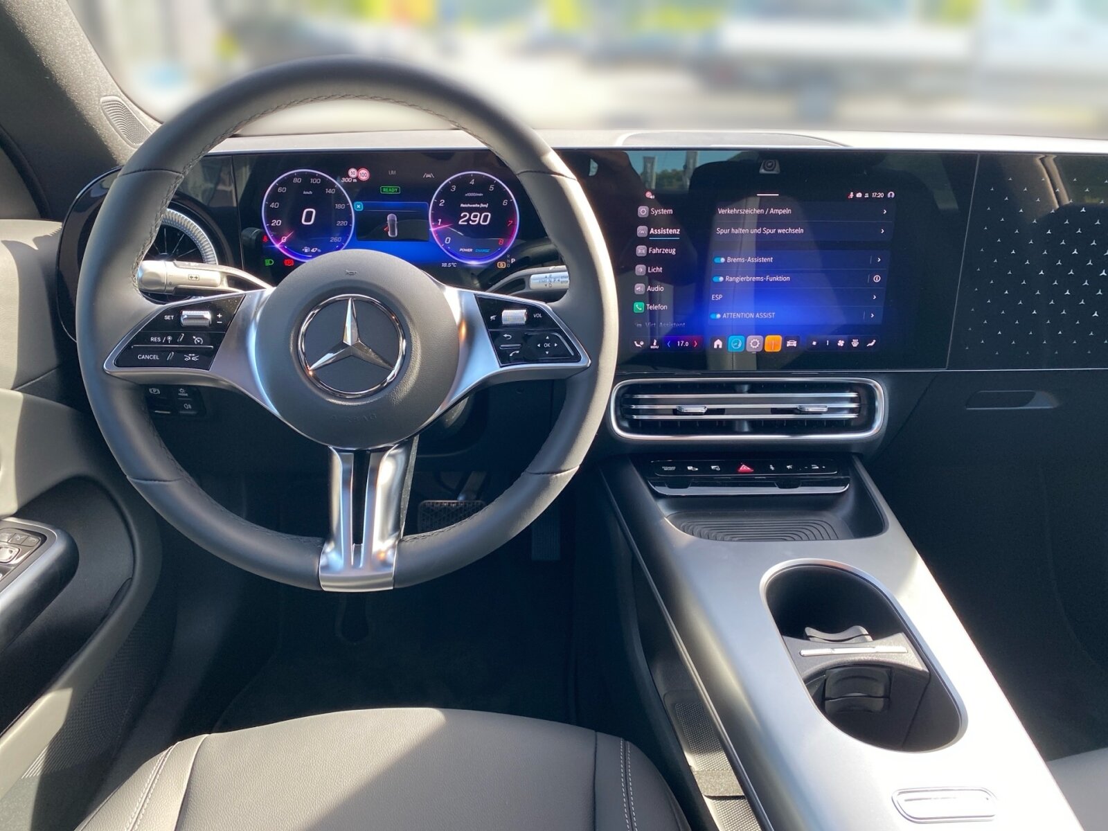 Ausstattungslinien und -Pakete:  Advanced-Paket mit Digitalen Extras,   Progressive:  Spiegel-Paket:  USB-Paket PlusExterieur:  AIRPANEL,   Beheizte Scheibenwischerblätter,   Digitales Extra: Sportlicher Motorsound,   Fahrzeug mit Linkslenkung,   HOTEND TECHNOLOGY TYP II-E,   Hybrid Antrieb mit 48-Volt-Technologie,   Identifikationsschild mit VIN-Nummer,   KURZSTRECKENRADAR - FRONT,   Kühlergrill beleuchtet mit Mercedes-Benz Pattern in Chrom,   LED High Performance-Scheinwerfer:  PTC-Zuheizer 48V,   Radgröße 17" Rundum Variante 1:  SPEED- + LOADINDEX 95W XL,   Steuer-Code - Funktion GSR-ISA,   Steuercode für Aktionierungssteuerung WLTP,   Steuercode Umstellung WLTP mit RDE,   Teilkühlerjalousie obenInterieur:  4-Wege-Lordosenstütze,   12-V-Steckdose für Beifahrer,   Bedienungsanleitung und Serviceinformation - deutsch,   Innenhimmel Stoff schwarz,   Klimatisierungsautomatik THERMATIC:  Komfortsitze:  Serviceintervall 25.000 km:  Sitzbelegungserkennung für Fondsitze,   Sitzheizung für Fahrer und Beifahrer,   Stoff,   Wendematte Kofferraum in Schwarz,   Zierelemente Eloxaloptik anthrazitMultimedia:  Digitales Extra: Android Auto,   Digitales Extra: Apple CarPlay,   Digitales Extra: Geschwindigkeitslimit-Funktion,   Digitales Extra: MB.DRIVE PARKING ASSIST 360,   Digitales Extra: MB.DRIVE Standard,   Digitales Extra: MBUX Live Traffic Information,   Digitales Extra: MBUX Navigation,   Digitales Extra: MBUX Smartphone Integration,   Digitales Extra: Streckenbasierte Geschwindigkeits-Anpassung,   Digitales Extra: Wiederanfahr-Funktion,   Digitales Radio:  Fahrerdisplay,   Gesichtserkennung,   Headunit Länderset für ECE (NTG 7),   Kommunikationsmodul (5G) für die Nutzung von Digitalen Extras,   MBUX Multimediasystem:  Mercedes-Benz Notrufsystem:  Sprache Kombiinstrument - deutsch,   Steuercode Funktion Radio Standard AM/FM,   Techn. Kommunikationsmodulvariante für ECE,   Zentraldisplay:Komfort und Umwelt:  Ausweichlenk-Funktion,   Digitales Extra: Adaptiver Fernlicht-Assistent,   Digitales Extra: Park-Assistent,   Digitales Extra: Parktronic,   Digitales Extra: Verkehrszeichen-Assistent,   Fahrassistenzsysteme Gen6 - Base,   Geschwindigkeitslimit-Assistent,   i-Size Kindersitzbefestigung,   Komfortfahrwerk mit Tieferlegung,   Lenkradheizung:  Limiter - Funktion,   Manövrier-Assistent,   Multifunktions-Sportlenkrad in Leder,   Panoramadach:  Parktronic-System (PTS),   Passive Personenanwesenheitserinnerung,   Rückfahrkamera:  Selfie- und Videokamera,   Spurhalte-Funktion,   Surround View System,   Totwinkel-Assistent:  Totwinkel-Assistent PlusSicherheit:  Abstandsregeltempomat DISTRONIC PLUS,   Akustischer Umfeldschutz,   Ausstiegswarnung,   Automatische Beifahrerairbag-Abschaltung,   Bremsassistent:  Deaktivierung Schließrückmeldung über Fanfare,   Fahrassistenz-System: Nothalt-Assistent,   Kneebag:  Mittenairbag:  Rating Länderset EURO-NCAP,   Reifendruckkontrolle (RDK):Weiteres:  8G-eDCT Doppelkupplungsgetriebe Automatisch 8-Gang,   17" Leichtbauräder mit voll abdeckenden Aerodynamik-Radzierblenden,   ABSCHALT-TECHNOLOGIE DER ON-DEMAND-DIENSTE,   COLDEND TECHNIK TYP 0,   Digitales Extra: Standard,   EU6-TECHNIKUMFANG,   Kältemittel 1234yf,   Modelljahrcode:  PREP. - AUTOMATIC SPEED CONTROL,   PREP. - EXTENDED RESTART BY STOP AND GO TRAFFIC,   PREPARATION - ACTIVE BLIND SPOT MONITORING (ABSM),   PREPARATION - ACTIVE LANE CHANGE ASSIST (ALCA),   PREPARATION - ACTIVE LANE STEERING ASSIST (ALSA),   PREPARATION - ADAPTIVE CRUISE CONTROL (ACC),   PREPARATION - AUTOMATED PARKING ASSIST (APA),   PREPARATION - EXTENDED TRAFFIC SIGN ASSIST (ETSA),   PREPARATION - SPEED ADJUSTMENT TRACK-BASED,   PRODUKTIONSSTANDORT FAHRZEUG RASTATT,   SC - ZUSATZ-ECALL-MODUL,   SC AKTUALISIERUNG GETRIEBE-SOFTWARE INKL. GETRIEBE,   STEERING CODE - OUTPUT ACTIV AES-FLAG,   Steuer-Code Sitzpositionssensor Beifahrer,   Steuer-Code Sitzpositionssensor Fahrer,   Steuercode Vertrieb  f. Code 475,   TRANSMISSION WINDSHIELD RANGE 1,   WIPPS-Laender WEU+COC,   Änderungsjahr 25/2.