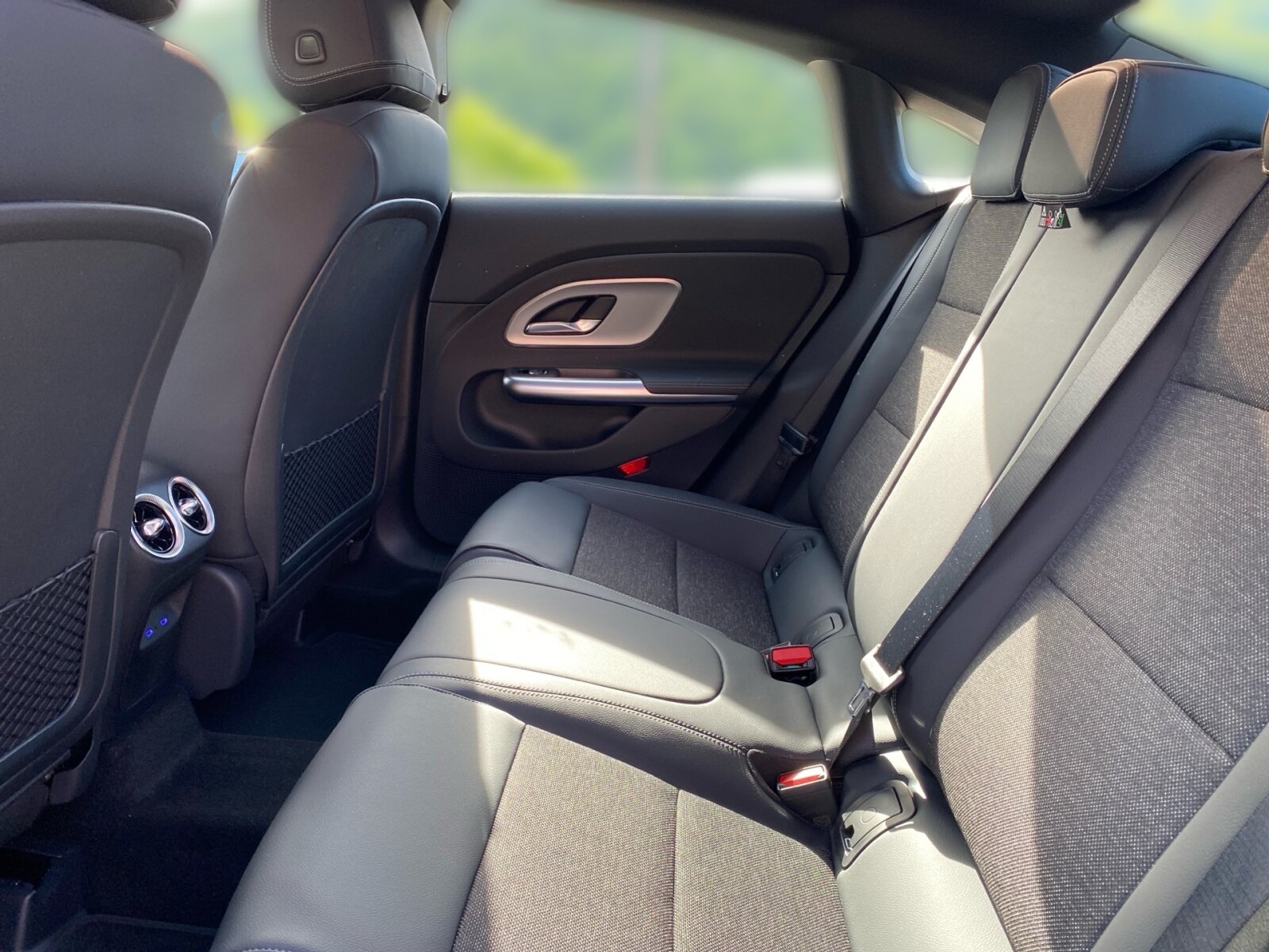 Ausstattungslinien und -Pakete:  Advanced-Paket mit Digitalen Extras,   Progressive:  Spiegel-Paket:  USB-Paket PlusExterieur:  AIRPANEL,   Beheizte Scheibenwischerblätter,   Digitales Extra: Sportlicher Motorsound,   Fahrzeug mit Linkslenkung,   HOTEND TECHNOLOGY TYP II-E,   Hybrid Antrieb mit 48-Volt-Technologie,   Identifikationsschild mit VIN-Nummer,   KURZSTRECKENRADAR - FRONT,   Kühlergrill beleuchtet mit Mercedes-Benz Pattern in Chrom,   LED High Performance-Scheinwerfer:  PTC-Zuheizer 48V,   Radgröße 17" Rundum Variante 1:  SPEED- + LOADINDEX 95W XL,   Steuer-Code - Funktion GSR-ISA,   Steuercode für Aktionierungssteuerung WLTP,   Steuercode Umstellung WLTP mit RDE,   Teilkühlerjalousie obenInterieur:  4-Wege-Lordosenstütze,   12-V-Steckdose für Beifahrer,   Bedienungsanleitung und Serviceinformation - deutsch,   Innenhimmel Stoff schwarz,   Klimatisierungsautomatik THERMATIC:  Komfortsitze:  Serviceintervall 25.000 km:  Sitzbelegungserkennung für Fondsitze,   Sitzheizung für Fahrer und Beifahrer,   Stoff,   Wendematte Kofferraum in Schwarz,   Zierelemente Eloxaloptik anthrazitMultimedia:  Digitales Extra: Android Auto,   Digitales Extra: Apple CarPlay,   Digitales Extra: Geschwindigkeitslimit-Funktion,   Digitales Extra: MB.DRIVE PARKING ASSIST 360,   Digitales Extra: MB.DRIVE Standard,   Digitales Extra: MBUX Live Traffic Information,   Digitales Extra: MBUX Navigation,   Digitales Extra: MBUX Smartphone Integration,   Digitales Extra: Streckenbasierte Geschwindigkeits-Anpassung,   Digitales Extra: Wiederanfahr-Funktion,   Digitales Radio:  Fahrerdisplay,   Gesichtserkennung,   Headunit Länderset für ECE (NTG 7),   Kommunikationsmodul (5G) für die Nutzung von Digitalen Extras,   MBUX Multimediasystem:  Mercedes-Benz Notrufsystem:  Sprache Kombiinstrument - deutsch,   Steuercode Funktion Radio Standard AM/FM,   Techn. Kommunikationsmodulvariante für ECE,   Zentraldisplay:Komfort und Umwelt:  Ausweichlenk-Funktion,   Digitales Extra: Adaptiver Fernlicht-Assistent,   Digitales Extra: Park-Assistent,   Digitales Extra: Parktronic,   Digitales Extra: Verkehrszeichen-Assistent,   Fahrassistenzsysteme Gen6 - Base,   Geschwindigkeitslimit-Assistent,   i-Size Kindersitzbefestigung,   Komfortfahrwerk mit Tieferlegung,   Lenkradheizung:  Limiter - Funktion,   Manövrier-Assistent,   Multifunktions-Sportlenkrad in Leder,   Panoramadach:  Parktronic-System (PTS),   Passive Personenanwesenheitserinnerung,   Rückfahrkamera:  Selfie- und Videokamera,   Spurhalte-Funktion,   Surround View System,   Totwinkel-Assistent:  Totwinkel-Assistent PlusSicherheit:  Abstandsregeltempomat DISTRONIC PLUS,   Akustischer Umfeldschutz,   Ausstiegswarnung,   Automatische Beifahrerairbag-Abschaltung,   Bremsassistent:  Deaktivierung Schließrückmeldung über Fanfare,   Fahrassistenz-System: Nothalt-Assistent,   Kneebag:  Mittenairbag:  Rating Länderset EURO-NCAP,   Reifendruckkontrolle (RDK):Weiteres:  8G-eDCT Doppelkupplungsgetriebe Automatisch 8-Gang,   17" Leichtbauräder mit voll abdeckenden Aerodynamik-Radzierblenden,   ABSCHALT-TECHNOLOGIE DER ON-DEMAND-DIENSTE,   COLDEND TECHNIK TYP 0,   Digitales Extra: Standard,   EU6-TECHNIKUMFANG,   Kältemittel 1234yf,   Modelljahrcode:  PREP. - AUTOMATIC SPEED CONTROL,   PREP. - EXTENDED RESTART BY STOP AND GO TRAFFIC,   PREPARATION - ACTIVE BLIND SPOT MONITORING (ABSM),   PREPARATION - ACTIVE LANE CHANGE ASSIST (ALCA),   PREPARATION - ACTIVE LANE STEERING ASSIST (ALSA),   PREPARATION - ADAPTIVE CRUISE CONTROL (ACC),   PREPARATION - AUTOMATED PARKING ASSIST (APA),   PREPARATION - EXTENDED TRAFFIC SIGN ASSIST (ETSA),   PREPARATION - SPEED ADJUSTMENT TRACK-BASED,   PRODUKTIONSSTANDORT FAHRZEUG RASTATT,   SC - ZUSATZ-ECALL-MODUL,   SC AKTUALISIERUNG GETRIEBE-SOFTWARE INKL. GETRIEBE,   STEERING CODE - OUTPUT ACTIV AES-FLAG,   Steuer-Code Sitzpositionssensor Beifahrer,   Steuer-Code Sitzpositionssensor Fahrer,   Steuercode Vertrieb  f. Code 475,   TRANSMISSION WINDSHIELD RANGE 1,   WIPPS-Laender WEU+COC,   Änderungsjahr 25/2.