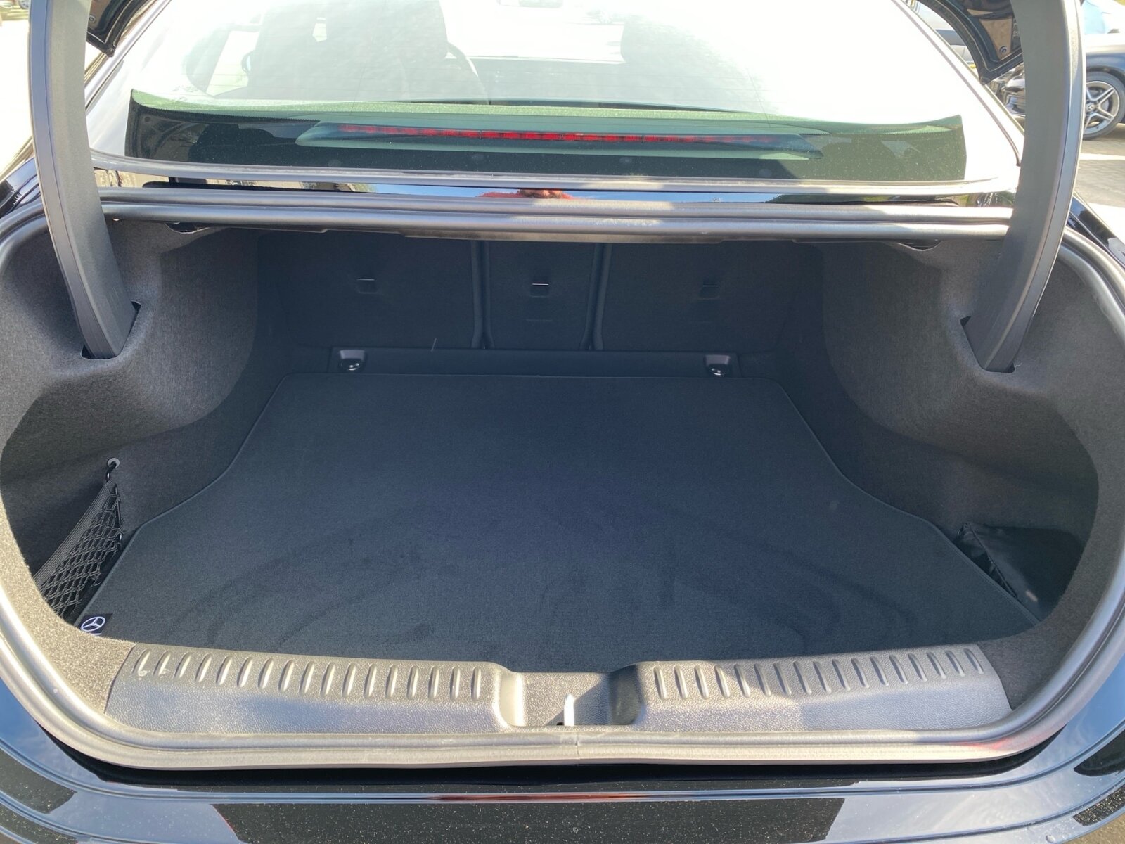 Ausstattungslinien und -Pakete:  Advanced-Paket mit Digitalen Extras,   Progressive:  Spiegel-Paket:  USB-Paket PlusExterieur:  AIRPANEL,   Beheizte Scheibenwischerblätter,   Digitales Extra: Sportlicher Motorsound,   Fahrzeug mit Linkslenkung,   HOTEND TECHNOLOGY TYP II-E,   Hybrid Antrieb mit 48-Volt-Technologie,   Identifikationsschild mit VIN-Nummer,   KURZSTRECKENRADAR - FRONT,   Kühlergrill beleuchtet mit Mercedes-Benz Pattern in Chrom,   LED High Performance-Scheinwerfer:  PTC-Zuheizer 48V,   Radgröße 17" Rundum Variante 1:  SPEED- + LOADINDEX 95W XL,   Steuer-Code - Funktion GSR-ISA,   Steuercode für Aktionierungssteuerung WLTP,   Steuercode Umstellung WLTP mit RDE,   Teilkühlerjalousie obenInterieur:  4-Wege-Lordosenstütze,   12-V-Steckdose für Beifahrer,   Bedienungsanleitung und Serviceinformation - deutsch,   Innenhimmel Stoff schwarz,   Klimatisierungsautomatik THERMATIC:  Komfortsitze:  Serviceintervall 25.000 km:  Sitzbelegungserkennung für Fondsitze,   Sitzheizung für Fahrer und Beifahrer,   Stoff,   Wendematte Kofferraum in Schwarz,   Zierelemente Eloxaloptik anthrazitMultimedia:  Digitales Extra: Android Auto,   Digitales Extra: Apple CarPlay,   Digitales Extra: Geschwindigkeitslimit-Funktion,   Digitales Extra: MB.DRIVE PARKING ASSIST 360,   Digitales Extra: MB.DRIVE Standard,   Digitales Extra: MBUX Live Traffic Information,   Digitales Extra: MBUX Navigation,   Digitales Extra: MBUX Smartphone Integration,   Digitales Extra: Streckenbasierte Geschwindigkeits-Anpassung,   Digitales Extra: Wiederanfahr-Funktion,   Digitales Radio:  Fahrerdisplay,   Gesichtserkennung,   Headunit Länderset für ECE (NTG 7),   Kommunikationsmodul (5G) für die Nutzung von Digitalen Extras,   MBUX Multimediasystem:  Mercedes-Benz Notrufsystem:  Sprache Kombiinstrument - deutsch,   Steuercode Funktion Radio Standard AM/FM,   Techn. Kommunikationsmodulvariante für ECE,   Zentraldisplay:Komfort und Umwelt:  Ausweichlenk-Funktion,   Digitales Extra: Adaptiver Fernlicht-Assistent,   Digitales Extra: Park-Assistent,   Digitales Extra: Parktronic,   Digitales Extra: Verkehrszeichen-Assistent,   Fahrassistenzsysteme Gen6 - Base,   Geschwindigkeitslimit-Assistent,   i-Size Kindersitzbefestigung,   Komfortfahrwerk mit Tieferlegung,   Lenkradheizung:  Limiter - Funktion,   Manövrier-Assistent,   Multifunktions-Sportlenkrad in Leder,   Panoramadach:  Parktronic-System (PTS),   Passive Personenanwesenheitserinnerung,   Rückfahrkamera:  Selfie- und Videokamera,   Spurhalte-Funktion,   Surround View System,   Totwinkel-Assistent:  Totwinkel-Assistent PlusSicherheit:  Abstandsregeltempomat DISTRONIC PLUS,   Akustischer Umfeldschutz,   Ausstiegswarnung,   Automatische Beifahrerairbag-Abschaltung,   Bremsassistent:  Deaktivierung Schließrückmeldung über Fanfare,   Fahrassistenz-System: Nothalt-Assistent,   Kneebag:  Mittenairbag:  Rating Länderset EURO-NCAP,   Reifendruckkontrolle (RDK):Weiteres:  8G-eDCT Doppelkupplungsgetriebe Automatisch 8-Gang,   17" Leichtbauräder mit voll abdeckenden Aerodynamik-Radzierblenden,   ABSCHALT-TECHNOLOGIE DER ON-DEMAND-DIENSTE,   COLDEND TECHNIK TYP 0,   Digitales Extra: Standard,   EU6-TECHNIKUMFANG,   Kältemittel 1234yf,   Modelljahrcode:  PREP. - AUTOMATIC SPEED CONTROL,   PREP. - EXTENDED RESTART BY STOP AND GO TRAFFIC,   PREPARATION - ACTIVE BLIND SPOT MONITORING (ABSM),   PREPARATION - ACTIVE LANE CHANGE ASSIST (ALCA),   PREPARATION - ACTIVE LANE STEERING ASSIST (ALSA),   PREPARATION - ADAPTIVE CRUISE CONTROL (ACC),   PREPARATION - AUTOMATED PARKING ASSIST (APA),   PREPARATION - EXTENDED TRAFFIC SIGN ASSIST (ETSA),   PREPARATION - SPEED ADJUSTMENT TRACK-BASED,   PRODUKTIONSSTANDORT FAHRZEUG RASTATT,   SC - ZUSATZ-ECALL-MODUL,   SC AKTUALISIERUNG GETRIEBE-SOFTWARE INKL. GETRIEBE,   STEERING CODE - OUTPUT ACTIV AES-FLAG,   Steuer-Code Sitzpositionssensor Beifahrer,   Steuer-Code Sitzpositionssensor Fahrer,   Steuercode Vertrieb  f. Code 475,   TRANSMISSION WINDSHIELD RANGE 1,   WIPPS-Laender WEU+COC,   Änderungsjahr 25/2.