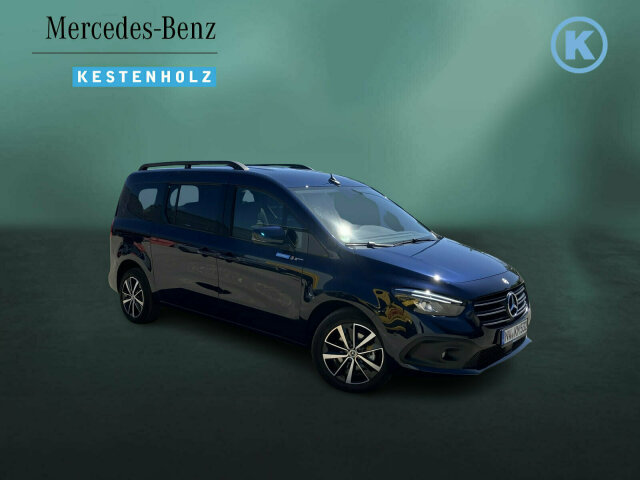 Interne Fahrzeugnr.:: 0923843Ausstattungslinien und -Pakete:  Advantage-Paket,   Aktives Sicherheits-Paket,   Chrom Interieur-Paket,   Edition,   Modellgeneration 0,   Navigation Paket,   Ohne Aufbauhersteller Sondermodul,   Ohne Paket BAUSTELLE,   Progressive,   Sondermodell,   Spiegel-Paket,   Technik-Paket,   Winter-PaketExterieur:  17" Leichtmetallräder,   43,2 cm (17'') LM-Räder im 5-Doppelspeichen-Design,   Abdeckung Schiebetürschiene in Wagenfarbe,   Ausführung Standard,   Außenspiegel elektr. heranklappbar u. verstellbar,   Außenspiegel lackiert in Wagenfarbe,   Dachreling,   Einstiegsleisten mit "Mercedes-Benz" Schriftzug,   EMISSIONSKLASSE EURO 6E M/N1 GR. II,   Fenster in Heckklappe mit Wisch- und Waschanlage,   Frontscheibe heizbar,   Gewichtsvariante 2.307 kg,   Griffleiste über Kennzeichen in Wagenfarbe,   Heckklappe,   Heckscheibe heizbar,   Inland - Code,   INTERNER CODE AC1B2,   Kältemittel R-1234yf,   Kühlergrill verchromt,   Laderaum-Schiebetür links mit Fenster,   LED High Performance-Scheinwerfer,   Modellgeneration GSR2B,   Nebelscheinwerfer in LED-Technik,   Ohne Ladekabel Traktionsbatterie E-Cell,   Ohne Staub-Kit,   Ohne Steinschlagschutz,   Premium Komplettradschutz (3 Jahre),   Querträger für Anhängerkupplung,   Schiebetür rechts mit Fenster,   Standardwegausführung,   STEUERCODE - B2C Identifier,   Steuercode Umstellung WLTP,   Türgriffe lackiert in Wagenfarbe,   Verbrenner,   VIN von außen sichtbar,   Wischwasserbehälter mit größerem Volumen,   without ECO Catalysator 90g,   Zierstab Heckklappe ChromInterieur:  Ambientebeleuchtung,   Armlehne mit Staufach,   Einzelsitze in der 2. Sitzreihe,   Elektrische Fensterheber in Schiebetüren,   Fahrersitz höhenverstellbar mit Lordosestütze,   Fenster fest hinten,   Fensterheber vorn elektr. m. Komfortbedienfunktion,   Gepäckraumabdeckung,   Gepäcksicherungsnetz,   Handschuhfach, Beifahrerseite, geschlossen,   Innenraumbeleuchtung in LED-Technik,   Innenraumspiegel,   Innenspiegel  automatisch abblendend,   Innenverkleidung gehobene Ausführung,   Klimatisierungsautomatik Thermotronic,   Klimazone 2 (gemäßigt),   Kopfstützen für Fahrgastraumsitze,   Lederlenkrad,   Ledernachbildung ARTICO Schwarz mit Ziernaht,   Mit Gurt Mittelsitz Fond,   Mittelarmlehne ARTICO &amp; Türfelder NEOTEX,   Ohne Sitze in Reihe 3,   Schaltknauf Leder,   Sitzheizung für Fahrer und Beifahrer,   Spiegel in Beifahrer-Sonnenblende,   Spiegel in Fahrer-Sonnenblende,   Steckdose 12 V im Fahrgastraum,   Steckdose 12 V Kofferraum / Laderaum,   Tachometer km/h,   Tasche an Fahrer- und Beifahrerrückenlehne,   Teilbelederte I-Tafel in Ledernachbildung ARTICO,   Teppichboden Fahrgastraum,   Teppichboden Kofferraum,   Tisch und beleuchtete Zierelemente an Rückenlehne,   Warmluftkanal zum Fahrgastraum,   Zierelemente Mattlack Seidenoptik silber,   Zierelement I-Tafel Hochglanzlack schwarzMultimedia:  2 USB Schnittstellen in Mittelkonsole hinten,   Digitales Extra: Erweiterte MBUX Funktionen,   Digitales Extra: Festplatten-Navigation,   Digitales Extra: Remote Services Plus,   Digitales Extra: Smartphone Integration,   Digitales Radio (DAB),   Kabelloses Ladesystem für mobile Endgeräte,   Kombiinstrument mit Farbdisplay,   Kommunikationsmodul (LTE) für digitale Dienste,   Live Traffic Information,   MBUX Multimediasystem und Navi mit 9,5 Zoll Display,   Mercedes-Benz Notrufsystem,   Navigation PLUS,   Sprache Kombiinstrument - deutsch,   Vorrüstung für Digitale ExtrasKomfort und Umwelt:  7-Gang-Automatikgetriebe,   Aktiver Park-Assistent,   Aktiver Spurhalte-Assistent,   ATTENTION ASSIST B,   Benziner,   Berganfahrhilfe,   Colorverglasung im Fond, Schwarzglas,   ECO Start-Stop Funktion,   Fernlichtassistent,   i-Size Kindersitzbefestigung,   Intelligenter Geschwindigkeitsassistent (ISA),   Keyless-Go,   Lenkradheizung,   Lenkrad in Neigung und Höhe verstellbar,   Licht- und Regensensor,   Mercedes-Benz Mobilo mit DSB und GgD,   Multifunktionslenkrad,   Partikelfilter,   Rückfahrkamera,   Tempomat,   Totwinkel-Assistent,   Zuheizer  elektrischSicherheit:  Airbag Fahrer und Beifahrer,   Aktiver Brems-Assistent,   Automatische Beifahrerairbag-Abschaltung,   Bremsanlage mit ABS und ASR,   elek. Feststellbremse,   Elektronisches Stabilitätsprogramm (ESP),   Gurtwarneinrichtung für Fahrer, Beifahrer und Fond,   Kindersicherung Türen und Fenster im Fahrgastraum,   Mittenairbag, Thorax-Sidebags, Windowbags v. + h.,   Ohne Einbruch-/Diebstahlwarnanlage,   Reifendrucküberwachung an VA u. HA, drahtlos,   Unterbodenschutz Kunststoff,   Verbandtasche,   WarndreieckZustand/Papiere:  COC-Papiere,   Luxuskombi,   Zulassung M1.