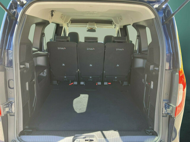 Interne Fahrzeugnr.:: 0923843Ausstattungslinien und -Pakete:  Advantage-Paket,   Aktives Sicherheits-Paket,   Chrom Interieur-Paket,   Edition,   Modellgeneration 0,   Navigation Paket,   Ohne Aufbauhersteller Sondermodul,   Ohne Paket BAUSTELLE,   Progressive,   Sondermodell,   Spiegel-Paket,   Technik-Paket,   Winter-PaketExterieur:  17" Leichtmetallräder,   43,2 cm (17'') LM-Räder im 5-Doppelspeichen-Design,   Abdeckung Schiebetürschiene in Wagenfarbe,   Ausführung Standard,   Außenspiegel elektr. heranklappbar u. verstellbar,   Außenspiegel lackiert in Wagenfarbe,   Dachreling,   Einstiegsleisten mit "Mercedes-Benz" Schriftzug,   EMISSIONSKLASSE EURO 6E M/N1 GR. II,   Fenster in Heckklappe mit Wisch- und Waschanlage,   Frontscheibe heizbar,   Gewichtsvariante 2.307 kg,   Griffleiste über Kennzeichen in Wagenfarbe,   Heckklappe,   Heckscheibe heizbar,   Inland - Code,   INTERNER CODE AC1B2,   Kältemittel R-1234yf,   Kühlergrill verchromt,   Laderaum-Schiebetür links mit Fenster,   LED High Performance-Scheinwerfer,   Modellgeneration GSR2B,   Nebelscheinwerfer in LED-Technik,   Ohne Ladekabel Traktionsbatterie E-Cell,   Ohne Staub-Kit,   Ohne Steinschlagschutz,   Premium Komplettradschutz (3 Jahre),   Querträger für Anhängerkupplung,   Schiebetür rechts mit Fenster,   Standardwegausführung,   STEUERCODE - B2C Identifier,   Steuercode Umstellung WLTP,   Türgriffe lackiert in Wagenfarbe,   Verbrenner,   VIN von außen sichtbar,   Wischwasserbehälter mit größerem Volumen,   without ECO Catalysator 90g,   Zierstab Heckklappe ChromInterieur:  Ambientebeleuchtung,   Armlehne mit Staufach,   Einzelsitze in der 2. Sitzreihe,   Elektrische Fensterheber in Schiebetüren,   Fahrersitz höhenverstellbar mit Lordosestütze,   Fenster fest hinten,   Fensterheber vorn elektr. m. Komfortbedienfunktion,   Gepäckraumabdeckung,   Gepäcksicherungsnetz,   Handschuhfach, Beifahrerseite, geschlossen,   Innenraumbeleuchtung in LED-Technik,   Innenraumspiegel,   Innenspiegel  automatisch abblendend,   Innenverkleidung gehobene Ausführung,   Klimatisierungsautomatik Thermotronic,   Klimazone 2 (gemäßigt),   Kopfstützen für Fahrgastraumsitze,   Lederlenkrad,   Ledernachbildung ARTICO Schwarz mit Ziernaht,   Mit Gurt Mittelsitz Fond,   Mittelarmlehne ARTICO &amp; Türfelder NEOTEX,   Ohne Sitze in Reihe 3,   Schaltknauf Leder,   Sitzheizung für Fahrer und Beifahrer,   Spiegel in Beifahrer-Sonnenblende,   Spiegel in Fahrer-Sonnenblende,   Steckdose 12 V im Fahrgastraum,   Steckdose 12 V Kofferraum / Laderaum,   Tachometer km/h,   Tasche an Fahrer- und Beifahrerrückenlehne,   Teilbelederte I-Tafel in Ledernachbildung ARTICO,   Teppichboden Fahrgastraum,   Teppichboden Kofferraum,   Tisch und beleuchtete Zierelemente an Rückenlehne,   Warmluftkanal zum Fahrgastraum,   Zierelemente Mattlack Seidenoptik silber,   Zierelement I-Tafel Hochglanzlack schwarzMultimedia:  2 USB Schnittstellen in Mittelkonsole hinten,   Digitales Extra: Erweiterte MBUX Funktionen,   Digitales Extra: Festplatten-Navigation,   Digitales Extra: Remote Services Plus,   Digitales Extra: Smartphone Integration,   Digitales Radio (DAB),   Kabelloses Ladesystem für mobile Endgeräte,   Kombiinstrument mit Farbdisplay,   Kommunikationsmodul (LTE) für digitale Dienste,   Live Traffic Information,   MBUX Multimediasystem und Navi mit 9,5 Zoll Display,   Mercedes-Benz Notrufsystem,   Navigation PLUS,   Sprache Kombiinstrument - deutsch,   Vorrüstung für Digitale ExtrasKomfort und Umwelt:  7-Gang-Automatikgetriebe,   Aktiver Park-Assistent,   Aktiver Spurhalte-Assistent,   ATTENTION ASSIST B,   Benziner,   Berganfahrhilfe,   Colorverglasung im Fond, Schwarzglas,   ECO Start-Stop Funktion,   Fernlichtassistent,   i-Size Kindersitzbefestigung,   Intelligenter Geschwindigkeitsassistent (ISA),   Keyless-Go,   Lenkradheizung,   Lenkrad in Neigung und Höhe verstellbar,   Licht- und Regensensor,   Mercedes-Benz Mobilo mit DSB und GgD,   Multifunktionslenkrad,   Partikelfilter,   Rückfahrkamera,   Tempomat,   Totwinkel-Assistent,   Zuheizer  elektrischSicherheit:  Airbag Fahrer und Beifahrer,   Aktiver Brems-Assistent,   Automatische Beifahrerairbag-Abschaltung,   Bremsanlage mit ABS und ASR,   elek. Feststellbremse,   Elektronisches Stabilitätsprogramm (ESP),   Gurtwarneinrichtung für Fahrer, Beifahrer und Fond,   Kindersicherung Türen und Fenster im Fahrgastraum,   Mittenairbag, Thorax-Sidebags, Windowbags v. + h.,   Ohne Einbruch-/Diebstahlwarnanlage,   Reifendrucküberwachung an VA u. HA, drahtlos,   Unterbodenschutz Kunststoff,   Verbandtasche,   WarndreieckZustand/Papiere:  COC-Papiere,   Luxuskombi,   Zulassung M1.