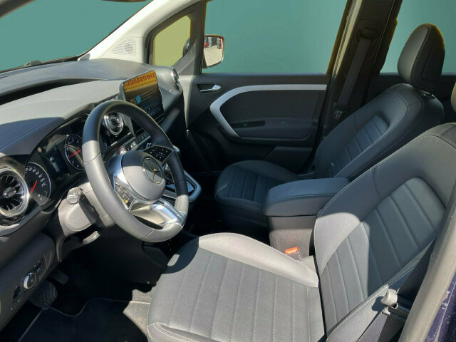 Interne Fahrzeugnr.:: 0923843Ausstattungslinien und -Pakete:  Advantage-Paket,   Aktives Sicherheits-Paket,   Chrom Interieur-Paket,   Edition,   Modellgeneration 0,   Navigation Paket,   Ohne Aufbauhersteller Sondermodul,   Ohne Paket BAUSTELLE,   Progressive,   Sondermodell,   Spiegel-Paket,   Technik-Paket,   Winter-PaketExterieur:  17" Leichtmetallräder,   43,2 cm (17'') LM-Räder im 5-Doppelspeichen-Design,   Abdeckung Schiebetürschiene in Wagenfarbe,   Ausführung Standard,   Außenspiegel elektr. heranklappbar u. verstellbar,   Außenspiegel lackiert in Wagenfarbe,   Dachreling,   Einstiegsleisten mit "Mercedes-Benz" Schriftzug,   EMISSIONSKLASSE EURO 6E M/N1 GR. II,   Fenster in Heckklappe mit Wisch- und Waschanlage,   Frontscheibe heizbar,   Gewichtsvariante 2.307 kg,   Griffleiste über Kennzeichen in Wagenfarbe,   Heckklappe,   Heckscheibe heizbar,   Inland - Code,   INTERNER CODE AC1B2,   Kältemittel R-1234yf,   Kühlergrill verchromt,   Laderaum-Schiebetür links mit Fenster,   LED High Performance-Scheinwerfer,   Modellgeneration GSR2B,   Nebelscheinwerfer in LED-Technik,   Ohne Ladekabel Traktionsbatterie E-Cell,   Ohne Staub-Kit,   Ohne Steinschlagschutz,   Premium Komplettradschutz (3 Jahre),   Querträger für Anhängerkupplung,   Schiebetür rechts mit Fenster,   Standardwegausführung,   STEUERCODE - B2C Identifier,   Steuercode Umstellung WLTP,   Türgriffe lackiert in Wagenfarbe,   Verbrenner,   VIN von außen sichtbar,   Wischwasserbehälter mit größerem Volumen,   without ECO Catalysator 90g,   Zierstab Heckklappe ChromInterieur:  Ambientebeleuchtung,   Armlehne mit Staufach,   Einzelsitze in der 2. Sitzreihe,   Elektrische Fensterheber in Schiebetüren,   Fahrersitz höhenverstellbar mit Lordosestütze,   Fenster fest hinten,   Fensterheber vorn elektr. m. Komfortbedienfunktion,   Gepäckraumabdeckung,   Gepäcksicherungsnetz,   Handschuhfach, Beifahrerseite, geschlossen,   Innenraumbeleuchtung in LED-Technik,   Innenraumspiegel,   Innenspiegel  automatisch abblendend,   Innenverkleidung gehobene Ausführung,   Klimatisierungsautomatik Thermotronic,   Klimazone 2 (gemäßigt),   Kopfstützen für Fahrgastraumsitze,   Lederlenkrad,   Ledernachbildung ARTICO Schwarz mit Ziernaht,   Mit Gurt Mittelsitz Fond,   Mittelarmlehne ARTICO &amp; Türfelder NEOTEX,   Ohne Sitze in Reihe 3,   Schaltknauf Leder,   Sitzheizung für Fahrer und Beifahrer,   Spiegel in Beifahrer-Sonnenblende,   Spiegel in Fahrer-Sonnenblende,   Steckdose 12 V im Fahrgastraum,   Steckdose 12 V Kofferraum / Laderaum,   Tachometer km/h,   Tasche an Fahrer- und Beifahrerrückenlehne,   Teilbelederte I-Tafel in Ledernachbildung ARTICO,   Teppichboden Fahrgastraum,   Teppichboden Kofferraum,   Tisch und beleuchtete Zierelemente an Rückenlehne,   Warmluftkanal zum Fahrgastraum,   Zierelemente Mattlack Seidenoptik silber,   Zierelement I-Tafel Hochglanzlack schwarzMultimedia:  2 USB Schnittstellen in Mittelkonsole hinten,   Digitales Extra: Erweiterte MBUX Funktionen,   Digitales Extra: Festplatten-Navigation,   Digitales Extra: Remote Services Plus,   Digitales Extra: Smartphone Integration,   Digitales Radio (DAB),   Kabelloses Ladesystem für mobile Endgeräte,   Kombiinstrument mit Farbdisplay,   Kommunikationsmodul (LTE) für digitale Dienste,   Live Traffic Information,   MBUX Multimediasystem und Navi mit 9,5 Zoll Display,   Mercedes-Benz Notrufsystem,   Navigation PLUS,   Sprache Kombiinstrument - deutsch,   Vorrüstung für Digitale ExtrasKomfort und Umwelt:  7-Gang-Automatikgetriebe,   Aktiver Park-Assistent,   Aktiver Spurhalte-Assistent,   ATTENTION ASSIST B,   Benziner,   Berganfahrhilfe,   Colorverglasung im Fond, Schwarzglas,   ECO Start-Stop Funktion,   Fernlichtassistent,   i-Size Kindersitzbefestigung,   Intelligenter Geschwindigkeitsassistent (ISA),   Keyless-Go,   Lenkradheizung,   Lenkrad in Neigung und Höhe verstellbar,   Licht- und Regensensor,   Mercedes-Benz Mobilo mit DSB und GgD,   Multifunktionslenkrad,   Partikelfilter,   Rückfahrkamera,   Tempomat,   Totwinkel-Assistent,   Zuheizer  elektrischSicherheit:  Airbag Fahrer und Beifahrer,   Aktiver Brems-Assistent,   Automatische Beifahrerairbag-Abschaltung,   Bremsanlage mit ABS und ASR,   elek. Feststellbremse,   Elektronisches Stabilitätsprogramm (ESP),   Gurtwarneinrichtung für Fahrer, Beifahrer und Fond,   Kindersicherung Türen und Fenster im Fahrgastraum,   Mittenairbag, Thorax-Sidebags, Windowbags v. + h.,   Ohne Einbruch-/Diebstahlwarnanlage,   Reifendrucküberwachung an VA u. HA, drahtlos,   Unterbodenschutz Kunststoff,   Verbandtasche,   WarndreieckZustand/Papiere:  COC-Papiere,   Luxuskombi,   Zulassung M1.