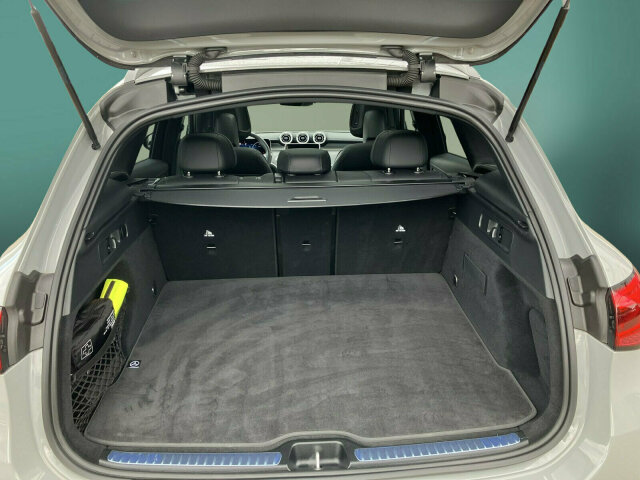 Interne Fahrzeugnr.:: 0923857Ausstattungslinien und -Pakete:  Ablage-Paket,   Advanced-Plus-Paket mit  Digitalen Extras,   AMG Line Advanced Plus,   AMG Line Exterieur,   AMG Line Interieur,   Chrom-Paket,   Chrom-Paket Interieur,   Fahrassistenz-Paket Plus,   Innenraum-Lichtpaket,   Kofferraumkomfort-Paket,   Memory-Paket,   Night-Paket,   Park-Paket mit 360 Grad-Kamera,   Spiegel-Paket,   USB-Paket,   Winter-PaketExterieur:  50,8 cm (20") AMG Leichtmetallräder im 5-Speichen-Design,   AIRPANEL,   Anhängevorrichtung mit ESP® Anhängerstabilisierung,   Außenspiegel elektrisch anklappbar,   Bremsanlage mit größeren Bremsscheiben an der Vorderachse,   Dachreling schwarz,   Diesel-Abgasreinigung mit SDPF,   Diesel-Abgasreinigungsanlage BlueTEC SCR Generation 4,   DIGITAL LIGHT,   Einstiegsleisten mit "Mercedes-Benz" Schriftzug, beleuchtet und mit Wechselcover,   Hintere Sensoren für Spurhalte-Assistent,   Mild Hybrid Antrieb,   Radlaufverbreiterung,   Radlaufverkleidungen in Wagenfarbe,   Scheibenwaschanlage beheizt,   Scheibenwischer mit Regensensor,   Sportlicher Motorsound,   Umfeldbeleuchtung mit Projektion des Markenlogos,   Vorrüstung für Projektionsfunktion Animationen,   Vorrüstung für Projektionsfunktion Symbole,   Wärmedämmend dunkel getöntes GlasInterieur:  4-Wege-Lordosenstütze,   12V-Steckdose im Gepäckraum,   Ambientebeleuchtung,   AMG Fußmatten,   Bedienungsanleitung und Serviceinformation - deutsch,   Doppelcupholder,   Durchlademöglichkeit,   EASY-PACK Laderaumabdeckung,   Innenhimmel Stoff schwarz,   Innenspiegel automatisch abblendend,   Instrumententafel und Bordkanten in Ledernachbildung ARTICO in Nappaoptik,   Klimatisierungsautomatik THERMATIC,   Leder,   Mittelkonsole Metallstruktur,   Sitz-Komfortauflage,   Sitzheizung für Fahrer und Beifahrer,   Sportsitze,   Zierelemente Holz Linde linestructure anthrazit offenporigMultimedia:  Advanced Soundsystem,   Ambientebeleuchtung Plus,   Android Auto,   Apple CarPlay,   Digitales Extra: Erweiterte Funktionen MBUX,   Digitales Extra: MBUX Navigation Premium,   Digitales Extra: Remote Services,   Digitales Extra: Smartphone Integration,   Digitales Extra: Vorrüstung für Live Traffic Information,   Digitales Extra: Vorrüstung für Navigationsdienste,   Digitales Radio,   Fahrerdisplay,   Festplatten-Navigation,   Kabelloses Ladesystem für mobile Endgeräte vorn,   Kommunikationsmodul (5G) für die Nutzung von Mercedes me connect Diensten,   MBUX Multimediasystem,   Mercedes-Benz Notrufsystem,   Sprache Kombiinstrument - deutsch,   Techn. Kommunikationsmodulvariante für ECE,   Vorrüstung für digitale Schlüsselübergabe,   Vorrüstung für digitales Radio,   ZentraldisplayKomfort und Umwelt:  9G-TRONIC,   Abgasreinigung EURO 6 Technik,   Adaptiver Fernlicht-Assistent Plus,   Aktiver Geschwindigkeitslimit-Assistent,   Aktiver Park-Assistent mit PARKTRONIC,   Aktiver Spurhalte-Assistent,   Aktiver Spurwechselassistent,   Ausweichunterstützung (Ausweichassistent),   Automatischer Spurwechsel-Assistent,   Digitales Extra: Verkehrszeichen-Assistent,   Dynamic Select,   Easy-Pack Heckklappe,   Erweitertes automatisches Wiederanfahren im Stau,   i-Size Kindersitzbefestigung,   KEYLESS-GO Start-Funktion,   Lenkradheizung,   Multifunktions-Sportlenkrad in Leder Nappa,   Nothalt-Assistent mit Hands-off Spurwechsel Software,   Panorama-Schiebedach,   Passive Personenanwesenheitserinnerung,   Sportfahrwerk,   Streckenbasierte Geschwindigkeitsanpassung,   Vordersitz links elektrisch verstellbar mit Memory-Funktion,   Vordersitz rechts elektrisch verstellbar mit Memory-FunktionSicherheit:  Aktiver Abstands-Assistent DISTRONIC,   Distronic Plus Querunterstützung (DTR+Q),   Einbruch- und Diebstahlwarnanlage mit Vorrüstung für Kollisionserkennung,   Fingerabdrucksensor,   GUARD 360° Fahrzeugschutz Plus mit Digitalen Extras,   Innenraumabsicherung,   Innenraumabsicherung über Fahrzeughupe,   Mittenairbag,   PRE-SAFE-System Impuls Seite,   PRE-SAFE ® -System,   Reifendruckkontrolle (RDK),   Vorrüstung für GUARD 360° ServicesWeiteres:  Fahrassistenz-System: Rettungsgassen-Assistent,   Modelljahrcode,   Vorrüstung für Projektionsfunktion Linien.