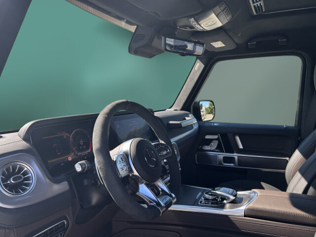 Interne Fahrzeugnr.:: 0923864Ausstattungslinien und -Pakete:  Ablage-Paket,   Aktiv-Multikontursitz-Paket Plus,   AMG Motorabdeckung Carbon,   AMG Night-Paket,   AMG Night-Paket II,   Diebstahlschutz-Paket,   Innenraum-LichtpaketExterieur:  55,9 cm (22") AMG Schmiederäder im Vielspeichen-Design,   Abgasanlage mit OPF Generation 2.0,   AMG Bremssättel vorn und hinten rot lackiert,   AMG DYNAMIC SELECT,   AMG Einstiegsschienen in Edelstahl,   AMG Hochleistungsbremsanlage,   AMG Performance-Abgasanlage schaltbar,   AMG Ride Control Fahrwerk,   AMG spezifische Kühlerverkleidung,   AMG spezifische Kühlerverkleidung in Dark Chrome,   Anbauteile und Kühlergrill in Wagenfarbe lackiert,   Außenschutzleiste mit Ziereinlage in Carbonoptik,   Außenspiegelgehäuse in Schwarz,   Außenspiegel li. u. re. beheizt, von innen el. einstellbar,   Bereifung 325/55 R22,   Dachspoiler vorn,   Einstiegsleisten vorne in Edelstahl,   Ersatzrad an Hecktür,   Frontscheibe, beheizt,   Geländeuntersetzung,   G manufaktur Dach lackiert in Obsidianschwarz,   Heckleuchten in LED-Technik,   Kraftstoffbehälter mit größerem Volumen (100l),   Ladekantenschutz hinten in Edelstahl,   MANUFAKTUR LACKE,   Mercedes-AMG G 63 4x4²,   Mercedes Stern vorne und hinten in Hochglanzschwarz,   Metallic-Lackierung,   Multibeam LED,   Optischer Unterschutz in Obsidianschwarz,   PROFESSIONAL Ersatzradhalter,   Radlaufverbreiterung,   Rauten Design,   Scheibenwischer mit Regensensor,   SCHEINWERFER ABGEDUNKELT,   Sonderlackierung,   Technischer Unterschutz graphitschwarz pulverbeschichtet,   Trittbretter seitlich,   Typographie in Hochglanzschwarz,   Umfeldbeleuchtung mit Projektion des Markenlogos,   Wärmedämmend dunkel getöntes Glas,   Zulässiges Gesamtgewicht: 3400 kgInterieur:  Ambientebeleuchtung (64 Farben un,   AMG Fußmatten schwarz mit Kontrastziernaht,   AMG Lenkradtasten,   AMG Performance Lenkrad in Mikrofaser DINAMICA,   AMG spezifische Analoguhr im IWC-Design,   Aschenbechereinsatz für Cupholder,   Bedienungsanleitung und Serviceheft - deutsch,   Digitaler Innenspiegel,   Doppelcupholder,   Durchlademöglichkeit,   EASY-PACK Laderaumabdeckung,   G manufaktur Haltegriffe in Leder,   G manufaktur Holzladeboden Kirsche,   G manufaktur Zierelemente Holz Esche geriegelt schwarz offenporig,   Haltegriff für Beifahrer auf Instrumententafel,   Innenhimmel Mikrofaser DINAMICA schwarz,   Instrumententafel in Leder Nappa,   Ionisierung der Innenraumluft,   Klimatisierungsautomatik Thermotronic,   Memory Funktion für Sitze und Kopfstützen vorn,   Sitzheizung für Fahrer und Beifahrer,   Sitzheizung im Fond,   Sitzkomfortfunktionen,   Sitzlehnen im Fond klappbar,   SUPERIOR Line Interieur,   Trennnetz,   Zierblende mit G manufaktur-SchriftzugMultimedia:  AMG Kombiinstrument,   Burmester® Surround-Soundsystem,   COMAND Online,   Digitales Radio,   Headunit Europa/GUS-Staaten/Mongolei,   Kommunikationsmodul (LTE) für die Nutzung von Mercedes me connect Diensten,   Mercedes-Benz Notrufsystem,   Offroad-Bildschirm,   Smartphone-Integration Carplay,   Smartphone Integration,   Sprache Kombiinstrument - deutsch,   Techn. Kommunikationsmodulvariante für ECE,   Touchpad mit Controller,   Vorrüstung für Bürofunktion im Fahrzeug,   Vorrüstung für Fahrzeug Monitoring,   Vorrüstung für Fahrzeug Setup,   Vorrüstung für Fond-Entertainment,   Vorrüstung für Navigationsdienste,   Vorrüstung Live Traffic Information,   Widescreen CockpitKomfort und Umwelt:  360°-Kamera,   Abgasreinigung EURO 6 Technik,   Allradantrieb,   AMG SPEEDSHIFT TCT 9G,   Attention Assist,   Direktlenkung,   ECO Start-Stop Funktion,   ENERGIZING Komfortsteuerung,   Fahrlicht-Assistent,   Getriebe automatisch,   i-Size Kindersitzbefestigung,   KEYLESS-GO Start-Funktion,   Kraftstofftanksystem für EU6d-Norm,   Lenksäule elektrisch einstellbar,   Park-Assistent PARKTRONIC,   Schiebedach,   Schmutzfänger vorn und hinten,   Spurhalteassistent,   Tempomat,   Totwinkel-Assistent,   Verkehrszeichen-AssistentSicherheit:  Elektronisches Stabilitäts-Programm (ESP®),   GUARD 360° Fahrzeugschutz Plus,   Kneebag,   PRE-SAFE ® -System,   Reifendruckkontrolle (RDK),   Sidebags für Fahrer und Beifahrer,   Sidebags im FondWeiteres:  G manufaktur Instrumententafel in Leder Nappa zweifarbig,   HUBRAUM 4,0 LITER,   Ottopartikelfilter mit Sensorik,   Park-Assistent PARKTRONIC mit 360°-Kamera,   Smartphone-Integration Google Automotive,   STATIONSWAGEN BREIT,   TV-Tuner,   V8-OTTOMOTOR M177,   Differentialsperren 100%.