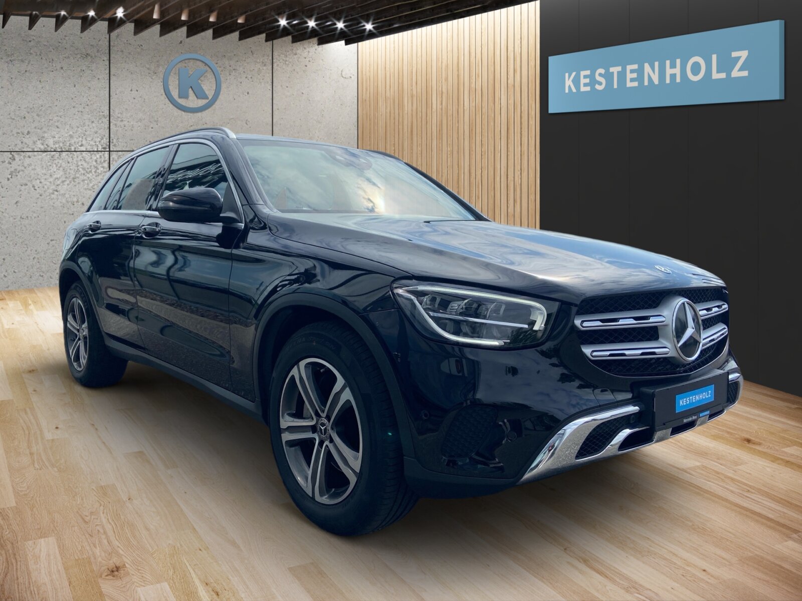 Ausstattungslinien und -Pakete:  Advanced Assistenz-Paket,   Advanced Licht-Paket,   Business-Paket,   Chrom-Paket Exterieur,   High-End Infotainment-Paket,   Innenraum-Lichtpaket,   Komfort-Paket,   Park-Paket:  Park-Paket mit Rückfahrkamera:  Sitzkomfort-Paket:  Spiegel-Paket:  Spur-Paket:Exterieur:  45,7 cm (18") Leichtmetallräder im 5-Speichen-Design:  AdBlue® Behälter,   Anhängevorrichtung mit ESP® Anhängerstabilisierung:  Außenspiegel elektrisch anklappbar:  Dachreling in poliertem Aluminium,   Diesel-Abgasreinigungsanlage BlueTEC inklusive AdBlue® Behälter,   Einstiegsleisten mit "Mercedes-Benz" Schriftzug, beleuchtet:  Fahrzeug mit Linkslenkung,   Kraftstoffbehälter mit 66 Liter Inhalt:  LED High Performance-Scheinwerfer (Rechtsverkehr):  LEISTUNGSKLASSE MOTOR UNTER 151KW,   OFF-ROAD Exterieur,   Scheibenwaschanlage beheizt,   Scheibenwischer mit Regensensor,   Speed- + Loadindex 103 V,   Steuercode Umstellung WLTP mit RDE,   Wegfall Typkennzeichen auf KofferraumdeckelInterieur:  4-Wege-Lordosenstütze,   Ambientebeleuchtung:  Bedienungsanleitung und Serviceinformation - deutsch,   Doppelcupholder:  EASY-PACK Laderaumabdeckung:  Klimatisierungsautomatik THERMATIC:  Polsterung NEOTEX / Ledernachbildung ARTICO,   Serienausstattung Interieur,   Serviceintervall 25.000 km:  Sitzheizung für Fahrer und Beifahrer,   Touchpad:  Wärme- und geräuschdämmendes Akustikglas,   Zierelemente Aluminium mit Längsschliff hell,   Zierelemente Holz Esche schwarz offenporig / Aluminium mit Längsschliff hell:Multimedia:  Android Auto:  Apple CarPlay:  Digitales Extra: Erweiterte Funktionen MBUX,   Digitales Extra: Festplatten-Navigation,   Digitales Extra: MBUX Augmented Reality für Navigation,   Digitales Extra: MBUX Navigation Plus,   Digitales Extra: Smartphone Integration,   Digitales Extra: Vorrüstung für Live Traffic Information,   Digitales Extra: Vorrüstung für Navigationsdienste,   Kommunikationsmodul (LTE) für die Nutzung von Mercedes me connect Diensten,   MBUX Multimediasystem:  Mercedes-Benz Notrufsystem:  Multimedia-Display:  Sprache Kombiinstrument - deutsch,   Telefon-Antenne,   Vorrüstung für digitales Radio:  Vorrüstung für Fahrzeug Monitoring,   Vorrüstung für Fahrzeug Setup,   Vorrüstung für Mercedes-Benz LinkKomfort und Umwelt:  9G-TRONIC:  AGILITY CONTROL Fahrwerk mit selektivem Dämpfungssystem:  Aktiver Park-Assistent mit PARKTRONIC:  Aktiver Spurhalte-Assistent:  Dieselpartikelfilter:  Digitales Extra: Adaptiver Fernlicht-Assistent,   Dynamic Select,   Easy-Pack Heckklappe:  i-Size Kindersitzbefestigung,   Innen- und Außenspiegel automatisch abblendend,   KEYLESS-GO Start-Funktion:  Lenkradschaltpaddles:  Multifunktions-Sportlenkrad in Leder,   Rückfahrkamera:  Softwaresteuerung für Kraftfrei in Stellung D,   Totwinkel-Assistent:  Verkehrszeichen-Assistent:Sicherheit:  Aktiver Abstands-Assistent DISTRONIC:  Automatische Beifahrerairbag-Abschaltung,   Fond-Sicherheitsgurt mit Gurtkraftbegrenzer,   Fondgurt-Statusanzeige im Kombiinstrument,   Kneebag:  Lenkradbedienung für Aktiven Abstands-Assistent DISTRONIC,   Reifendruckkontrolle (RDK):Weiteres:  HU LAENDERSET FUER ECE/ROW,   Kältemittel 1234yf,   Modelljahrcode,   Steuercode für abweichende Verkaufsfreigabe,   Steuercode Vertrieb  f. Code 475.