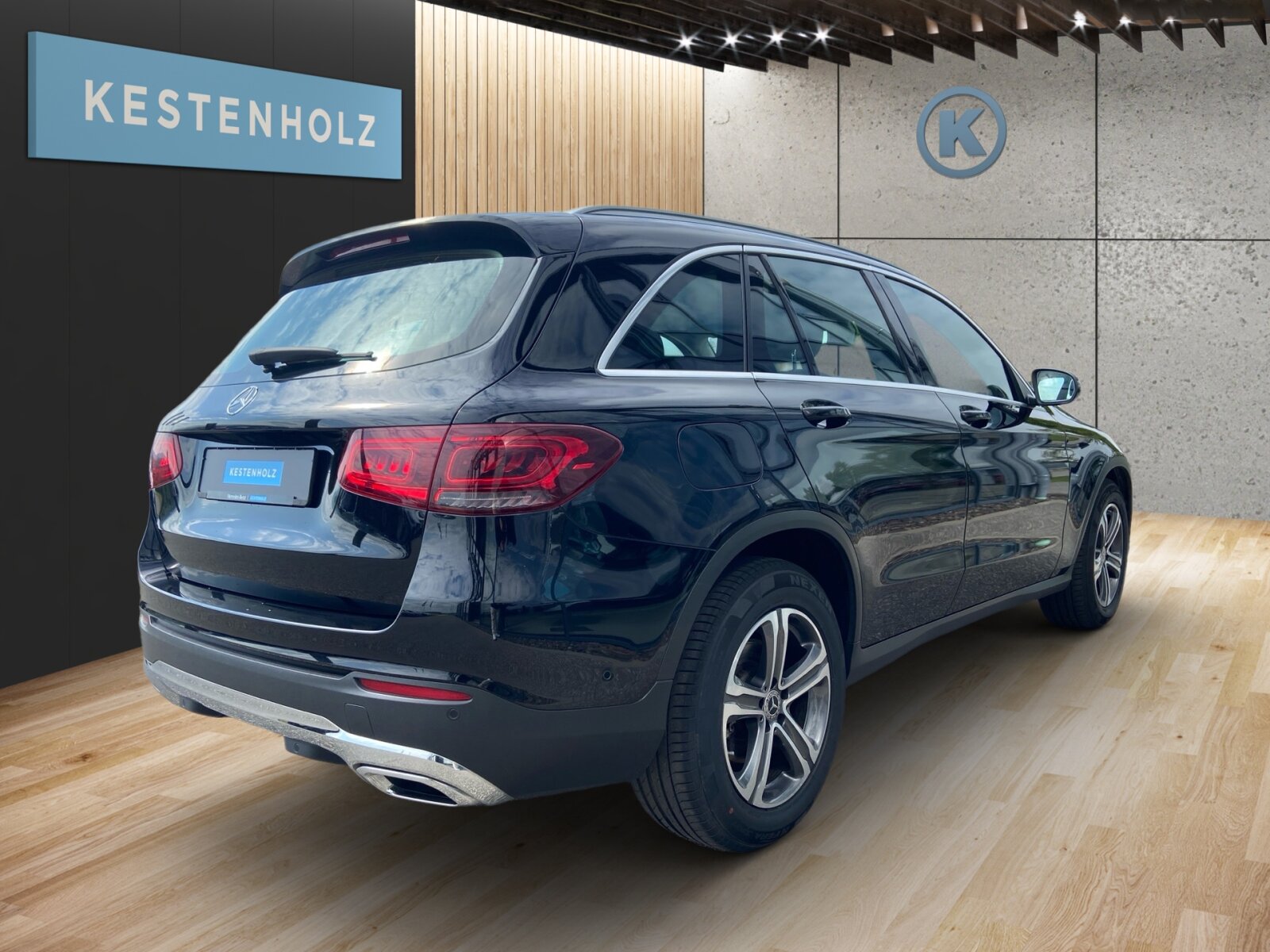 Ausstattungslinien und -Pakete:  Advanced Assistenz-Paket,   Advanced Licht-Paket,   Business-Paket,   Chrom-Paket Exterieur,   High-End Infotainment-Paket,   Innenraum-Lichtpaket,   Komfort-Paket,   Park-Paket:  Park-Paket mit Rückfahrkamera:  Sitzkomfort-Paket:  Spiegel-Paket:  Spur-Paket:Exterieur:  45,7 cm (18") Leichtmetallräder im 5-Speichen-Design:  AdBlue® Behälter,   Anhängevorrichtung mit ESP® Anhängerstabilisierung:  Außenspiegel elektrisch anklappbar:  Dachreling in poliertem Aluminium,   Diesel-Abgasreinigungsanlage BlueTEC inklusive AdBlue® Behälter,   Einstiegsleisten mit "Mercedes-Benz" Schriftzug, beleuchtet:  Fahrzeug mit Linkslenkung,   Kraftstoffbehälter mit 66 Liter Inhalt:  LED High Performance-Scheinwerfer (Rechtsverkehr):  LEISTUNGSKLASSE MOTOR UNTER 151KW,   OFF-ROAD Exterieur,   Scheibenwaschanlage beheizt,   Scheibenwischer mit Regensensor,   Speed- + Loadindex 103 V,   Steuercode Umstellung WLTP mit RDE,   Wegfall Typkennzeichen auf KofferraumdeckelInterieur:  4-Wege-Lordosenstütze,   Ambientebeleuchtung:  Bedienungsanleitung und Serviceinformation - deutsch,   Doppelcupholder:  EASY-PACK Laderaumabdeckung:  Klimatisierungsautomatik THERMATIC:  Polsterung NEOTEX / Ledernachbildung ARTICO,   Serienausstattung Interieur,   Serviceintervall 25.000 km:  Sitzheizung für Fahrer und Beifahrer,   Touchpad:  Wärme- und geräuschdämmendes Akustikglas,   Zierelemente Aluminium mit Längsschliff hell,   Zierelemente Holz Esche schwarz offenporig / Aluminium mit Längsschliff hell:Multimedia:  Android Auto:  Apple CarPlay:  Digitales Extra: Erweiterte Funktionen MBUX,   Digitales Extra: Festplatten-Navigation,   Digitales Extra: MBUX Augmented Reality für Navigation,   Digitales Extra: MBUX Navigation Plus,   Digitales Extra: Smartphone Integration,   Digitales Extra: Vorrüstung für Live Traffic Information,   Digitales Extra: Vorrüstung für Navigationsdienste,   Kommunikationsmodul (LTE) für die Nutzung von Mercedes me connect Diensten,   MBUX Multimediasystem:  Mercedes-Benz Notrufsystem:  Multimedia-Display:  Sprache Kombiinstrument - deutsch,   Telefon-Antenne,   Vorrüstung für digitales Radio:  Vorrüstung für Fahrzeug Monitoring,   Vorrüstung für Fahrzeug Setup,   Vorrüstung für Mercedes-Benz LinkKomfort und Umwelt:  9G-TRONIC:  AGILITY CONTROL Fahrwerk mit selektivem Dämpfungssystem:  Aktiver Park-Assistent mit PARKTRONIC:  Aktiver Spurhalte-Assistent:  Dieselpartikelfilter:  Digitales Extra: Adaptiver Fernlicht-Assistent,   Dynamic Select,   Easy-Pack Heckklappe:  i-Size Kindersitzbefestigung,   Innen- und Außenspiegel automatisch abblendend,   KEYLESS-GO Start-Funktion:  Lenkradschaltpaddles:  Multifunktions-Sportlenkrad in Leder,   Rückfahrkamera:  Softwaresteuerung für Kraftfrei in Stellung D,   Totwinkel-Assistent:  Verkehrszeichen-Assistent:Sicherheit:  Aktiver Abstands-Assistent DISTRONIC:  Automatische Beifahrerairbag-Abschaltung,   Fond-Sicherheitsgurt mit Gurtkraftbegrenzer,   Fondgurt-Statusanzeige im Kombiinstrument,   Kneebag:  Lenkradbedienung für Aktiven Abstands-Assistent DISTRONIC,   Reifendruckkontrolle (RDK):Weiteres:  HU LAENDERSET FUER ECE/ROW,   Kältemittel 1234yf,   Modelljahrcode,   Steuercode für abweichende Verkaufsfreigabe,   Steuercode Vertrieb  f. Code 475.