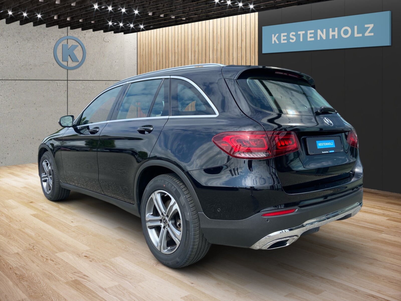 Ausstattungslinien und -Pakete:  Advanced Assistenz-Paket,   Advanced Licht-Paket,   Business-Paket,   Chrom-Paket Exterieur,   High-End Infotainment-Paket,   Innenraum-Lichtpaket,   Komfort-Paket,   Park-Paket:  Park-Paket mit Rückfahrkamera:  Sitzkomfort-Paket:  Spiegel-Paket:  Spur-Paket:Exterieur:  45,7 cm (18") Leichtmetallräder im 5-Speichen-Design:  AdBlue® Behälter,   Anhängevorrichtung mit ESP® Anhängerstabilisierung:  Außenspiegel elektrisch anklappbar:  Dachreling in poliertem Aluminium,   Diesel-Abgasreinigungsanlage BlueTEC inklusive AdBlue® Behälter,   Einstiegsleisten mit "Mercedes-Benz" Schriftzug, beleuchtet:  Fahrzeug mit Linkslenkung,   Kraftstoffbehälter mit 66 Liter Inhalt:  LED High Performance-Scheinwerfer (Rechtsverkehr):  LEISTUNGSKLASSE MOTOR UNTER 151KW,   OFF-ROAD Exterieur,   Scheibenwaschanlage beheizt,   Scheibenwischer mit Regensensor,   Speed- + Loadindex 103 V,   Steuercode Umstellung WLTP mit RDE,   Wegfall Typkennzeichen auf KofferraumdeckelInterieur:  4-Wege-Lordosenstütze,   Ambientebeleuchtung:  Bedienungsanleitung und Serviceinformation - deutsch,   Doppelcupholder:  EASY-PACK Laderaumabdeckung:  Klimatisierungsautomatik THERMATIC:  Polsterung NEOTEX / Ledernachbildung ARTICO,   Serienausstattung Interieur,   Serviceintervall 25.000 km:  Sitzheizung für Fahrer und Beifahrer,   Touchpad:  Wärme- und geräuschdämmendes Akustikglas,   Zierelemente Aluminium mit Längsschliff hell,   Zierelemente Holz Esche schwarz offenporig / Aluminium mit Längsschliff hell:Multimedia:  Android Auto:  Apple CarPlay:  Digitales Extra: Erweiterte Funktionen MBUX,   Digitales Extra: Festplatten-Navigation,   Digitales Extra: MBUX Augmented Reality für Navigation,   Digitales Extra: MBUX Navigation Plus,   Digitales Extra: Smartphone Integration,   Digitales Extra: Vorrüstung für Live Traffic Information,   Digitales Extra: Vorrüstung für Navigationsdienste,   Kommunikationsmodul (LTE) für die Nutzung von Mercedes me connect Diensten,   MBUX Multimediasystem:  Mercedes-Benz Notrufsystem:  Multimedia-Display:  Sprache Kombiinstrument - deutsch,   Telefon-Antenne,   Vorrüstung für digitales Radio:  Vorrüstung für Fahrzeug Monitoring,   Vorrüstung für Fahrzeug Setup,   Vorrüstung für Mercedes-Benz LinkKomfort und Umwelt:  9G-TRONIC:  AGILITY CONTROL Fahrwerk mit selektivem Dämpfungssystem:  Aktiver Park-Assistent mit PARKTRONIC:  Aktiver Spurhalte-Assistent:  Dieselpartikelfilter:  Digitales Extra: Adaptiver Fernlicht-Assistent,   Dynamic Select,   Easy-Pack Heckklappe:  i-Size Kindersitzbefestigung,   Innen- und Außenspiegel automatisch abblendend,   KEYLESS-GO Start-Funktion:  Lenkradschaltpaddles:  Multifunktions-Sportlenkrad in Leder,   Rückfahrkamera:  Softwaresteuerung für Kraftfrei in Stellung D,   Totwinkel-Assistent:  Verkehrszeichen-Assistent:Sicherheit:  Aktiver Abstands-Assistent DISTRONIC:  Automatische Beifahrerairbag-Abschaltung,   Fond-Sicherheitsgurt mit Gurtkraftbegrenzer,   Fondgurt-Statusanzeige im Kombiinstrument,   Kneebag:  Lenkradbedienung für Aktiven Abstands-Assistent DISTRONIC,   Reifendruckkontrolle (RDK):Weiteres:  HU LAENDERSET FUER ECE/ROW,   Kältemittel 1234yf,   Modelljahrcode,   Steuercode für abweichende Verkaufsfreigabe,   Steuercode Vertrieb  f. Code 475.