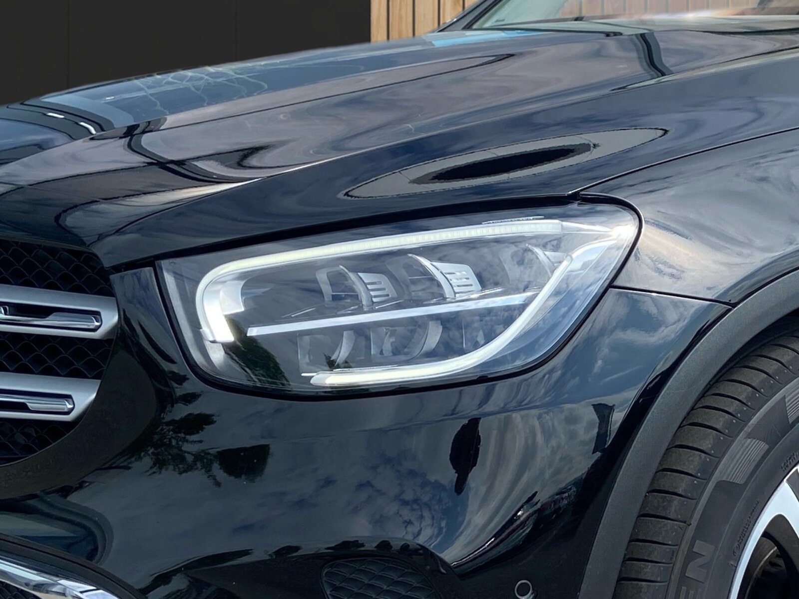 Ausstattungslinien und -Pakete:  Advanced Assistenz-Paket,   Advanced Licht-Paket,   Business-Paket,   Chrom-Paket Exterieur,   High-End Infotainment-Paket,   Innenraum-Lichtpaket,   Komfort-Paket,   Park-Paket:  Park-Paket mit Rückfahrkamera:  Sitzkomfort-Paket:  Spiegel-Paket:  Spur-Paket:Exterieur:  45,7 cm (18") Leichtmetallräder im 5-Speichen-Design:  AdBlue® Behälter,   Anhängevorrichtung mit ESP® Anhängerstabilisierung:  Außenspiegel elektrisch anklappbar:  Dachreling in poliertem Aluminium,   Diesel-Abgasreinigungsanlage BlueTEC inklusive AdBlue® Behälter,   Einstiegsleisten mit "Mercedes-Benz" Schriftzug, beleuchtet:  Fahrzeug mit Linkslenkung,   Kraftstoffbehälter mit 66 Liter Inhalt:  LED High Performance-Scheinwerfer (Rechtsverkehr):  LEISTUNGSKLASSE MOTOR UNTER 151KW,   OFF-ROAD Exterieur,   Scheibenwaschanlage beheizt,   Scheibenwischer mit Regensensor,   Speed- + Loadindex 103 V,   Steuercode Umstellung WLTP mit RDE,   Wegfall Typkennzeichen auf KofferraumdeckelInterieur:  4-Wege-Lordosenstütze,   Ambientebeleuchtung:  Bedienungsanleitung und Serviceinformation - deutsch,   Doppelcupholder:  EASY-PACK Laderaumabdeckung:  Klimatisierungsautomatik THERMATIC:  Polsterung NEOTEX / Ledernachbildung ARTICO,   Serienausstattung Interieur,   Serviceintervall 25.000 km:  Sitzheizung für Fahrer und Beifahrer,   Touchpad:  Wärme- und geräuschdämmendes Akustikglas,   Zierelemente Aluminium mit Längsschliff hell,   Zierelemente Holz Esche schwarz offenporig / Aluminium mit Längsschliff hell:Multimedia:  Android Auto:  Apple CarPlay:  Digitales Extra: Erweiterte Funktionen MBUX,   Digitales Extra: Festplatten-Navigation,   Digitales Extra: MBUX Augmented Reality für Navigation,   Digitales Extra: MBUX Navigation Plus,   Digitales Extra: Smartphone Integration,   Digitales Extra: Vorrüstung für Live Traffic Information,   Digitales Extra: Vorrüstung für Navigationsdienste,   Kommunikationsmodul (LTE) für die Nutzung von Mercedes me connect Diensten,   MBUX Multimediasystem:  Mercedes-Benz Notrufsystem:  Multimedia-Display:  Sprache Kombiinstrument - deutsch,   Telefon-Antenne,   Vorrüstung für digitales Radio:  Vorrüstung für Fahrzeug Monitoring,   Vorrüstung für Fahrzeug Setup,   Vorrüstung für Mercedes-Benz LinkKomfort und Umwelt:  9G-TRONIC:  AGILITY CONTROL Fahrwerk mit selektivem Dämpfungssystem:  Aktiver Park-Assistent mit PARKTRONIC:  Aktiver Spurhalte-Assistent:  Dieselpartikelfilter:  Digitales Extra: Adaptiver Fernlicht-Assistent,   Dynamic Select,   Easy-Pack Heckklappe:  i-Size Kindersitzbefestigung,   Innen- und Außenspiegel automatisch abblendend,   KEYLESS-GO Start-Funktion:  Lenkradschaltpaddles:  Multifunktions-Sportlenkrad in Leder,   Rückfahrkamera:  Softwaresteuerung für Kraftfrei in Stellung D,   Totwinkel-Assistent:  Verkehrszeichen-Assistent:Sicherheit:  Aktiver Abstands-Assistent DISTRONIC:  Automatische Beifahrerairbag-Abschaltung,   Fond-Sicherheitsgurt mit Gurtkraftbegrenzer,   Fondgurt-Statusanzeige im Kombiinstrument,   Kneebag:  Lenkradbedienung für Aktiven Abstands-Assistent DISTRONIC,   Reifendruckkontrolle (RDK):Weiteres:  HU LAENDERSET FUER ECE/ROW,   Kältemittel 1234yf,   Modelljahrcode,   Steuercode für abweichende Verkaufsfreigabe,   Steuercode Vertrieb  f. Code 475.