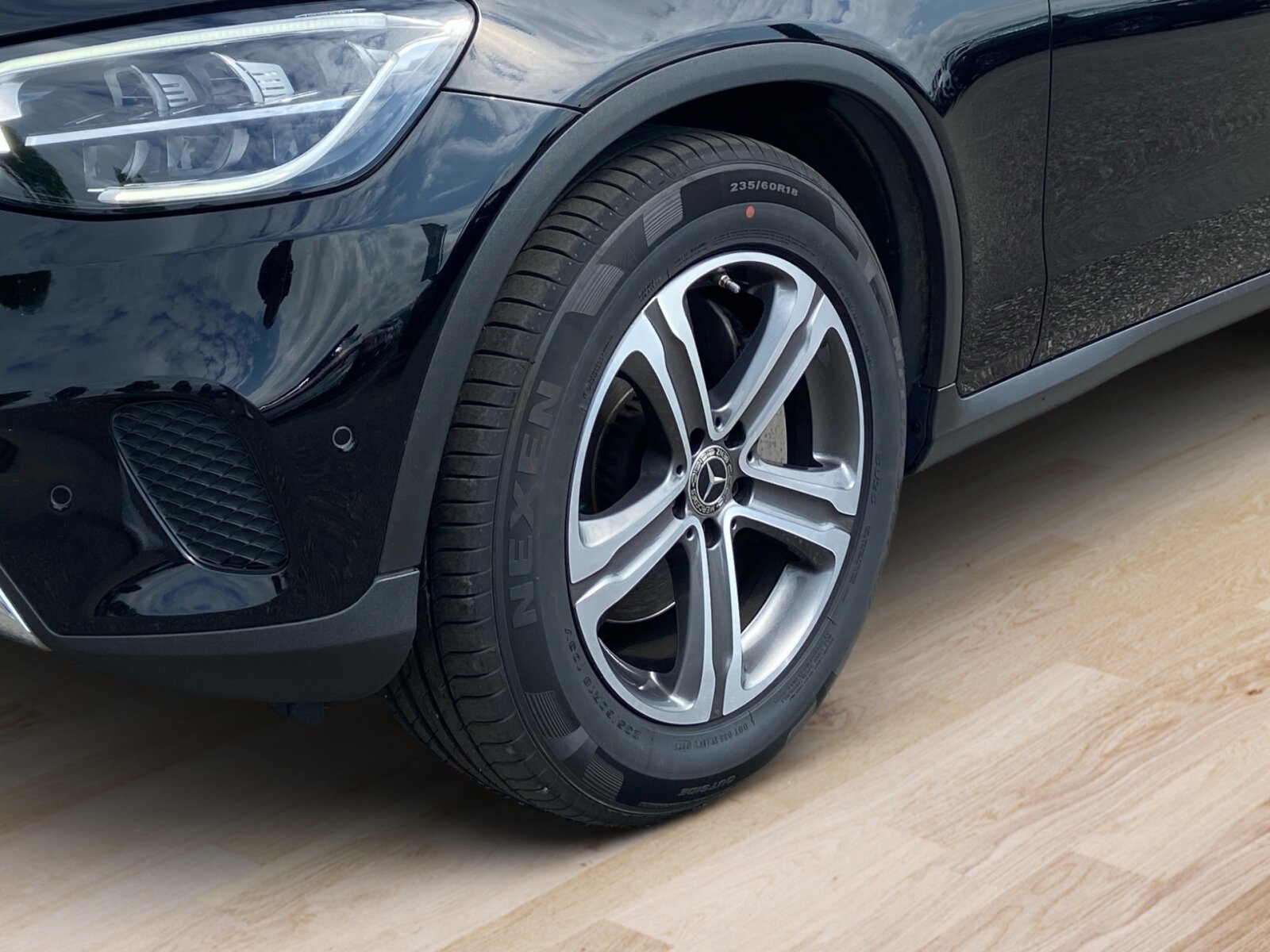 Ausstattungslinien und -Pakete:  Advanced Assistenz-Paket,   Advanced Licht-Paket,   Business-Paket,   Chrom-Paket Exterieur,   High-End Infotainment-Paket,   Innenraum-Lichtpaket,   Komfort-Paket,   Park-Paket:  Park-Paket mit Rückfahrkamera:  Sitzkomfort-Paket:  Spiegel-Paket:  Spur-Paket:Exterieur:  45,7 cm (18") Leichtmetallräder im 5-Speichen-Design:  AdBlue® Behälter,   Anhängevorrichtung mit ESP® Anhängerstabilisierung:  Außenspiegel elektrisch anklappbar:  Dachreling in poliertem Aluminium,   Diesel-Abgasreinigungsanlage BlueTEC inklusive AdBlue® Behälter,   Einstiegsleisten mit "Mercedes-Benz" Schriftzug, beleuchtet:  Fahrzeug mit Linkslenkung,   Kraftstoffbehälter mit 66 Liter Inhalt:  LED High Performance-Scheinwerfer (Rechtsverkehr):  LEISTUNGSKLASSE MOTOR UNTER 151KW,   OFF-ROAD Exterieur,   Scheibenwaschanlage beheizt,   Scheibenwischer mit Regensensor,   Speed- + Loadindex 103 V,   Steuercode Umstellung WLTP mit RDE,   Wegfall Typkennzeichen auf KofferraumdeckelInterieur:  4-Wege-Lordosenstütze,   Ambientebeleuchtung:  Bedienungsanleitung und Serviceinformation - deutsch,   Doppelcupholder:  EASY-PACK Laderaumabdeckung:  Klimatisierungsautomatik THERMATIC:  Polsterung NEOTEX / Ledernachbildung ARTICO,   Serienausstattung Interieur,   Serviceintervall 25.000 km:  Sitzheizung für Fahrer und Beifahrer,   Touchpad:  Wärme- und geräuschdämmendes Akustikglas,   Zierelemente Aluminium mit Längsschliff hell,   Zierelemente Holz Esche schwarz offenporig / Aluminium mit Längsschliff hell:Multimedia:  Android Auto:  Apple CarPlay:  Digitales Extra: Erweiterte Funktionen MBUX,   Digitales Extra: Festplatten-Navigation,   Digitales Extra: MBUX Augmented Reality für Navigation,   Digitales Extra: MBUX Navigation Plus,   Digitales Extra: Smartphone Integration,   Digitales Extra: Vorrüstung für Live Traffic Information,   Digitales Extra: Vorrüstung für Navigationsdienste,   Kommunikationsmodul (LTE) für die Nutzung von Mercedes me connect Diensten,   MBUX Multimediasystem:  Mercedes-Benz Notrufsystem:  Multimedia-Display:  Sprache Kombiinstrument - deutsch,   Telefon-Antenne,   Vorrüstung für digitales Radio:  Vorrüstung für Fahrzeug Monitoring,   Vorrüstung für Fahrzeug Setup,   Vorrüstung für Mercedes-Benz LinkKomfort und Umwelt:  9G-TRONIC:  AGILITY CONTROL Fahrwerk mit selektivem Dämpfungssystem:  Aktiver Park-Assistent mit PARKTRONIC:  Aktiver Spurhalte-Assistent:  Dieselpartikelfilter:  Digitales Extra: Adaptiver Fernlicht-Assistent,   Dynamic Select,   Easy-Pack Heckklappe:  i-Size Kindersitzbefestigung,   Innen- und Außenspiegel automatisch abblendend,   KEYLESS-GO Start-Funktion:  Lenkradschaltpaddles:  Multifunktions-Sportlenkrad in Leder,   Rückfahrkamera:  Softwaresteuerung für Kraftfrei in Stellung D,   Totwinkel-Assistent:  Verkehrszeichen-Assistent:Sicherheit:  Aktiver Abstands-Assistent DISTRONIC:  Automatische Beifahrerairbag-Abschaltung,   Fond-Sicherheitsgurt mit Gurtkraftbegrenzer,   Fondgurt-Statusanzeige im Kombiinstrument,   Kneebag:  Lenkradbedienung für Aktiven Abstands-Assistent DISTRONIC,   Reifendruckkontrolle (RDK):Weiteres:  HU LAENDERSET FUER ECE/ROW,   Kältemittel 1234yf,   Modelljahrcode,   Steuercode für abweichende Verkaufsfreigabe,   Steuercode Vertrieb  f. Code 475.