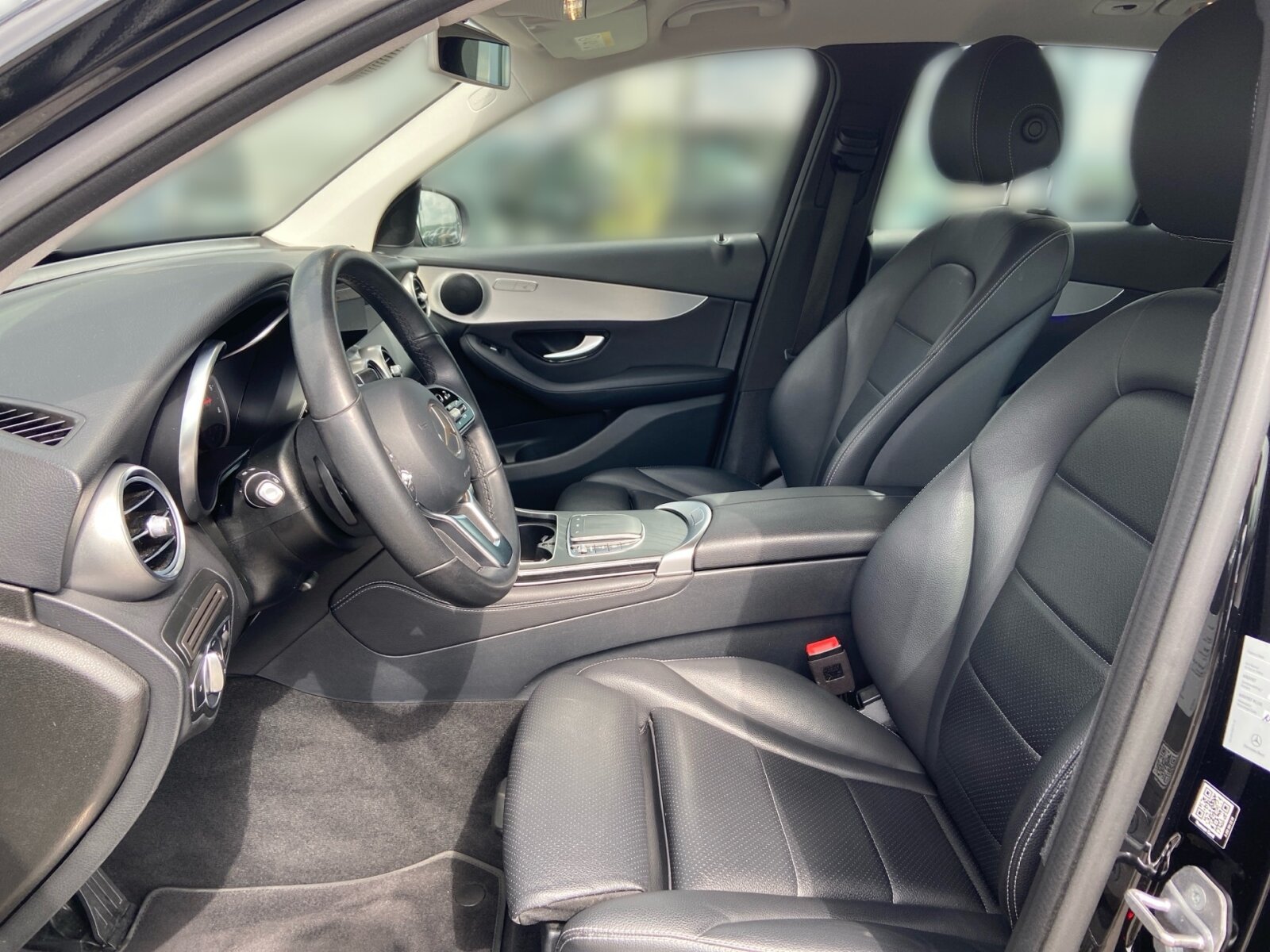 Ausstattungslinien und -Pakete:  Advanced Assistenz-Paket,   Advanced Licht-Paket,   Business-Paket,   Chrom-Paket Exterieur,   High-End Infotainment-Paket,   Innenraum-Lichtpaket,   Komfort-Paket,   Park-Paket:  Park-Paket mit Rückfahrkamera:  Sitzkomfort-Paket:  Spiegel-Paket:  Spur-Paket:Exterieur:  45,7 cm (18") Leichtmetallräder im 5-Speichen-Design:  AdBlue® Behälter,   Anhängevorrichtung mit ESP® Anhängerstabilisierung:  Außenspiegel elektrisch anklappbar:  Dachreling in poliertem Aluminium,   Diesel-Abgasreinigungsanlage BlueTEC inklusive AdBlue® Behälter,   Einstiegsleisten mit "Mercedes-Benz" Schriftzug, beleuchtet:  Fahrzeug mit Linkslenkung,   Kraftstoffbehälter mit 66 Liter Inhalt:  LED High Performance-Scheinwerfer (Rechtsverkehr):  LEISTUNGSKLASSE MOTOR UNTER 151KW,   OFF-ROAD Exterieur,   Scheibenwaschanlage beheizt,   Scheibenwischer mit Regensensor,   Speed- + Loadindex 103 V,   Steuercode Umstellung WLTP mit RDE,   Wegfall Typkennzeichen auf KofferraumdeckelInterieur:  4-Wege-Lordosenstütze,   Ambientebeleuchtung:  Bedienungsanleitung und Serviceinformation - deutsch,   Doppelcupholder:  EASY-PACK Laderaumabdeckung:  Klimatisierungsautomatik THERMATIC:  Polsterung NEOTEX / Ledernachbildung ARTICO,   Serienausstattung Interieur,   Serviceintervall 25.000 km:  Sitzheizung für Fahrer und Beifahrer,   Touchpad:  Wärme- und geräuschdämmendes Akustikglas,   Zierelemente Aluminium mit Längsschliff hell,   Zierelemente Holz Esche schwarz offenporig / Aluminium mit Längsschliff hell:Multimedia:  Android Auto:  Apple CarPlay:  Digitales Extra: Erweiterte Funktionen MBUX,   Digitales Extra: Festplatten-Navigation,   Digitales Extra: MBUX Augmented Reality für Navigation,   Digitales Extra: MBUX Navigation Plus,   Digitales Extra: Smartphone Integration,   Digitales Extra: Vorrüstung für Live Traffic Information,   Digitales Extra: Vorrüstung für Navigationsdienste,   Kommunikationsmodul (LTE) für die Nutzung von Mercedes me connect Diensten,   MBUX Multimediasystem:  Mercedes-Benz Notrufsystem:  Multimedia-Display:  Sprache Kombiinstrument - deutsch,   Telefon-Antenne,   Vorrüstung für digitales Radio:  Vorrüstung für Fahrzeug Monitoring,   Vorrüstung für Fahrzeug Setup,   Vorrüstung für Mercedes-Benz LinkKomfort und Umwelt:  9G-TRONIC:  AGILITY CONTROL Fahrwerk mit selektivem Dämpfungssystem:  Aktiver Park-Assistent mit PARKTRONIC:  Aktiver Spurhalte-Assistent:  Dieselpartikelfilter:  Digitales Extra: Adaptiver Fernlicht-Assistent,   Dynamic Select,   Easy-Pack Heckklappe:  i-Size Kindersitzbefestigung,   Innen- und Außenspiegel automatisch abblendend,   KEYLESS-GO Start-Funktion:  Lenkradschaltpaddles:  Multifunktions-Sportlenkrad in Leder,   Rückfahrkamera:  Softwaresteuerung für Kraftfrei in Stellung D,   Totwinkel-Assistent:  Verkehrszeichen-Assistent:Sicherheit:  Aktiver Abstands-Assistent DISTRONIC:  Automatische Beifahrerairbag-Abschaltung,   Fond-Sicherheitsgurt mit Gurtkraftbegrenzer,   Fondgurt-Statusanzeige im Kombiinstrument,   Kneebag:  Lenkradbedienung für Aktiven Abstands-Assistent DISTRONIC,   Reifendruckkontrolle (RDK):Weiteres:  HU LAENDERSET FUER ECE/ROW,   Kältemittel 1234yf,   Modelljahrcode,   Steuercode für abweichende Verkaufsfreigabe,   Steuercode Vertrieb  f. Code 475.