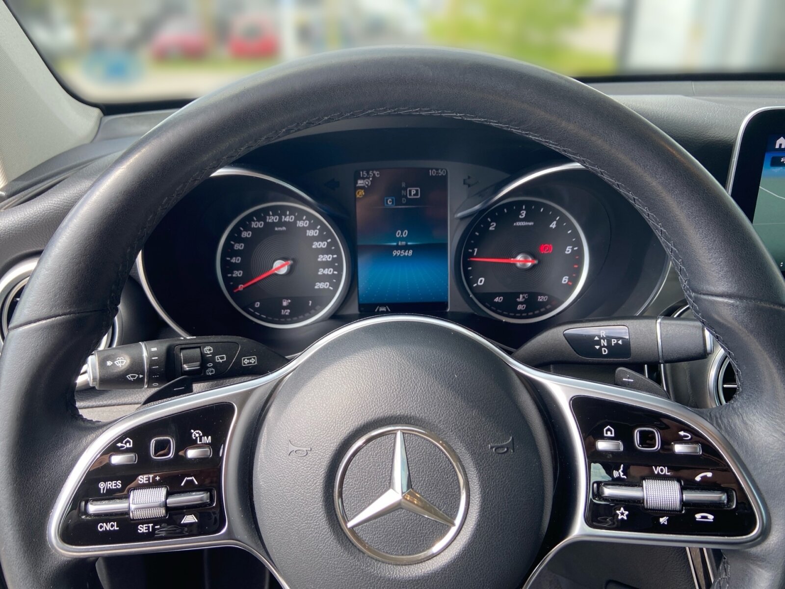 Ausstattungslinien und -Pakete:  Advanced Assistenz-Paket,   Advanced Licht-Paket,   Business-Paket,   Chrom-Paket Exterieur,   High-End Infotainment-Paket,   Innenraum-Lichtpaket,   Komfort-Paket,   Park-Paket:  Park-Paket mit Rückfahrkamera:  Sitzkomfort-Paket:  Spiegel-Paket:  Spur-Paket:Exterieur:  45,7 cm (18") Leichtmetallräder im 5-Speichen-Design:  AdBlue® Behälter,   Anhängevorrichtung mit ESP® Anhängerstabilisierung:  Außenspiegel elektrisch anklappbar:  Dachreling in poliertem Aluminium,   Diesel-Abgasreinigungsanlage BlueTEC inklusive AdBlue® Behälter,   Einstiegsleisten mit "Mercedes-Benz" Schriftzug, beleuchtet:  Fahrzeug mit Linkslenkung,   Kraftstoffbehälter mit 66 Liter Inhalt:  LED High Performance-Scheinwerfer (Rechtsverkehr):  LEISTUNGSKLASSE MOTOR UNTER 151KW,   OFF-ROAD Exterieur,   Scheibenwaschanlage beheizt,   Scheibenwischer mit Regensensor,   Speed- + Loadindex 103 V,   Steuercode Umstellung WLTP mit RDE,   Wegfall Typkennzeichen auf KofferraumdeckelInterieur:  4-Wege-Lordosenstütze,   Ambientebeleuchtung:  Bedienungsanleitung und Serviceinformation - deutsch,   Doppelcupholder:  EASY-PACK Laderaumabdeckung:  Klimatisierungsautomatik THERMATIC:  Polsterung NEOTEX / Ledernachbildung ARTICO,   Serienausstattung Interieur,   Serviceintervall 25.000 km:  Sitzheizung für Fahrer und Beifahrer,   Touchpad:  Wärme- und geräuschdämmendes Akustikglas,   Zierelemente Aluminium mit Längsschliff hell,   Zierelemente Holz Esche schwarz offenporig / Aluminium mit Längsschliff hell:Multimedia:  Android Auto:  Apple CarPlay:  Digitales Extra: Erweiterte Funktionen MBUX,   Digitales Extra: Festplatten-Navigation,   Digitales Extra: MBUX Augmented Reality für Navigation,   Digitales Extra: MBUX Navigation Plus,   Digitales Extra: Smartphone Integration,   Digitales Extra: Vorrüstung für Live Traffic Information,   Digitales Extra: Vorrüstung für Navigationsdienste,   Kommunikationsmodul (LTE) für die Nutzung von Mercedes me connect Diensten,   MBUX Multimediasystem:  Mercedes-Benz Notrufsystem:  Multimedia-Display:  Sprache Kombiinstrument - deutsch,   Telefon-Antenne,   Vorrüstung für digitales Radio:  Vorrüstung für Fahrzeug Monitoring,   Vorrüstung für Fahrzeug Setup,   Vorrüstung für Mercedes-Benz LinkKomfort und Umwelt:  9G-TRONIC:  AGILITY CONTROL Fahrwerk mit selektivem Dämpfungssystem:  Aktiver Park-Assistent mit PARKTRONIC:  Aktiver Spurhalte-Assistent:  Dieselpartikelfilter:  Digitales Extra: Adaptiver Fernlicht-Assistent,   Dynamic Select,   Easy-Pack Heckklappe:  i-Size Kindersitzbefestigung,   Innen- und Außenspiegel automatisch abblendend,   KEYLESS-GO Start-Funktion:  Lenkradschaltpaddles:  Multifunktions-Sportlenkrad in Leder,   Rückfahrkamera:  Softwaresteuerung für Kraftfrei in Stellung D,   Totwinkel-Assistent:  Verkehrszeichen-Assistent:Sicherheit:  Aktiver Abstands-Assistent DISTRONIC:  Automatische Beifahrerairbag-Abschaltung,   Fond-Sicherheitsgurt mit Gurtkraftbegrenzer,   Fondgurt-Statusanzeige im Kombiinstrument,   Kneebag:  Lenkradbedienung für Aktiven Abstands-Assistent DISTRONIC,   Reifendruckkontrolle (RDK):Weiteres:  HU LAENDERSET FUER ECE/ROW,   Kältemittel 1234yf,   Modelljahrcode,   Steuercode für abweichende Verkaufsfreigabe,   Steuercode Vertrieb  f. Code 475.