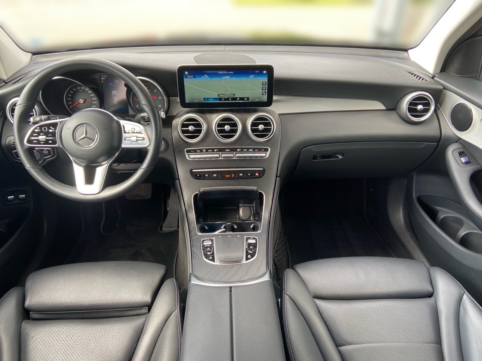 Ausstattungslinien und -Pakete:  Advanced Assistenz-Paket,   Advanced Licht-Paket,   Business-Paket,   Chrom-Paket Exterieur,   High-End Infotainment-Paket,   Innenraum-Lichtpaket,   Komfort-Paket,   Park-Paket:  Park-Paket mit Rückfahrkamera:  Sitzkomfort-Paket:  Spiegel-Paket:  Spur-Paket:Exterieur:  45,7 cm (18") Leichtmetallräder im 5-Speichen-Design:  AdBlue® Behälter,   Anhängevorrichtung mit ESP® Anhängerstabilisierung:  Außenspiegel elektrisch anklappbar:  Dachreling in poliertem Aluminium,   Diesel-Abgasreinigungsanlage BlueTEC inklusive AdBlue® Behälter,   Einstiegsleisten mit "Mercedes-Benz" Schriftzug, beleuchtet:  Fahrzeug mit Linkslenkung,   Kraftstoffbehälter mit 66 Liter Inhalt:  LED High Performance-Scheinwerfer (Rechtsverkehr):  LEISTUNGSKLASSE MOTOR UNTER 151KW,   OFF-ROAD Exterieur,   Scheibenwaschanlage beheizt,   Scheibenwischer mit Regensensor,   Speed- + Loadindex 103 V,   Steuercode Umstellung WLTP mit RDE,   Wegfall Typkennzeichen auf KofferraumdeckelInterieur:  4-Wege-Lordosenstütze,   Ambientebeleuchtung:  Bedienungsanleitung und Serviceinformation - deutsch,   Doppelcupholder:  EASY-PACK Laderaumabdeckung:  Klimatisierungsautomatik THERMATIC:  Polsterung NEOTEX / Ledernachbildung ARTICO,   Serienausstattung Interieur,   Serviceintervall 25.000 km:  Sitzheizung für Fahrer und Beifahrer,   Touchpad:  Wärme- und geräuschdämmendes Akustikglas,   Zierelemente Aluminium mit Längsschliff hell,   Zierelemente Holz Esche schwarz offenporig / Aluminium mit Längsschliff hell:Multimedia:  Android Auto:  Apple CarPlay:  Digitales Extra: Erweiterte Funktionen MBUX,   Digitales Extra: Festplatten-Navigation,   Digitales Extra: MBUX Augmented Reality für Navigation,   Digitales Extra: MBUX Navigation Plus,   Digitales Extra: Smartphone Integration,   Digitales Extra: Vorrüstung für Live Traffic Information,   Digitales Extra: Vorrüstung für Navigationsdienste,   Kommunikationsmodul (LTE) für die Nutzung von Mercedes me connect Diensten,   MBUX Multimediasystem:  Mercedes-Benz Notrufsystem:  Multimedia-Display:  Sprache Kombiinstrument - deutsch,   Telefon-Antenne,   Vorrüstung für digitales Radio:  Vorrüstung für Fahrzeug Monitoring,   Vorrüstung für Fahrzeug Setup,   Vorrüstung für Mercedes-Benz LinkKomfort und Umwelt:  9G-TRONIC:  AGILITY CONTROL Fahrwerk mit selektivem Dämpfungssystem:  Aktiver Park-Assistent mit PARKTRONIC:  Aktiver Spurhalte-Assistent:  Dieselpartikelfilter:  Digitales Extra: Adaptiver Fernlicht-Assistent,   Dynamic Select,   Easy-Pack Heckklappe:  i-Size Kindersitzbefestigung,   Innen- und Außenspiegel automatisch abblendend,   KEYLESS-GO Start-Funktion:  Lenkradschaltpaddles:  Multifunktions-Sportlenkrad in Leder,   Rückfahrkamera:  Softwaresteuerung für Kraftfrei in Stellung D,   Totwinkel-Assistent:  Verkehrszeichen-Assistent:Sicherheit:  Aktiver Abstands-Assistent DISTRONIC:  Automatische Beifahrerairbag-Abschaltung,   Fond-Sicherheitsgurt mit Gurtkraftbegrenzer,   Fondgurt-Statusanzeige im Kombiinstrument,   Kneebag:  Lenkradbedienung für Aktiven Abstands-Assistent DISTRONIC,   Reifendruckkontrolle (RDK):Weiteres:  HU LAENDERSET FUER ECE/ROW,   Kältemittel 1234yf,   Modelljahrcode,   Steuercode für abweichende Verkaufsfreigabe,   Steuercode Vertrieb  f. Code 475.