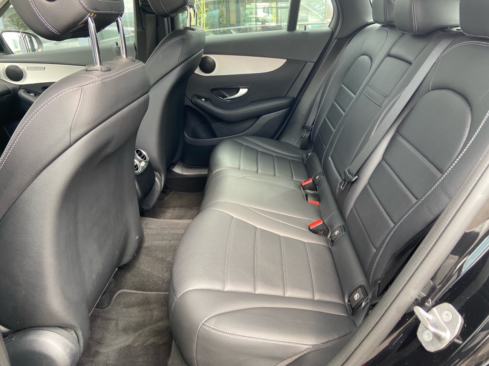 Ausstattungslinien und -Pakete:  Advanced Assistenz-Paket,   Advanced Licht-Paket,   Business-Paket,   Chrom-Paket Exterieur,   High-End Infotainment-Paket,   Innenraum-Lichtpaket,   Komfort-Paket,   Park-Paket:  Park-Paket mit Rückfahrkamera:  Sitzkomfort-Paket:  Spiegel-Paket:  Spur-Paket:Exterieur:  45,7 cm (18") Leichtmetallräder im 5-Speichen-Design:  AdBlue® Behälter,   Anhängevorrichtung mit ESP® Anhängerstabilisierung:  Außenspiegel elektrisch anklappbar:  Dachreling in poliertem Aluminium,   Diesel-Abgasreinigungsanlage BlueTEC inklusive AdBlue® Behälter,   Einstiegsleisten mit "Mercedes-Benz" Schriftzug, beleuchtet:  Fahrzeug mit Linkslenkung,   Kraftstoffbehälter mit 66 Liter Inhalt:  LED High Performance-Scheinwerfer (Rechtsverkehr):  LEISTUNGSKLASSE MOTOR UNTER 151KW,   OFF-ROAD Exterieur,   Scheibenwaschanlage beheizt,   Scheibenwischer mit Regensensor,   Speed- + Loadindex 103 V,   Steuercode Umstellung WLTP mit RDE,   Wegfall Typkennzeichen auf KofferraumdeckelInterieur:  4-Wege-Lordosenstütze,   Ambientebeleuchtung:  Bedienungsanleitung und Serviceinformation - deutsch,   Doppelcupholder:  EASY-PACK Laderaumabdeckung:  Klimatisierungsautomatik THERMATIC:  Polsterung NEOTEX / Ledernachbildung ARTICO,   Serienausstattung Interieur,   Serviceintervall 25.000 km:  Sitzheizung für Fahrer und Beifahrer,   Touchpad:  Wärme- und geräuschdämmendes Akustikglas,   Zierelemente Aluminium mit Längsschliff hell,   Zierelemente Holz Esche schwarz offenporig / Aluminium mit Längsschliff hell:Multimedia:  Android Auto:  Apple CarPlay:  Digitales Extra: Erweiterte Funktionen MBUX,   Digitales Extra: Festplatten-Navigation,   Digitales Extra: MBUX Augmented Reality für Navigation,   Digitales Extra: MBUX Navigation Plus,   Digitales Extra: Smartphone Integration,   Digitales Extra: Vorrüstung für Live Traffic Information,   Digitales Extra: Vorrüstung für Navigationsdienste,   Kommunikationsmodul (LTE) für die Nutzung von Mercedes me connect Diensten,   MBUX Multimediasystem:  Mercedes-Benz Notrufsystem:  Multimedia-Display:  Sprache Kombiinstrument - deutsch,   Telefon-Antenne,   Vorrüstung für digitales Radio:  Vorrüstung für Fahrzeug Monitoring,   Vorrüstung für Fahrzeug Setup,   Vorrüstung für Mercedes-Benz LinkKomfort und Umwelt:  9G-TRONIC:  AGILITY CONTROL Fahrwerk mit selektivem Dämpfungssystem:  Aktiver Park-Assistent mit PARKTRONIC:  Aktiver Spurhalte-Assistent:  Dieselpartikelfilter:  Digitales Extra: Adaptiver Fernlicht-Assistent,   Dynamic Select,   Easy-Pack Heckklappe:  i-Size Kindersitzbefestigung,   Innen- und Außenspiegel automatisch abblendend,   KEYLESS-GO Start-Funktion:  Lenkradschaltpaddles:  Multifunktions-Sportlenkrad in Leder,   Rückfahrkamera:  Softwaresteuerung für Kraftfrei in Stellung D,   Totwinkel-Assistent:  Verkehrszeichen-Assistent:Sicherheit:  Aktiver Abstands-Assistent DISTRONIC:  Automatische Beifahrerairbag-Abschaltung,   Fond-Sicherheitsgurt mit Gurtkraftbegrenzer,   Fondgurt-Statusanzeige im Kombiinstrument,   Kneebag:  Lenkradbedienung für Aktiven Abstands-Assistent DISTRONIC,   Reifendruckkontrolle (RDK):Weiteres:  HU LAENDERSET FUER ECE/ROW,   Kältemittel 1234yf,   Modelljahrcode,   Steuercode für abweichende Verkaufsfreigabe,   Steuercode Vertrieb  f. Code 475.