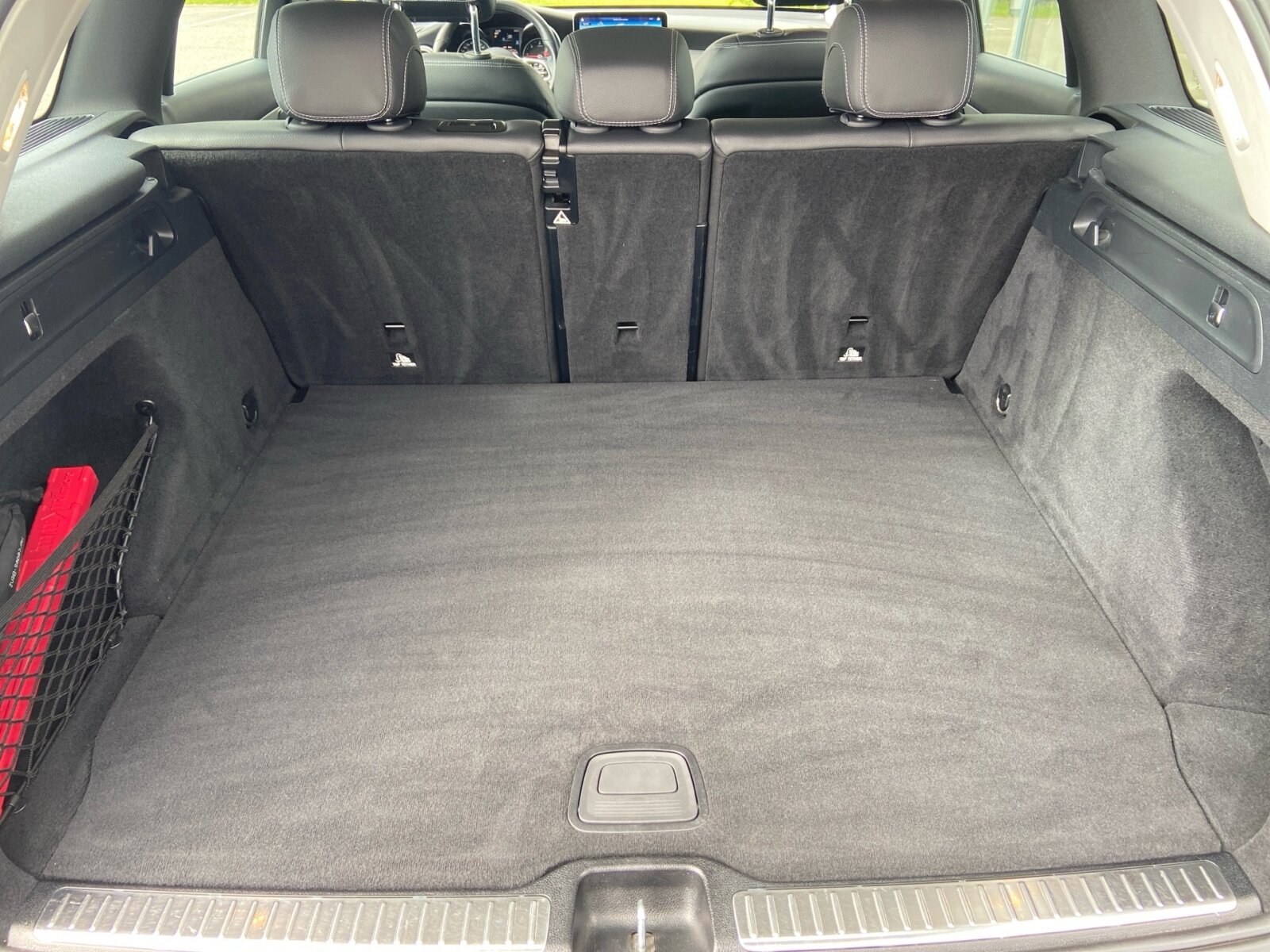 Ausstattungslinien und -Pakete:  Advanced Assistenz-Paket,   Advanced Licht-Paket,   Business-Paket,   Chrom-Paket Exterieur,   High-End Infotainment-Paket,   Innenraum-Lichtpaket,   Komfort-Paket,   Park-Paket:  Park-Paket mit Rückfahrkamera:  Sitzkomfort-Paket:  Spiegel-Paket:  Spur-Paket:Exterieur:  45,7 cm (18") Leichtmetallräder im 5-Speichen-Design:  AdBlue® Behälter,   Anhängevorrichtung mit ESP® Anhängerstabilisierung:  Außenspiegel elektrisch anklappbar:  Dachreling in poliertem Aluminium,   Diesel-Abgasreinigungsanlage BlueTEC inklusive AdBlue® Behälter,   Einstiegsleisten mit "Mercedes-Benz" Schriftzug, beleuchtet:  Fahrzeug mit Linkslenkung,   Kraftstoffbehälter mit 66 Liter Inhalt:  LED High Performance-Scheinwerfer (Rechtsverkehr):  LEISTUNGSKLASSE MOTOR UNTER 151KW,   OFF-ROAD Exterieur,   Scheibenwaschanlage beheizt,   Scheibenwischer mit Regensensor,   Speed- + Loadindex 103 V,   Steuercode Umstellung WLTP mit RDE,   Wegfall Typkennzeichen auf KofferraumdeckelInterieur:  4-Wege-Lordosenstütze,   Ambientebeleuchtung:  Bedienungsanleitung und Serviceinformation - deutsch,   Doppelcupholder:  EASY-PACK Laderaumabdeckung:  Klimatisierungsautomatik THERMATIC:  Polsterung NEOTEX / Ledernachbildung ARTICO,   Serienausstattung Interieur,   Serviceintervall 25.000 km:  Sitzheizung für Fahrer und Beifahrer,   Touchpad:  Wärme- und geräuschdämmendes Akustikglas,   Zierelemente Aluminium mit Längsschliff hell,   Zierelemente Holz Esche schwarz offenporig / Aluminium mit Längsschliff hell:Multimedia:  Android Auto:  Apple CarPlay:  Digitales Extra: Erweiterte Funktionen MBUX,   Digitales Extra: Festplatten-Navigation,   Digitales Extra: MBUX Augmented Reality für Navigation,   Digitales Extra: MBUX Navigation Plus,   Digitales Extra: Smartphone Integration,   Digitales Extra: Vorrüstung für Live Traffic Information,   Digitales Extra: Vorrüstung für Navigationsdienste,   Kommunikationsmodul (LTE) für die Nutzung von Mercedes me connect Diensten,   MBUX Multimediasystem:  Mercedes-Benz Notrufsystem:  Multimedia-Display:  Sprache Kombiinstrument - deutsch,   Telefon-Antenne,   Vorrüstung für digitales Radio:  Vorrüstung für Fahrzeug Monitoring,   Vorrüstung für Fahrzeug Setup,   Vorrüstung für Mercedes-Benz LinkKomfort und Umwelt:  9G-TRONIC:  AGILITY CONTROL Fahrwerk mit selektivem Dämpfungssystem:  Aktiver Park-Assistent mit PARKTRONIC:  Aktiver Spurhalte-Assistent:  Dieselpartikelfilter:  Digitales Extra: Adaptiver Fernlicht-Assistent,   Dynamic Select,   Easy-Pack Heckklappe:  i-Size Kindersitzbefestigung,   Innen- und Außenspiegel automatisch abblendend,   KEYLESS-GO Start-Funktion:  Lenkradschaltpaddles:  Multifunktions-Sportlenkrad in Leder,   Rückfahrkamera:  Softwaresteuerung für Kraftfrei in Stellung D,   Totwinkel-Assistent:  Verkehrszeichen-Assistent:Sicherheit:  Aktiver Abstands-Assistent DISTRONIC:  Automatische Beifahrerairbag-Abschaltung,   Fond-Sicherheitsgurt mit Gurtkraftbegrenzer,   Fondgurt-Statusanzeige im Kombiinstrument,   Kneebag:  Lenkradbedienung für Aktiven Abstands-Assistent DISTRONIC,   Reifendruckkontrolle (RDK):Weiteres:  HU LAENDERSET FUER ECE/ROW,   Kältemittel 1234yf,   Modelljahrcode,   Steuercode für abweichende Verkaufsfreigabe,   Steuercode Vertrieb  f. Code 475.