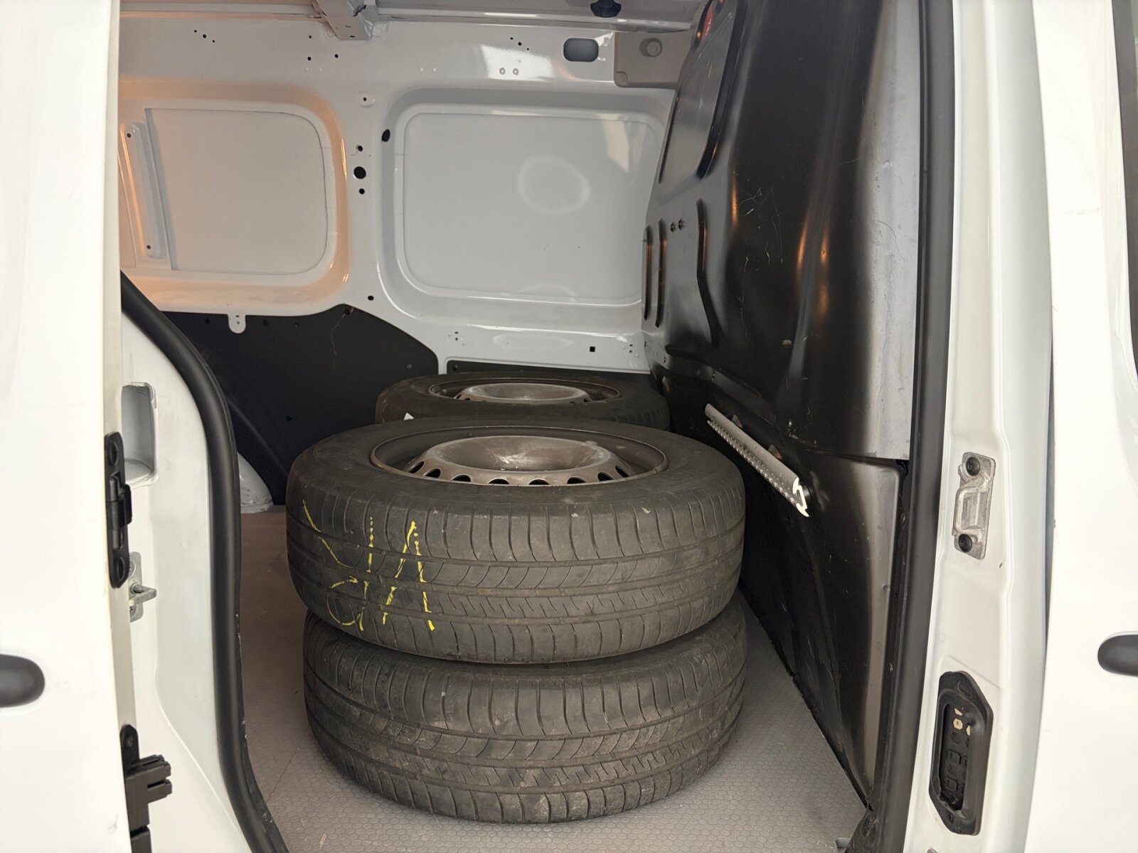 Ausstattungslinien und -Pakete:  Ohne Chrom-PaketExterieur:  6-Gang Schaltgetriebe:  Anhängerkupplung Kugelkopf, tief:  Blende über Schlußleuchte genarbt,   Blinkleuchten seitlich vorn,   Hecktür zweiflügelig 180 Grad ohne Fenster:  Kastenwagen:  Komplettfahrzeug,   Ohne Abdeckung Schiebetürschiene in Wagenfarbe,   Ohne Dachreling,   Ohne Fenster hinten links,   Ohne Fenster hinten rechts,   Ohne Lackierung Anbauteile,   Radnabenabdeckung,   Radstand 3081 mm,   Reifenfabrikat Michelin (80),   Reserverad,   Schiebetür rechts:  Seitenwand links,   Stahlräder 6 J x 15,   Standard Betankung,   Steuercode Umstellung WLTP,   Verglasung leicht getöntInterieur:  Ablage über Frontscheibe,   Armlehne mit Staufach,   Beifahrersitz,   Fahrersitz,   Fensterheber vorn elektrisch,   Handschuhfach, Beifahrerseite, geschlossen,   Innenverkleidung,   Innenverkleidung Basis,   Klimaanlage:  Lenkrad umschäumt,   Linkslenker,   Motor OM 608 DE 15 LA 85 kW (116 PS) 3750/min,   Ohne Ablagefach in Verkl. Schiebetür(en),   Ohne B-Säulenverkleidung,   Ohne Dachablage Fahrgastraum,   Ohne Dachverkleidung,   Ohne Fenster SW/LST m. Fensterheber elektr.,   Ohne Gepäckraumabdeckung,   Ohne Innenraumspiegel,   Ohne Lastschutznetz,   Ohne Mittelfeldapplikation,   Ohne Rücksitzbank,   Ohne Sitze in Reihe 3,   Ohne Sitzheizung vorn,   Ohne Sitz Mittelgurt Fond,   Ohne Steckdose 12V Fahrgastraum,   Ohne Tempomat,   Ohne Warmluftkanal zum Fahrgastraum,   Stoff Lima schwarz:  Tachometer km/h,   Trennwand durchgehend:Multimedia:  Navigationssystem, inklusive Radio:  Reiserechner,   Sprache Kombiinstrument - deutschKomfort und Umwelt:  Berganfahrhilfe:  ECO Start-Stop Funktion:  Emissionsklasse Euro 6d-TEMP M/N1 GR. II:  Licht- und Regensensor:  Partikelfilter:  Pollenfilter,   Rückfahrhilfe:  Rückfahrkamera:  Tagfahrlicht, automatisch,   Zuheizer  elektrischSicherheit:  Airbag Fahrer,   Bremsanlage mit ABS und ASR,   Bremsassistent:  Elektronisches Stabilitätsprogramm (ESP),   Gurtwarneinrichtung für Fahrersitz,   Ohne Kopfstützen Fahrgastraum,   Tankdeckel abschließbar,   Wegfall Thorax-Sidebags und WindowbagsZustand/Papiere:  Zulassung als LKW:Weiteres:  Außenspiegel li u re.,   BlueEFFICIENCY,   Gewichtsvariante 2.200 kg,   Hersteller Mercedes-Benz AG,   Kunststoffboden Kofferraum / Laderaum,   Ohne Heckscheibe heizbar,   Ohne Kindersitzbefestigung,   Ohne Nebellampen,   Ohne Paket RAUCHER,   Ohne Reifendrucküberwachung,   Ohne  Spiegel in Beifahrer-Sonnenblende,   Ohne Wisch- und  Waschanlage,   Schilder / Druckschriften deutsch,   Startlaufstrecke Wartungsintervall 30.000 km,   Vertriebskennzeichen 0,   Wartungsintervall 2 Jahre,   Zentralverriegelung mit Funk-Fernbedienung.