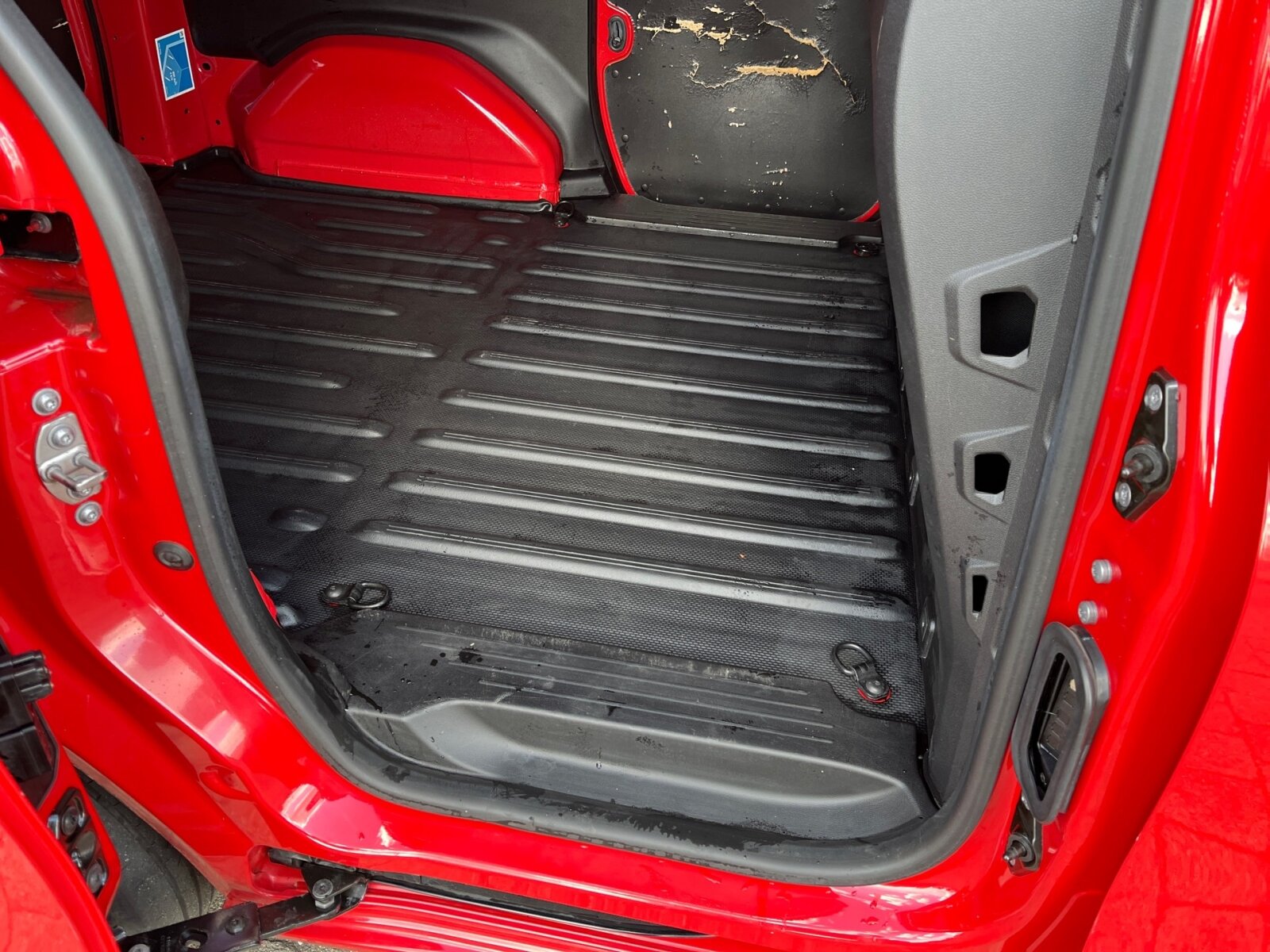 Ausstattungslinien und -Pakete:  Ausstattungslevel A,   Ohne Chrom-Paket,   Park-Paket:  Park-Paket hinten,   ProExterieur:  6-Gang Schaltgetriebe:  16" Stahlräder,   40,6 cm (16") Designräder 5-Doppelspeichen-Design,   Abdeckung Schiebetürschiene in Wagenfarbe,   Außenspiegel heizbar und elektrisch verstellbar,   Blinker Außenspiegel in Halogen-Technik,   Frontscheibe wärmedämmend,   Hecktür zweiflügelig 180 Grad ohne Fenster:  Kastenwagen:  Komplettfahrzeug,   Ohne aktiver Brems-Assistent,   Ohne Einstiegsleisten,   Ohne Lackierung Anbauteile,   Ohne PTC-Element,   Ohne Zierstab Heckklappe Chrom,   Radstand 2716 mm,   Reserverad,   Scheinwerfer in Halogen-Technik,   Schiebetür links:  Schiebetür rechts:  Schriftzug Gewerblich,   Standardwegausführung,   Steuercode Umstellung WLTP,   Stoßfänger schwarz genarbt,   Türgriffe lackiert in Wagenfarbe,   Verbrenner,   Vorrüstung für DachrelingInterieur:  Ablagefach auf Instrumententafel,   Anzeige Rückfahrkamera im Innenspiegel,   Armlehne mit Staufach,   Beifahrersitz,   Fahrersitz höhenverstellbar:  Fensterheber vorn elektr. m. Komfortbedienfunktion,   Griffleiste schwarz genarbt,   Handschuhfach, Beifahrerseite, geschlossen,   Innenbeleuchtung LED vorne,   Innenraumbeleuchtung in LED-Technik,   Innenspiegel  automatisch abblendend,   Innenverkleidung Basis,   Instrumententafel in Kunststoff schwarz genarbt,   Instrumententafel schwarz Kunststoff,   Klimaanlage:  Kraftstofffilter mit Wasserabscheider,   Kunststoffboden im Fahrgastraum vorn,   Lenkrad umschäumt,   Linkslenker,   Mittelarmlehne und Türfelder schwarz genarbt,   Ohne Ambientenbeleuchtung,   Ohne beheiztes Lenkrad,   Ohne Belüftungsdüsen im Fond,   Ohne Fenster SW/LST m. Fensterheber elektr.,   Ohne Fussmatten,   Ohne Innenraumspiegel,   Ohne Lastschutznetz,   Ohne Rücksitzbank,   Ohne Sitze in Reihe 3,   Ohne Sitzheizung vorn,   Ohne Sitz in Reihe 2,   Ohne Sitz Mittelgurt Fond,   Ohne Tasche an Fahrer- und Beifahrerrückenlehne,   Ohne Warmluftkanal zum Fahrgastraum,   Ohne Zierelemente,   Schaltknauf Kunststoff,   Sitzbezugsart Stoff,   Start über Zündschlüssel,   Stoff Caluma schwarz,   Tachometer km/h,   Trennwand durchgehend:Multimedia:  Digitales Extra: Remote Services Plus,   Digitales Radio (DAB):  Kommunikationsmodul (LTE) für digitale Dienste:  MB Audiosystem mit DAB,   Mercedes-Benz Notrufsystem:  Ohne kabelloses Ladesystem für mobile Endgeräte,   Smartphone-Halterung,   Sprache Kombiinstrument - deutsch,   Vorrüstung für Digitale ExtrasKomfort und Umwelt:  Attention Assist:  Berganfahrhilfe:  ECO Start-Stop Funktion:  Emissionsklasse Euro 6d-TEMP M/N1 GR. II:  Laderaumbeleuchtung in LED-Technik,   Lenkrad in Neigung und Höhe verstellbar,   Licht- und Regensensor:  Multifunktionslenkrad:  Ohne Fernlicht-Assistent,   Ohne Spurhalte-Assistent,   Ohne Totwinkel-Assistent,   Ohne Verkehrszeichen-Assistent,   Partikelfilter:  Rückfahrkamera:  Tempomat:Sicherheit:  Airbag Fahrer und Beifahrer,   Bremsanlage mit ABS und ASR,   Elektronisches Stabilitätsprogramm (ESP),   Festellbremse,   Gurtwarneinrichtung für Fahrer und Beifahrersitz,   Ohne Automatische Beifahrer-Airbagabschaltung,   Ohne Kopfstützen Fahrgastraum,   Thorax-Sidebags und Windowbags vorneWeiteres:  Gewichtsvariante 2.021 kg,   Hersteller Mercedes-Benz AG,   Interner Code SSPREM,   Kunststoffboden Kofferraum / Laderaum,   Markenumfang Mercedes-Benz,   Ohne aktiver Lenkassistent,   Ohne Double Lock,   Ohne Drehzahlanhebung mit Konstanthaltung,   Ohne Fenster hinten,   Ohne Generator verstärkt,   Ohne Heckscheibe heizbar,   Ohne Kindersicherung an Türen im Fahrgastraum,   Ohne Kindersitzbefestigung,   Ohne Ladekabel für Haushaltssteckdose,   Ohne Nebellampen,   Ohne Reifendrucküberwachung,   ohne Schmutzfänger,   Ohne  Spiegel in Beifahrer-Sonnenblende,   Ohne Wisch- und  Waschanlage,   Pannenmanagement,   Schilder / Druckschriften deutsch,   Standard Reichweite,   Startlaufstrecke Wartungsintervall 30.000km/2Jahre,   Typkennzeichen,   Baureihe 420 VS11,   MB-NA 60 2b mit Flansch, Tieflage, N-Drehzahl,   Motor OM 608.9 DE 15 LA 85 KW (116PS).
