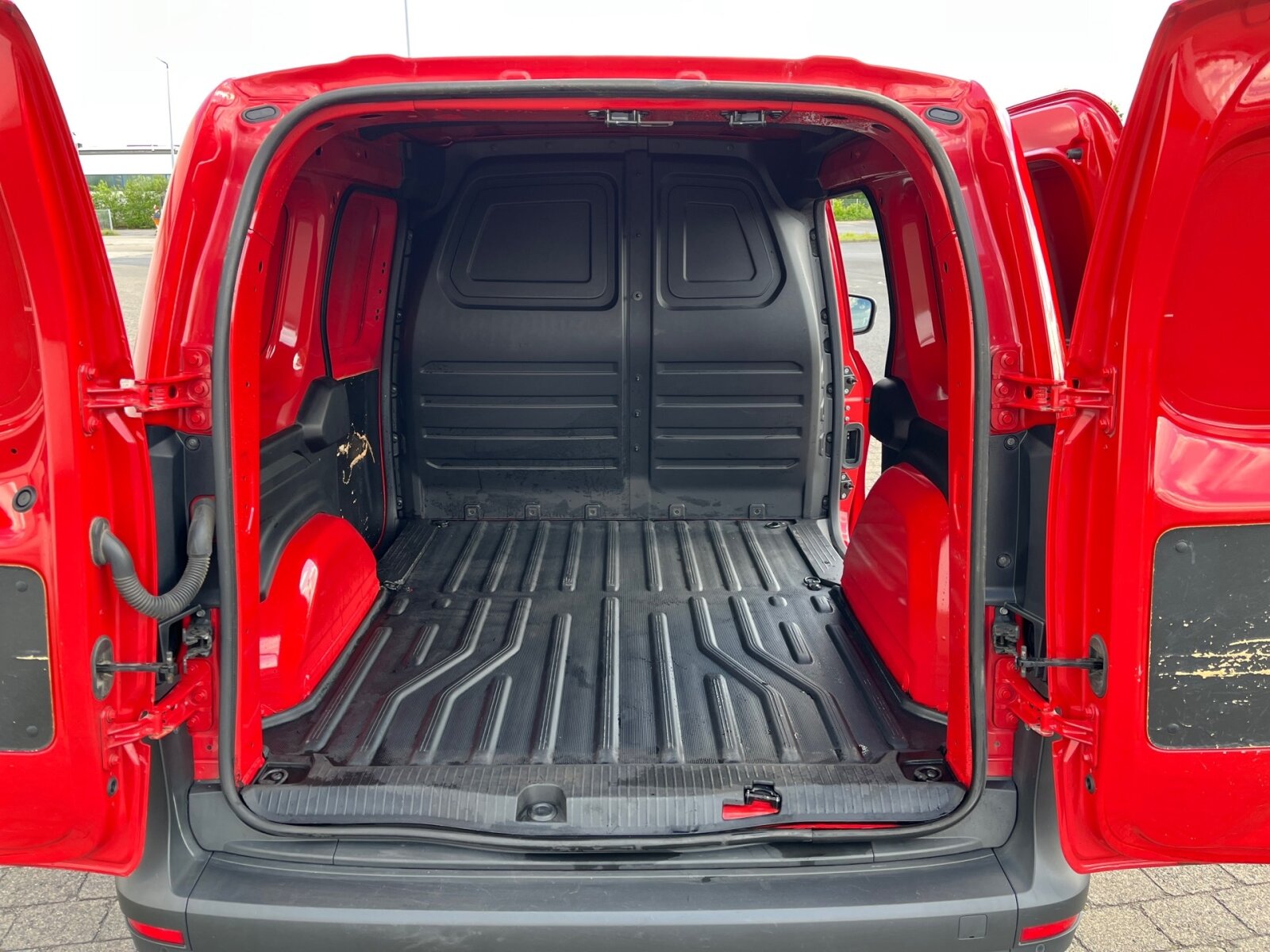 Ausstattungslinien und -Pakete:  Ausstattungslevel A,   Ohne Chrom-Paket,   Park-Paket:  Park-Paket hinten,   ProExterieur:  6-Gang Schaltgetriebe:  16" Stahlräder,   40,6 cm (16") Designräder 5-Doppelspeichen-Design,   Abdeckung Schiebetürschiene in Wagenfarbe,   Außenspiegel heizbar und elektrisch verstellbar,   Blinker Außenspiegel in Halogen-Technik,   Frontscheibe wärmedämmend,   Hecktür zweiflügelig 180 Grad ohne Fenster:  Kastenwagen:  Komplettfahrzeug,   Ohne aktiver Brems-Assistent,   Ohne Einstiegsleisten,   Ohne Lackierung Anbauteile,   Ohne PTC-Element,   Ohne Zierstab Heckklappe Chrom,   Radstand 2716 mm,   Reserverad,   Scheinwerfer in Halogen-Technik,   Schiebetür links:  Schiebetür rechts:  Schriftzug Gewerblich,   Standardwegausführung,   Steuercode Umstellung WLTP,   Stoßfänger schwarz genarbt,   Türgriffe lackiert in Wagenfarbe,   Verbrenner,   Vorrüstung für DachrelingInterieur:  Ablagefach auf Instrumententafel,   Anzeige Rückfahrkamera im Innenspiegel,   Armlehne mit Staufach,   Beifahrersitz,   Fahrersitz höhenverstellbar:  Fensterheber vorn elektr. m. Komfortbedienfunktion,   Griffleiste schwarz genarbt,   Handschuhfach, Beifahrerseite, geschlossen,   Innenbeleuchtung LED vorne,   Innenraumbeleuchtung in LED-Technik,   Innenspiegel  automatisch abblendend,   Innenverkleidung Basis,   Instrumententafel in Kunststoff schwarz genarbt,   Instrumententafel schwarz Kunststoff,   Klimaanlage:  Kraftstofffilter mit Wasserabscheider,   Kunststoffboden im Fahrgastraum vorn,   Lenkrad umschäumt,   Linkslenker,   Mittelarmlehne und Türfelder schwarz genarbt,   Ohne Ambientenbeleuchtung,   Ohne beheiztes Lenkrad,   Ohne Belüftungsdüsen im Fond,   Ohne Fenster SW/LST m. Fensterheber elektr.,   Ohne Fussmatten,   Ohne Innenraumspiegel,   Ohne Lastschutznetz,   Ohne Rücksitzbank,   Ohne Sitze in Reihe 3,   Ohne Sitzheizung vorn,   Ohne Sitz in Reihe 2,   Ohne Sitz Mittelgurt Fond,   Ohne Tasche an Fahrer- und Beifahrerrückenlehne,   Ohne Warmluftkanal zum Fahrgastraum,   Ohne Zierelemente,   Schaltknauf Kunststoff,   Sitzbezugsart Stoff,   Start über Zündschlüssel,   Stoff Caluma schwarz,   Tachometer km/h,   Trennwand durchgehend:Multimedia:  Digitales Extra: Remote Services Plus,   Digitales Radio (DAB):  Kommunikationsmodul (LTE) für digitale Dienste:  MB Audiosystem mit DAB,   Mercedes-Benz Notrufsystem:  Ohne kabelloses Ladesystem für mobile Endgeräte,   Smartphone-Halterung,   Sprache Kombiinstrument - deutsch,   Vorrüstung für Digitale ExtrasKomfort und Umwelt:  Attention Assist:  Berganfahrhilfe:  ECO Start-Stop Funktion:  Emissionsklasse Euro 6d-TEMP M/N1 GR. II:  Laderaumbeleuchtung in LED-Technik,   Lenkrad in Neigung und Höhe verstellbar,   Licht- und Regensensor:  Multifunktionslenkrad:  Ohne Fernlicht-Assistent,   Ohne Spurhalte-Assistent,   Ohne Totwinkel-Assistent,   Ohne Verkehrszeichen-Assistent,   Partikelfilter:  Rückfahrkamera:  Tempomat:Sicherheit:  Airbag Fahrer und Beifahrer,   Bremsanlage mit ABS und ASR,   Elektronisches Stabilitätsprogramm (ESP),   Festellbremse,   Gurtwarneinrichtung für Fahrer und Beifahrersitz,   Ohne Automatische Beifahrer-Airbagabschaltung,   Ohne Kopfstützen Fahrgastraum,   Thorax-Sidebags und Windowbags vorneWeiteres:  Gewichtsvariante 2.021 kg,   Hersteller Mercedes-Benz AG,   Interner Code SSPREM,   Kunststoffboden Kofferraum / Laderaum,   Markenumfang Mercedes-Benz,   Ohne aktiver Lenkassistent,   Ohne Double Lock,   Ohne Drehzahlanhebung mit Konstanthaltung,   Ohne Fenster hinten,   Ohne Generator verstärkt,   Ohne Heckscheibe heizbar,   Ohne Kindersicherung an Türen im Fahrgastraum,   Ohne Kindersitzbefestigung,   Ohne Ladekabel für Haushaltssteckdose,   Ohne Nebellampen,   Ohne Reifendrucküberwachung,   ohne Schmutzfänger,   Ohne  Spiegel in Beifahrer-Sonnenblende,   Ohne Wisch- und  Waschanlage,   Pannenmanagement,   Schilder / Druckschriften deutsch,   Standard Reichweite,   Startlaufstrecke Wartungsintervall 30.000km/2Jahre,   Typkennzeichen,   Baureihe 420 VS11,   MB-NA 60 2b mit Flansch, Tieflage, N-Drehzahl,   Motor OM 608.9 DE 15 LA 85 KW (116PS).