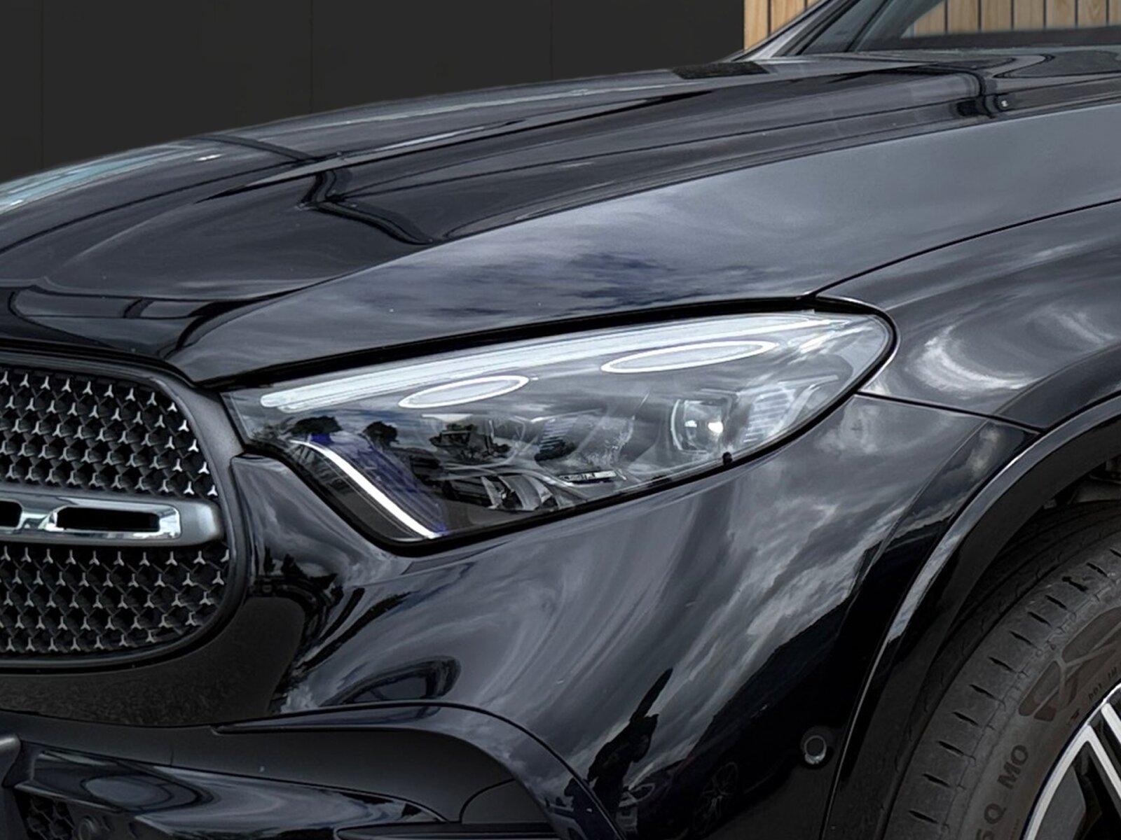 Ausstattungslinien und -Pakete:  Ablage-Paket,   AIR-BALANCE Paket,   AMG Line Exterieur:  AMG Line Interieur:  AMG Line Premium Plus,   AMG Styling:  Chrom-Paket Exterieur,   Chrom-Paket Interieur,   Digitales Extra: Individualisierungs-Paket,   ENERGIZING Paket Plus,   Innenraum-Lichtpaket,   Kofferraumkomfort-Paket:  Memory-Paket:  Park-Paket mit 360 Grad-Kamera:  Premium-Plus-Paket mit Digitalen Extras,   Spiegel-Paket:  USB-Paket PlusExterieur:  AIRPANEL,   AMG DYNAMIC SELECT,   Anhängevorrichtung mit ESP® Anhängerstabilisierung:  Außenspiegel elektrisch anklappbar:  Buendler Mode 2-Kabel Haushalt,   Buendler Mode 3-Kabel,   Dachreling in poliertem Aluminium,   Digitales Extra: Sportlicher Motorsound,   DIGITAL LIGHT:  Drucktanksystem,   Einstiegsleisten mit "Mercedes-Benz" Schriftzug, beleuchtet:  Fahrzeug mit Linkslenkung,   Fahrzeugsteckdose,   Identifikationsschild mit VIN-Nummer,   Ladevorrichtung On-Board-Lader (bis 11 kW),   Motor-Restwärmenutzung,   Radgröße 20" Mischbereifung Variante 1,   Radlaufverbreiterung,   Radlaufverkleidungen in Wagenfarbe,   Scheibenwaschanlage beheizt,   Scheibenwischer mit Regensensor,   Speed+ - Loadindex 105W XL + 108W XL,   Steuercode für Aktionierungssteuerung WLTP,   Steuercode Umstellung WLTP mit RDE,   Transparente Motorhaube,   Umfeldbeleuchtung mit Projektion des Markenlogos,   Umstellung MODE 2-Ladekabel auf Generation 5.1,   Vorrüstung für Projektionsfunktion Animationen,   Vorrüstung für Projektionsfunktion Symbole,   Wärmedämmend dunkel getöntes GlasInterieur:  Ambientebeleuchtung:  Bedienungsanleitung und Serviceinformation - deutsch,   Doppelcupholder:  Durchlademöglichkeit:  EASY-PACK Laderaumabdeckung:  Innenhimmel Stoff schwarz,   Innenspiegel automatisch abblendend,   Instrumententafel und Bordkanten in Ledernachbildung ARTICO in Nappaoptik,   Klimatisierungsautomatik Thermotronic:  Komfortsitze:  Mittelkonsole Rautenoptik silbergrau,   Multikontursitze für Fahrer und Beifahrer,   Projektionsfunktionen für DIGITAL LIGHT mit Digitalen Extras,   Serviceintervall 25.000 km:  Sitzheizung im Fond:  Steckdose im Kofferraum,   Wärme- und geräuschdämmendes Akustikglas,   Zierelemente Rautenoptik silbergrau:Multimedia:  Ambientebeleuchtung Plus,   Android Auto:  Apple CarPlay:  Burmester® 3D-Surround-Soundsystem:  Digitales Extra: Erweiterte Funktionen MBUX,   Digitales Extra: MBUX Navigation Premium,   Digitales Extra: Remote und Charging Services Plus,   Digitales Extra: Smartphone Integration,   Digitales Extra: Vorrüstung für Live Traffic Information,   Digitales Extra: Vorrüstung für MBUX Entertainment,   Digitales Extra: Vorrüstung für Navigationsdienste,   Digitales Extra: Vorrüstung für Remote- und Navigationsdienste,   Digitales Radio:  Fahrerdisplay,   Festplatten-Navigation:  Head-Up Display:  Headunit Länderset für ECE (NTG 7),   Kabelloses Ladesystem für mobile Endgeräte vorn:  Kommunikationsmodul (LTE) für die Nutzung von Digitalen Extras,   MBUX Multimediasystem:  Mercedes-Benz Notrufsystem:  Soundpersonalisierung,   Sprache Kombiinstrument - deutsch,   Techn. Kommunikationsmodulvariante für ECE,   Vorrüstung für digitale Schlüsselübergabe,   Vorrüstung für digitales Radio:  Zentraldisplay:Komfort und Umwelt:  9G-TRONIC:  360°-Kamera:  Adaptiver Fernlicht-Assistent Plus:  Aktiver Park-Assistent mit PARKTRONIC:  Aktiver Spurhalte-Assistent:  Digitales Extra: Verkehrszeichen-Assistent,   Easy-Pack Heckklappe:  i-Size Kindersitzbefestigung,   Keyless-Go,   KEYLESS-GO Start-Funktion:  Komfortfahrwerk:  Kraftstofftanksystem für EU6d-Norm:  Lenkradheizung:  Multifunktions-Sportlenkrad in Leder Nappa:  Niveauregulierung:  Panorama-Schiebedach:  Sitzklimatisierung für Fahrer und Beifahrer:  Totwinkel-Assistent:  Vordersitz links elektrisch verstellbar mit Memory-Funktion,   Vordersitz rechts elektrisch verstellbar mit Memory-Funktion:Sicherheit:  Akustischer Umfeldschutz,   Automatische Beifahrerairbag-Abschaltung,   Deaktivierung Schließrückmeldung über Fanfare,   Digitales Extra: Aktiver Abstands-Assistent DISTRONIC,   Fingerabdrucksensor,   Fondgurt-Statusanzeige im Instrumenten-Display,   Mittenairbag:  Rating Länderset EURO-NCAP,   Reifendruckkontrolle (RDK):Weiteres:  20" AMG Leichtmetallräder im 5-Speichen-Design,   AEJ 22/1,   COLDEND TECHNIK TYP 1,   HOTEND TECHNIK TYP II-B,   Kältemittel 1234yf,   Modelljahrcode:  Rohbaulaststufe 2.