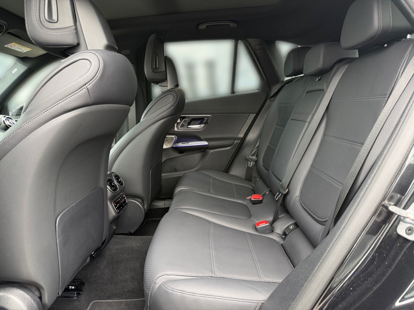 Ausstattungslinien und -Pakete:  Ablage-Paket,   AIR-BALANCE Paket,   AMG Line Exterieur:  AMG Line Interieur:  AMG Line Premium Plus,   AMG Styling:  Chrom-Paket Exterieur,   Chrom-Paket Interieur,   Digitales Extra: Individualisierungs-Paket,   ENERGIZING Paket Plus,   Innenraum-Lichtpaket,   Kofferraumkomfort-Paket:  Memory-Paket:  Park-Paket mit 360 Grad-Kamera:  Premium-Plus-Paket mit Digitalen Extras,   Spiegel-Paket:  USB-Paket PlusExterieur:  AIRPANEL,   AMG DYNAMIC SELECT,   Anhängevorrichtung mit ESP® Anhängerstabilisierung:  Außenspiegel elektrisch anklappbar:  Buendler Mode 2-Kabel Haushalt,   Buendler Mode 3-Kabel,   Dachreling in poliertem Aluminium,   Digitales Extra: Sportlicher Motorsound,   DIGITAL LIGHT:  Drucktanksystem,   Einstiegsleisten mit "Mercedes-Benz" Schriftzug, beleuchtet:  Fahrzeug mit Linkslenkung,   Fahrzeugsteckdose,   Identifikationsschild mit VIN-Nummer,   Ladevorrichtung On-Board-Lader (bis 11 kW),   Motor-Restwärmenutzung,   Radgröße 20" Mischbereifung Variante 1,   Radlaufverbreiterung,   Radlaufverkleidungen in Wagenfarbe,   Scheibenwaschanlage beheizt,   Scheibenwischer mit Regensensor,   Speed+ - Loadindex 105W XL + 108W XL,   Steuercode für Aktionierungssteuerung WLTP,   Steuercode Umstellung WLTP mit RDE,   Transparente Motorhaube,   Umfeldbeleuchtung mit Projektion des Markenlogos,   Umstellung MODE 2-Ladekabel auf Generation 5.1,   Vorrüstung für Projektionsfunktion Animationen,   Vorrüstung für Projektionsfunktion Symbole,   Wärmedämmend dunkel getöntes GlasInterieur:  Ambientebeleuchtung:  Bedienungsanleitung und Serviceinformation - deutsch,   Doppelcupholder:  Durchlademöglichkeit:  EASY-PACK Laderaumabdeckung:  Innenhimmel Stoff schwarz,   Innenspiegel automatisch abblendend,   Instrumententafel und Bordkanten in Ledernachbildung ARTICO in Nappaoptik,   Klimatisierungsautomatik Thermotronic:  Komfortsitze:  Mittelkonsole Rautenoptik silbergrau,   Multikontursitze für Fahrer und Beifahrer,   Projektionsfunktionen für DIGITAL LIGHT mit Digitalen Extras,   Serviceintervall 25.000 km:  Sitzheizung im Fond:  Steckdose im Kofferraum,   Wärme- und geräuschdämmendes Akustikglas,   Zierelemente Rautenoptik silbergrau:Multimedia:  Ambientebeleuchtung Plus,   Android Auto:  Apple CarPlay:  Burmester® 3D-Surround-Soundsystem:  Digitales Extra: Erweiterte Funktionen MBUX,   Digitales Extra: MBUX Navigation Premium,   Digitales Extra: Remote und Charging Services Plus,   Digitales Extra: Smartphone Integration,   Digitales Extra: Vorrüstung für Live Traffic Information,   Digitales Extra: Vorrüstung für MBUX Entertainment,   Digitales Extra: Vorrüstung für Navigationsdienste,   Digitales Extra: Vorrüstung für Remote- und Navigationsdienste,   Digitales Radio:  Fahrerdisplay,   Festplatten-Navigation:  Head-Up Display:  Headunit Länderset für ECE (NTG 7),   Kabelloses Ladesystem für mobile Endgeräte vorn:  Kommunikationsmodul (LTE) für die Nutzung von Digitalen Extras,   MBUX Multimediasystem:  Mercedes-Benz Notrufsystem:  Soundpersonalisierung,   Sprache Kombiinstrument - deutsch,   Techn. Kommunikationsmodulvariante für ECE,   Vorrüstung für digitale Schlüsselübergabe,   Vorrüstung für digitales Radio:  Zentraldisplay:Komfort und Umwelt:  9G-TRONIC:  360°-Kamera:  Adaptiver Fernlicht-Assistent Plus:  Aktiver Park-Assistent mit PARKTRONIC:  Aktiver Spurhalte-Assistent:  Digitales Extra: Verkehrszeichen-Assistent,   Easy-Pack Heckklappe:  i-Size Kindersitzbefestigung,   Keyless-Go,   KEYLESS-GO Start-Funktion:  Komfortfahrwerk:  Kraftstofftanksystem für EU6d-Norm:  Lenkradheizung:  Multifunktions-Sportlenkrad in Leder Nappa:  Niveauregulierung:  Panorama-Schiebedach:  Sitzklimatisierung für Fahrer und Beifahrer:  Totwinkel-Assistent:  Vordersitz links elektrisch verstellbar mit Memory-Funktion,   Vordersitz rechts elektrisch verstellbar mit Memory-Funktion:Sicherheit:  Akustischer Umfeldschutz,   Automatische Beifahrerairbag-Abschaltung,   Deaktivierung Schließrückmeldung über Fanfare,   Digitales Extra: Aktiver Abstands-Assistent DISTRONIC,   Fingerabdrucksensor,   Fondgurt-Statusanzeige im Instrumenten-Display,   Mittenairbag:  Rating Länderset EURO-NCAP,   Reifendruckkontrolle (RDK):Weiteres:  20" AMG Leichtmetallräder im 5-Speichen-Design,   AEJ 22/1,   COLDEND TECHNIK TYP 1,   HOTEND TECHNIK TYP II-B,   Kältemittel 1234yf,   Modelljahrcode:  Rohbaulaststufe 2.
