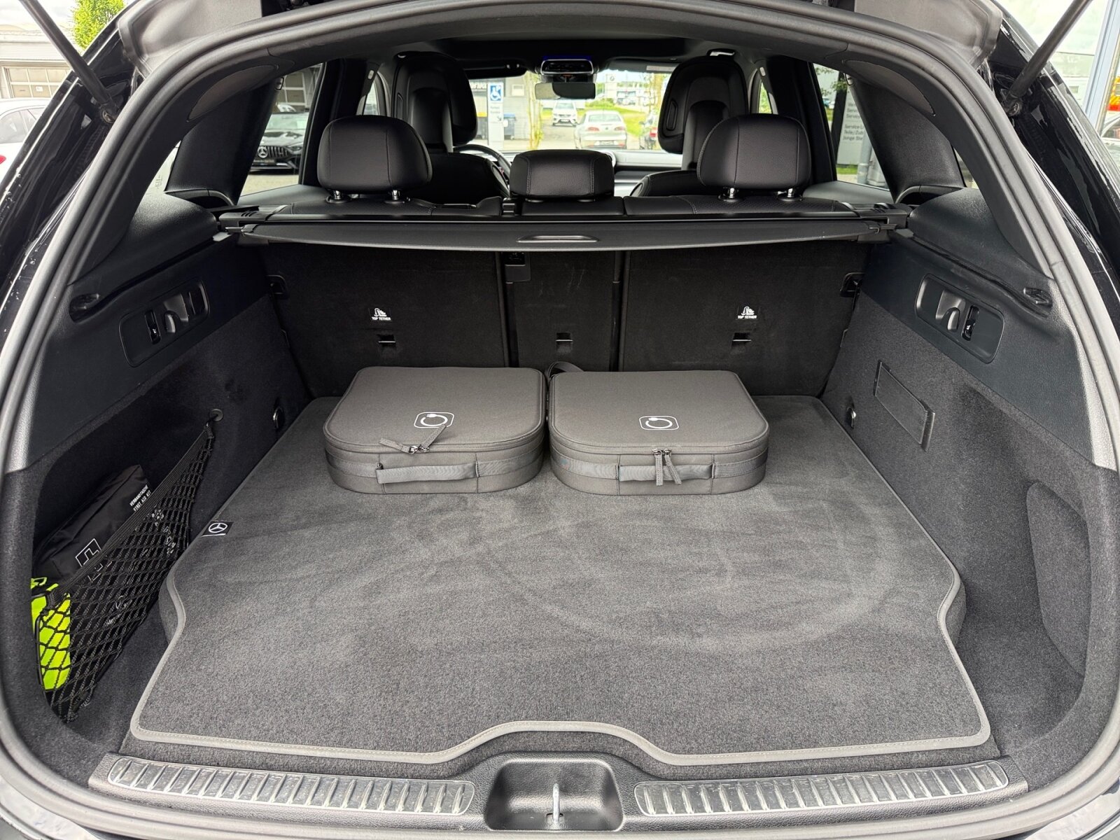 Ausstattungslinien und -Pakete:  Ablage-Paket,   AIR-BALANCE Paket,   AMG Line Exterieur:  AMG Line Interieur:  AMG Line Premium Plus,   AMG Styling:  Chrom-Paket Exterieur,   Chrom-Paket Interieur,   Digitales Extra: Individualisierungs-Paket,   ENERGIZING Paket Plus,   Innenraum-Lichtpaket,   Kofferraumkomfort-Paket:  Memory-Paket:  Park-Paket mit 360 Grad-Kamera:  Premium-Plus-Paket mit Digitalen Extras,   Spiegel-Paket:  USB-Paket PlusExterieur:  AIRPANEL,   AMG DYNAMIC SELECT,   Anhängevorrichtung mit ESP® Anhängerstabilisierung:  Außenspiegel elektrisch anklappbar:  Buendler Mode 2-Kabel Haushalt,   Buendler Mode 3-Kabel,   Dachreling in poliertem Aluminium,   Digitales Extra: Sportlicher Motorsound,   DIGITAL LIGHT:  Drucktanksystem,   Einstiegsleisten mit "Mercedes-Benz" Schriftzug, beleuchtet:  Fahrzeug mit Linkslenkung,   Fahrzeugsteckdose,   Identifikationsschild mit VIN-Nummer,   Ladevorrichtung On-Board-Lader (bis 11 kW),   Motor-Restwärmenutzung,   Radgröße 20" Mischbereifung Variante 1,   Radlaufverbreiterung,   Radlaufverkleidungen in Wagenfarbe,   Scheibenwaschanlage beheizt,   Scheibenwischer mit Regensensor,   Speed+ - Loadindex 105W XL + 108W XL,   Steuercode für Aktionierungssteuerung WLTP,   Steuercode Umstellung WLTP mit RDE,   Transparente Motorhaube,   Umfeldbeleuchtung mit Projektion des Markenlogos,   Umstellung MODE 2-Ladekabel auf Generation 5.1,   Vorrüstung für Projektionsfunktion Animationen,   Vorrüstung für Projektionsfunktion Symbole,   Wärmedämmend dunkel getöntes GlasInterieur:  Ambientebeleuchtung:  Bedienungsanleitung und Serviceinformation - deutsch,   Doppelcupholder:  Durchlademöglichkeit:  EASY-PACK Laderaumabdeckung:  Innenhimmel Stoff schwarz,   Innenspiegel automatisch abblendend,   Instrumententafel und Bordkanten in Ledernachbildung ARTICO in Nappaoptik,   Klimatisierungsautomatik Thermotronic:  Komfortsitze:  Mittelkonsole Rautenoptik silbergrau,   Multikontursitze für Fahrer und Beifahrer,   Projektionsfunktionen für DIGITAL LIGHT mit Digitalen Extras,   Serviceintervall 25.000 km:  Sitzheizung im Fond:  Steckdose im Kofferraum,   Wärme- und geräuschdämmendes Akustikglas,   Zierelemente Rautenoptik silbergrau:Multimedia:  Ambientebeleuchtung Plus,   Android Auto:  Apple CarPlay:  Burmester® 3D-Surround-Soundsystem:  Digitales Extra: Erweiterte Funktionen MBUX,   Digitales Extra: MBUX Navigation Premium,   Digitales Extra: Remote und Charging Services Plus,   Digitales Extra: Smartphone Integration,   Digitales Extra: Vorrüstung für Live Traffic Information,   Digitales Extra: Vorrüstung für MBUX Entertainment,   Digitales Extra: Vorrüstung für Navigationsdienste,   Digitales Extra: Vorrüstung für Remote- und Navigationsdienste,   Digitales Radio:  Fahrerdisplay,   Festplatten-Navigation:  Head-Up Display:  Headunit Länderset für ECE (NTG 7),   Kabelloses Ladesystem für mobile Endgeräte vorn:  Kommunikationsmodul (LTE) für die Nutzung von Digitalen Extras,   MBUX Multimediasystem:  Mercedes-Benz Notrufsystem:  Soundpersonalisierung,   Sprache Kombiinstrument - deutsch,   Techn. Kommunikationsmodulvariante für ECE,   Vorrüstung für digitale Schlüsselübergabe,   Vorrüstung für digitales Radio:  Zentraldisplay:Komfort und Umwelt:  9G-TRONIC:  360°-Kamera:  Adaptiver Fernlicht-Assistent Plus:  Aktiver Park-Assistent mit PARKTRONIC:  Aktiver Spurhalte-Assistent:  Digitales Extra: Verkehrszeichen-Assistent,   Easy-Pack Heckklappe:  i-Size Kindersitzbefestigung,   Keyless-Go,   KEYLESS-GO Start-Funktion:  Komfortfahrwerk:  Kraftstofftanksystem für EU6d-Norm:  Lenkradheizung:  Multifunktions-Sportlenkrad in Leder Nappa:  Niveauregulierung:  Panorama-Schiebedach:  Sitzklimatisierung für Fahrer und Beifahrer:  Totwinkel-Assistent:  Vordersitz links elektrisch verstellbar mit Memory-Funktion,   Vordersitz rechts elektrisch verstellbar mit Memory-Funktion:Sicherheit:  Akustischer Umfeldschutz,   Automatische Beifahrerairbag-Abschaltung,   Deaktivierung Schließrückmeldung über Fanfare,   Digitales Extra: Aktiver Abstands-Assistent DISTRONIC,   Fingerabdrucksensor,   Fondgurt-Statusanzeige im Instrumenten-Display,   Mittenairbag:  Rating Länderset EURO-NCAP,   Reifendruckkontrolle (RDK):Weiteres:  20" AMG Leichtmetallräder im 5-Speichen-Design,   AEJ 22/1,   COLDEND TECHNIK TYP 1,   HOTEND TECHNIK TYP II-B,   Kältemittel 1234yf,   Modelljahrcode:  Rohbaulaststufe 2.