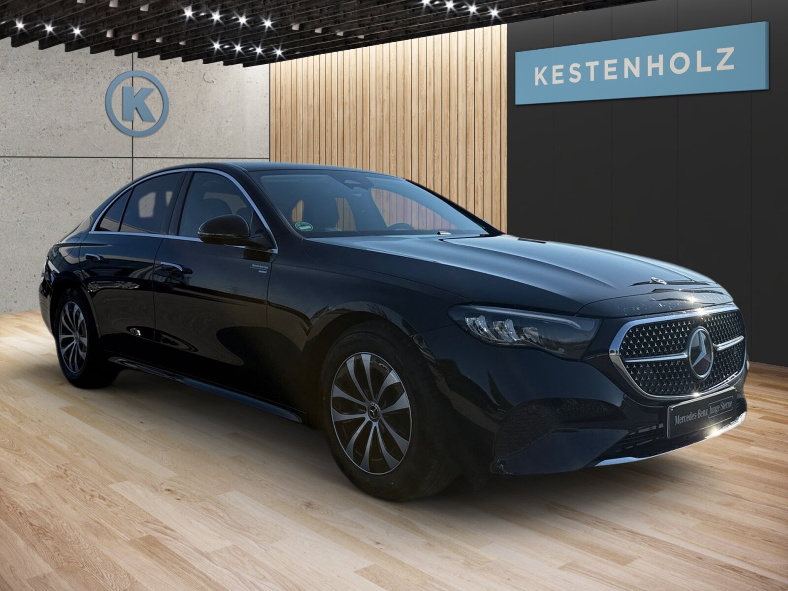Ausstattungslinien und -Pakete:  Advanced-Paket:  Akustik-Komfort-Paket,   AVANTGARDE Advanced,   AVANTGARDE Exterieur:  Avantgarde Interieur:  Limousinen Service-Paket,   Sitzkomfort-Paket:  USB-Paket PlusExterieur:  43,2 cm (17") Leichtbauräder mit voll abdeckenden Radzierblenden,   ABGASANLAGE MIT 3-SENSOREN PAKET,   Abgasanlage mit DPF Generation 2.0,   AIRPANEL,   Außenspiegel elektrisch anklappbar:  Diesel-Abgasreinigung mit SDPF,   Diesel-Abgasreinigungsanlage BlueTEC SCR Generation 4,   Digitales Extra: Sportlicher Motorsound,   Fahrzeug mit Linkslenkung,   Hybrid Antrieb mit 48-Volt-Technologie,   Identifikationsschild mit VIN-Nummer,   Innen- und Außenspiegel fahrerseitig automatisch abblendend,   Integrierter Starter Generator Generation 2,   Kraftstoffbehälter mit größerem Inhalt,   LED High Performance-Scheinwerfer:  LEISTUNGSKLASSE MOTOR UNTER 151KW,   Produktschutz Teilschutz,   PTC-Zuheizer 48V,   Radgröße 17" Rundum Variante 1:  Scheibenwaschanlage beheizt,   SPEED- + LOADINDEX 99Y XL,   STC SERIE-VOLLDACH,   Steuer-Code - Funktion GSR-ISA,   Steuercode Umstellung WLTP mit RDE,   Umfeldbeleuchtung mit Projektion des Markenlogos,   Wärmedämmend dunkel getöntes GlasInterieur:  4-Wege-Lordosenstütze,   Bedienungsanleitung und Serviceinformation - deutsch,   Elektrische Vorrüstung für Personenbeförderung,   Innenhimmel Stoff nevagrau,   Klimaanlage ohne Diffus,   Klimatisierungsautomatik THERMATIC:  Komfortsitze:  Mittelkonsole Holz Esche schwarz offenporig:  Serviceintervall 25.000 km:  Sitzbelegungserkennung für Fondsitze,   Sitzheizung für Fahrer und Beifahrer,   Sitzheizung im Fond:  Sitzlehnen im Fond klappbar:  Zierelemente Holz Esche schwarz offenporig hinterleuchtet mit Mercedes-Benz Pattern,   Zierelement hinterleuchtetMultimedia:  Ambientebeleuchtung Plus,   Android Auto:  Apple CarPlay:  Digitales Extra: Festplatten-Navigation,   Digitales Extra: MBUX Navigation Premium,   Digitales Extra: Remote Services Premium,   Digitales Extra: Smartphone Integration,   Digitales Extra: Vorrüstung für Live Traffic Information,   Digitales Extra: Vorrüstung für MBUX Entertainment Plus,   Digitales Extra: Vorrüstung für Navigationsdienste,   Digitales Radio:  Fahrerdisplay,   Headunit Länderset für ECE (NTG 7),   Kabelloses Ladesystem für mobile Endgeräte vorn:  Kommunikationsmodul (5G) für die Nutzung von Digitalen Extras,   MBUX Multimediasystem:  Mercedes-Benz Notrufsystem:  Sprache Kombiinstrument - deutsch,   Techn. Kommunikationsmodulvariante für ECE,   Vorrüstung für digitales Radio:  Zentraldisplay:Komfort und Umwelt:  9G-TRONIC:  AGILITY CONTROL Fahrwerk mit selektivem Dämpfungssystem und Tieferlegung:  Aktiver Park-Assistent mit PARKTRONIC:  Aktiver Spurhalte-Assistent:  Ausweichunterstützung (Ausweichassistent),   Digitales Extra: Adaptiver Fernlicht-Assistent,   Digitales Extra: Verkehrszeichen-Assistent,   i-Size Kindersitzbefestigung,   Keyless-Go,   Lenkradheizung:  Multifunktionslenkrad in Leder Nappa,   Passive Personenanwesenheitserinnerung,   Rückfahrkamera:  Totwinkel-Assistent:Sicherheit:  Automatische Beifahrerairbag-Abschaltung,   Deaktivierung Schließrückmeldung über Fanfare,   Digitales Extra: Aktiver Abstands-Assistent DISTRONIC,   Fahrerbeobachtungskamera,   Fingerabdrucksensor,   Kneebag:  Mittenairbag:  Rating Länderset EURO-NCAP,   Reifendruckkontrolle (RDK):  Sidebags im FondWeiteres:  BRAKE DIMENSION FRONT AXLE 330X32,   BRAKE DIMENSION REAR AXLE 300X22,   DOOR LOAD LEVEL 1,   Kältemittel 1234yf,   Ledernachbildung ARTICO Polsterung Ledernachbildung ARTICO,   Mehrere Jahre kostenfreie Karten-Updates,   Modelljahrcode:  Produktionsstandort Fahrzeug Sindelfingen,   STEERING CODE - OUTPUT ACTIV AES-FLAG,   Steuercode Funktion Radio Standard AM/FM,   Steuercode Vertrieb  f. Code 475,   WIPPS-Laender WEU+COC,   Änderungsjahr 25/2,   Leistungsvariante Basis.