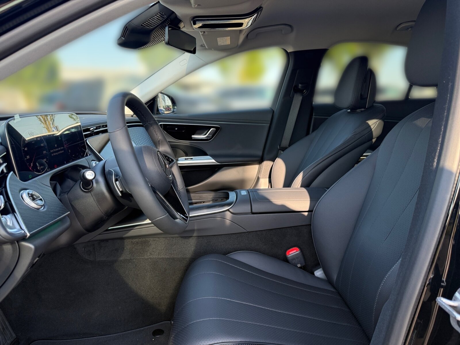Ausstattungslinien und -Pakete:  Advanced-Paket:  Akustik-Komfort-Paket,   AVANTGARDE Advanced,   AVANTGARDE Exterieur:  Avantgarde Interieur:  Limousinen Service-Paket,   Sitzkomfort-Paket:  USB-Paket PlusExterieur:  43,2 cm (17") Leichtbauräder mit voll abdeckenden Radzierblenden,   ABGASANLAGE MIT 3-SENSOREN PAKET,   Abgasanlage mit DPF Generation 2.0,   AIRPANEL,   Außenspiegel elektrisch anklappbar:  Diesel-Abgasreinigung mit SDPF,   Diesel-Abgasreinigungsanlage BlueTEC SCR Generation 4,   Digitales Extra: Sportlicher Motorsound,   Fahrzeug mit Linkslenkung,   Hybrid Antrieb mit 48-Volt-Technologie,   Identifikationsschild mit VIN-Nummer,   Innen- und Außenspiegel fahrerseitig automatisch abblendend,   Integrierter Starter Generator Generation 2,   Kraftstoffbehälter mit größerem Inhalt,   LED High Performance-Scheinwerfer:  LEISTUNGSKLASSE MOTOR UNTER 151KW,   Produktschutz Teilschutz,   PTC-Zuheizer 48V,   Radgröße 17" Rundum Variante 1:  Scheibenwaschanlage beheizt,   SPEED- + LOADINDEX 99Y XL,   STC SERIE-VOLLDACH,   Steuer-Code - Funktion GSR-ISA,   Steuercode Umstellung WLTP mit RDE,   Umfeldbeleuchtung mit Projektion des Markenlogos,   Wärmedämmend dunkel getöntes GlasInterieur:  4-Wege-Lordosenstütze,   Bedienungsanleitung und Serviceinformation - deutsch,   Elektrische Vorrüstung für Personenbeförderung,   Innenhimmel Stoff nevagrau,   Klimaanlage ohne Diffus,   Klimatisierungsautomatik THERMATIC:  Komfortsitze:  Mittelkonsole Holz Esche schwarz offenporig:  Serviceintervall 25.000 km:  Sitzbelegungserkennung für Fondsitze,   Sitzheizung für Fahrer und Beifahrer,   Sitzheizung im Fond:  Sitzlehnen im Fond klappbar:  Zierelemente Holz Esche schwarz offenporig hinterleuchtet mit Mercedes-Benz Pattern,   Zierelement hinterleuchtetMultimedia:  Ambientebeleuchtung Plus,   Android Auto:  Apple CarPlay:  Digitales Extra: Festplatten-Navigation,   Digitales Extra: MBUX Navigation Premium,   Digitales Extra: Remote Services Premium,   Digitales Extra: Smartphone Integration,   Digitales Extra: Vorrüstung für Live Traffic Information,   Digitales Extra: Vorrüstung für MBUX Entertainment Plus,   Digitales Extra: Vorrüstung für Navigationsdienste,   Digitales Radio:  Fahrerdisplay,   Headunit Länderset für ECE (NTG 7),   Kabelloses Ladesystem für mobile Endgeräte vorn:  Kommunikationsmodul (5G) für die Nutzung von Digitalen Extras,   MBUX Multimediasystem:  Mercedes-Benz Notrufsystem:  Sprache Kombiinstrument - deutsch,   Techn. Kommunikationsmodulvariante für ECE,   Vorrüstung für digitales Radio:  Zentraldisplay:Komfort und Umwelt:  9G-TRONIC:  AGILITY CONTROL Fahrwerk mit selektivem Dämpfungssystem und Tieferlegung:  Aktiver Park-Assistent mit PARKTRONIC:  Aktiver Spurhalte-Assistent:  Ausweichunterstützung (Ausweichassistent),   Digitales Extra: Adaptiver Fernlicht-Assistent,   Digitales Extra: Verkehrszeichen-Assistent,   i-Size Kindersitzbefestigung,   Keyless-Go,   Lenkradheizung:  Multifunktionslenkrad in Leder Nappa,   Passive Personenanwesenheitserinnerung,   Rückfahrkamera:  Totwinkel-Assistent:Sicherheit:  Automatische Beifahrerairbag-Abschaltung,   Deaktivierung Schließrückmeldung über Fanfare,   Digitales Extra: Aktiver Abstands-Assistent DISTRONIC,   Fahrerbeobachtungskamera,   Fingerabdrucksensor,   Kneebag:  Mittenairbag:  Rating Länderset EURO-NCAP,   Reifendruckkontrolle (RDK):  Sidebags im FondWeiteres:  BRAKE DIMENSION FRONT AXLE 330X32,   BRAKE DIMENSION REAR AXLE 300X22,   DOOR LOAD LEVEL 1,   Kältemittel 1234yf,   Ledernachbildung ARTICO Polsterung Ledernachbildung ARTICO,   Mehrere Jahre kostenfreie Karten-Updates,   Modelljahrcode:  Produktionsstandort Fahrzeug Sindelfingen,   STEERING CODE - OUTPUT ACTIV AES-FLAG,   Steuercode Funktion Radio Standard AM/FM,   Steuercode Vertrieb  f. Code 475,   WIPPS-Laender WEU+COC,   Änderungsjahr 25/2,   Leistungsvariante Basis.
