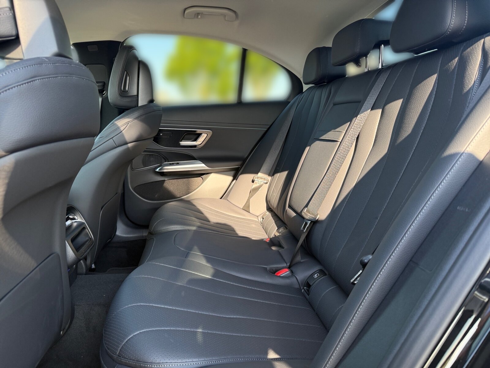 Ausstattungslinien und -Pakete:  Advanced-Paket:  Akustik-Komfort-Paket,   AVANTGARDE Advanced,   AVANTGARDE Exterieur:  Avantgarde Interieur:  Limousinen Service-Paket,   Sitzkomfort-Paket:  USB-Paket PlusExterieur:  43,2 cm (17") Leichtbauräder mit voll abdeckenden Radzierblenden,   ABGASANLAGE MIT 3-SENSOREN PAKET,   Abgasanlage mit DPF Generation 2.0,   AIRPANEL,   Außenspiegel elektrisch anklappbar:  Diesel-Abgasreinigung mit SDPF,   Diesel-Abgasreinigungsanlage BlueTEC SCR Generation 4,   Digitales Extra: Sportlicher Motorsound,   Fahrzeug mit Linkslenkung,   Hybrid Antrieb mit 48-Volt-Technologie,   Identifikationsschild mit VIN-Nummer,   Innen- und Außenspiegel fahrerseitig automatisch abblendend,   Integrierter Starter Generator Generation 2,   Kraftstoffbehälter mit größerem Inhalt,   LED High Performance-Scheinwerfer:  LEISTUNGSKLASSE MOTOR UNTER 151KW,   Produktschutz Teilschutz,   PTC-Zuheizer 48V,   Radgröße 17" Rundum Variante 1:  Scheibenwaschanlage beheizt,   SPEED- + LOADINDEX 99Y XL,   STC SERIE-VOLLDACH,   Steuer-Code - Funktion GSR-ISA,   Steuercode Umstellung WLTP mit RDE,   Umfeldbeleuchtung mit Projektion des Markenlogos,   Wärmedämmend dunkel getöntes GlasInterieur:  4-Wege-Lordosenstütze,   Bedienungsanleitung und Serviceinformation - deutsch,   Elektrische Vorrüstung für Personenbeförderung,   Innenhimmel Stoff nevagrau,   Klimaanlage ohne Diffus,   Klimatisierungsautomatik THERMATIC:  Komfortsitze:  Mittelkonsole Holz Esche schwarz offenporig:  Serviceintervall 25.000 km:  Sitzbelegungserkennung für Fondsitze,   Sitzheizung für Fahrer und Beifahrer,   Sitzheizung im Fond:  Sitzlehnen im Fond klappbar:  Zierelemente Holz Esche schwarz offenporig hinterleuchtet mit Mercedes-Benz Pattern,   Zierelement hinterleuchtetMultimedia:  Ambientebeleuchtung Plus,   Android Auto:  Apple CarPlay:  Digitales Extra: Festplatten-Navigation,   Digitales Extra: MBUX Navigation Premium,   Digitales Extra: Remote Services Premium,   Digitales Extra: Smartphone Integration,   Digitales Extra: Vorrüstung für Live Traffic Information,   Digitales Extra: Vorrüstung für MBUX Entertainment Plus,   Digitales Extra: Vorrüstung für Navigationsdienste,   Digitales Radio:  Fahrerdisplay,   Headunit Länderset für ECE (NTG 7),   Kabelloses Ladesystem für mobile Endgeräte vorn:  Kommunikationsmodul (5G) für die Nutzung von Digitalen Extras,   MBUX Multimediasystem:  Mercedes-Benz Notrufsystem:  Sprache Kombiinstrument - deutsch,   Techn. Kommunikationsmodulvariante für ECE,   Vorrüstung für digitales Radio:  Zentraldisplay:Komfort und Umwelt:  9G-TRONIC:  AGILITY CONTROL Fahrwerk mit selektivem Dämpfungssystem und Tieferlegung:  Aktiver Park-Assistent mit PARKTRONIC:  Aktiver Spurhalte-Assistent:  Ausweichunterstützung (Ausweichassistent),   Digitales Extra: Adaptiver Fernlicht-Assistent,   Digitales Extra: Verkehrszeichen-Assistent,   i-Size Kindersitzbefestigung,   Keyless-Go,   Lenkradheizung:  Multifunktionslenkrad in Leder Nappa,   Passive Personenanwesenheitserinnerung,   Rückfahrkamera:  Totwinkel-Assistent:Sicherheit:  Automatische Beifahrerairbag-Abschaltung,   Deaktivierung Schließrückmeldung über Fanfare,   Digitales Extra: Aktiver Abstands-Assistent DISTRONIC,   Fahrerbeobachtungskamera,   Fingerabdrucksensor,   Kneebag:  Mittenairbag:  Rating Länderset EURO-NCAP,   Reifendruckkontrolle (RDK):  Sidebags im FondWeiteres:  BRAKE DIMENSION FRONT AXLE 330X32,   BRAKE DIMENSION REAR AXLE 300X22,   DOOR LOAD LEVEL 1,   Kältemittel 1234yf,   Ledernachbildung ARTICO Polsterung Ledernachbildung ARTICO,   Mehrere Jahre kostenfreie Karten-Updates,   Modelljahrcode:  Produktionsstandort Fahrzeug Sindelfingen,   STEERING CODE - OUTPUT ACTIV AES-FLAG,   Steuercode Funktion Radio Standard AM/FM,   Steuercode Vertrieb  f. Code 475,   WIPPS-Laender WEU+COC,   Änderungsjahr 25/2,   Leistungsvariante Basis.
