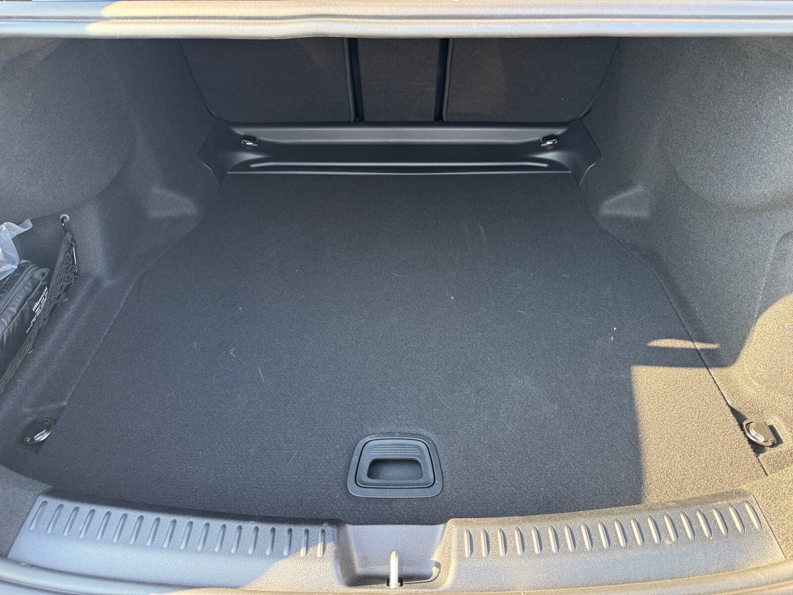 Ausstattungslinien und -Pakete:  Advanced-Paket:  Akustik-Komfort-Paket,   AVANTGARDE Advanced,   AVANTGARDE Exterieur:  Avantgarde Interieur:  Limousinen Service-Paket,   Sitzkomfort-Paket:  USB-Paket PlusExterieur:  43,2 cm (17") Leichtbauräder mit voll abdeckenden Radzierblenden,   ABGASANLAGE MIT 3-SENSOREN PAKET,   Abgasanlage mit DPF Generation 2.0,   AIRPANEL,   Außenspiegel elektrisch anklappbar:  Diesel-Abgasreinigung mit SDPF,   Diesel-Abgasreinigungsanlage BlueTEC SCR Generation 4,   Digitales Extra: Sportlicher Motorsound,   Fahrzeug mit Linkslenkung,   Hybrid Antrieb mit 48-Volt-Technologie,   Identifikationsschild mit VIN-Nummer,   Innen- und Außenspiegel fahrerseitig automatisch abblendend,   Integrierter Starter Generator Generation 2,   Kraftstoffbehälter mit größerem Inhalt,   LED High Performance-Scheinwerfer:  LEISTUNGSKLASSE MOTOR UNTER 151KW,   Produktschutz Teilschutz,   PTC-Zuheizer 48V,   Radgröße 17" Rundum Variante 1:  Scheibenwaschanlage beheizt,   SPEED- + LOADINDEX 99Y XL,   STC SERIE-VOLLDACH,   Steuer-Code - Funktion GSR-ISA,   Steuercode Umstellung WLTP mit RDE,   Umfeldbeleuchtung mit Projektion des Markenlogos,   Wärmedämmend dunkel getöntes GlasInterieur:  4-Wege-Lordosenstütze,   Bedienungsanleitung und Serviceinformation - deutsch,   Elektrische Vorrüstung für Personenbeförderung,   Innenhimmel Stoff nevagrau,   Klimaanlage ohne Diffus,   Klimatisierungsautomatik THERMATIC:  Komfortsitze:  Mittelkonsole Holz Esche schwarz offenporig:  Serviceintervall 25.000 km:  Sitzbelegungserkennung für Fondsitze,   Sitzheizung für Fahrer und Beifahrer,   Sitzheizung im Fond:  Sitzlehnen im Fond klappbar:  Zierelemente Holz Esche schwarz offenporig hinterleuchtet mit Mercedes-Benz Pattern,   Zierelement hinterleuchtetMultimedia:  Ambientebeleuchtung Plus,   Android Auto:  Apple CarPlay:  Digitales Extra: Festplatten-Navigation,   Digitales Extra: MBUX Navigation Premium,   Digitales Extra: Remote Services Premium,   Digitales Extra: Smartphone Integration,   Digitales Extra: Vorrüstung für Live Traffic Information,   Digitales Extra: Vorrüstung für MBUX Entertainment Plus,   Digitales Extra: Vorrüstung für Navigationsdienste,   Digitales Radio:  Fahrerdisplay,   Headunit Länderset für ECE (NTG 7),   Kabelloses Ladesystem für mobile Endgeräte vorn:  Kommunikationsmodul (5G) für die Nutzung von Digitalen Extras,   MBUX Multimediasystem:  Mercedes-Benz Notrufsystem:  Sprache Kombiinstrument - deutsch,   Techn. Kommunikationsmodulvariante für ECE,   Vorrüstung für digitales Radio:  Zentraldisplay:Komfort und Umwelt:  9G-TRONIC:  AGILITY CONTROL Fahrwerk mit selektivem Dämpfungssystem und Tieferlegung:  Aktiver Park-Assistent mit PARKTRONIC:  Aktiver Spurhalte-Assistent:  Ausweichunterstützung (Ausweichassistent),   Digitales Extra: Adaptiver Fernlicht-Assistent,   Digitales Extra: Verkehrszeichen-Assistent,   i-Size Kindersitzbefestigung,   Keyless-Go,   Lenkradheizung:  Multifunktionslenkrad in Leder Nappa,   Passive Personenanwesenheitserinnerung,   Rückfahrkamera:  Totwinkel-Assistent:Sicherheit:  Automatische Beifahrerairbag-Abschaltung,   Deaktivierung Schließrückmeldung über Fanfare,   Digitales Extra: Aktiver Abstands-Assistent DISTRONIC,   Fahrerbeobachtungskamera,   Fingerabdrucksensor,   Kneebag:  Mittenairbag:  Rating Länderset EURO-NCAP,   Reifendruckkontrolle (RDK):  Sidebags im FondWeiteres:  BRAKE DIMENSION FRONT AXLE 330X32,   BRAKE DIMENSION REAR AXLE 300X22,   DOOR LOAD LEVEL 1,   Kältemittel 1234yf,   Ledernachbildung ARTICO Polsterung Ledernachbildung ARTICO,   Mehrere Jahre kostenfreie Karten-Updates,   Modelljahrcode:  Produktionsstandort Fahrzeug Sindelfingen,   STEERING CODE - OUTPUT ACTIV AES-FLAG,   Steuercode Funktion Radio Standard AM/FM,   Steuercode Vertrieb  f. Code 475,   WIPPS-Laender WEU+COC,   Änderungsjahr 25/2,   Leistungsvariante Basis.