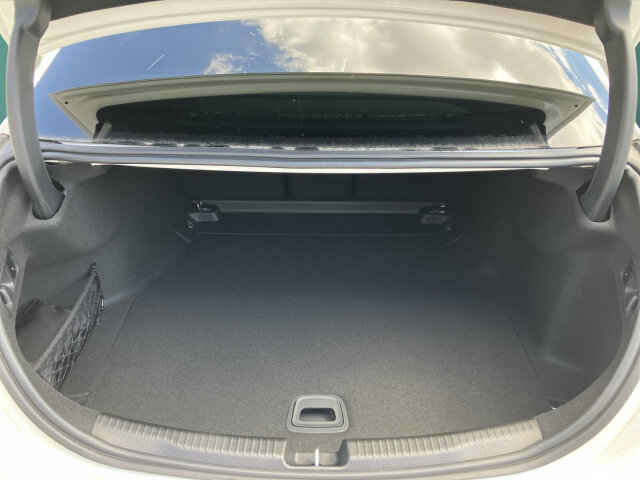 Interne Fahrzeugnr.:: 0923993Kilometerstand kann aufgrund aktueller Nutzung abweichen.Ausstattungslinien und -Pakete:  Ablage-Paket,   Advanced-Plus-Paket mit  Digitalen Extras,   AMG Line Advanced Plus,   AMG Line Exterieur,   AMG Line Interieur,   AMG Styling,   Edition AMG-Line,   Innenraum-Lichtpaket,   Memory-Paket,   Night-Paket,   Park-Paket mit 360 Grad-Kamera,   Spiegel-Paket,   USB-Paket,   Winter-PaketExterieur:  45,7 cm (18") AMG Leichtmetallräder im 5-Speichen-Design,   ABGASANLAGE MIT 3-SENSOREN PAKET,   Abgasanlage mit DPF Generation 2.0,   AIRPANEL,   Anhängevorrichtung mit ESP® Anhängerstabilisierung,   Außenspiegel elektrisch anklappbar,   Bremsanlage mit größeren Bremsscheiben an der Vorderachse,   Diesel-Abgasreinigung mit SDPF,   Diesel-Abgasreinigungsanlage BlueTEC SCR Generation 4,   DIGITAL LIGHT,   Einstiegsleisten mit "Mercedes-Benz" Schriftzug, beleuchtet und mit Wechselcover,   Fahrzeug mit Linkslenkung,   Hybrid Antrieb mit 48-Volt-Technologie,   Identifikationsschild mit VIN-Nummer,   Integrierter Starter Generator Generation 2,   Kraftstoffbehälter mit 66 Liter Inhalt,   Kühlerverkleidung mit Mercedes-Benz Pattern,   Lastenstufen-Konzept,   LEISTUNGSKLASSE MOTOR UNTER 151KW,   Produktschutz Teilschutz,   PTC-Zuheizer 48V,   Scheibenwaschanlage beheizt,   Scheibenwischer mit Regensensor,   Steuer-Code - Funktion GSR-ISA,   Steuercode für Aktionierungssteuerung WLTP,   Steuercode Umstellung WLTP mit RDE,   Steuercode Vertrieb,   Umfeldbeleuchtung mit Projektion des Markenlogos,   Vorrüstung für Projektionsfunktion Animationen,   Vorrüstung für Projektionsfunktion für Linien,   Vorrüstung für Projektionsfunktion Symbole,   Wärmedämmend dunkel getöntes GlasInterieur:  4-Wege-Lordosenstütze,   Ambientebeleuchtung,   AMG Fußmatten,   Bedienungsanleitung und Serviceinformation - deutsch,   Doppelcupholder,   Innenhimmel Stoff schwarz,   Innenspiegel automatisch abblendend,   Instrumententafel und Bordkanten in Ledernachbildung ARTICO in Nappaoptik,   Klimatisierungsautomatik THERMATIC,   Mittelkonsole Metallstruktur,   Polsterung Ledernachbildung ARTICO / Mikrofaser MICROCUT,   Serviceintervall 25.000 km,   Sitzheizung für Fahrer und Beifahrer,   Sitzlehnen im Fond klappbar,   Sportsitze,   Zierelemente MetallstrukturMultimedia:  3 Jahre kostenfreie Karten-Updates,   Advanced Soundsystem,   Ambientebeleuchtung Plus,   Android Auto,   Apple CarPlay,   Digitales Extra: Erweiterte Funktionen MBUX,   Digitales Extra: Festplatten-Navigation,   Digitales Extra: MBUX Navigation Premium,   Digitales Extra: Remote Services,   Digitales Extra: Smartphone Integration,   Digitales Extra: Vorrüstung für Live Traffic Information,   Digitales Extra: Vorrüstung für Navigationsdienste,   Digitales Radio,   Fahrerdisplay,   Headunit Länderset für ECE (NTG 7),   Kabelloses Ladesystem für mobile Endgeräte vorn,   Kommunikationsmodul (LTE) für die Nutzung von Mercedes me connect Diensten,   MBUX Multimediasystem,   Mercedes-Benz Notrufsystem,   Sprache Kombiinstrument - deutsch,   Techn. Kommunikationsmodulvariante für ECE,   Vorrüstung für digitales Radio,   ZentraldisplayKomfort und Umwelt:  9G-TRONIC,   360°-Kamera,   Abgasreinigung EURO 6 Technik,   Adaptiver Fernlicht-Assistent Plus,   AGILITY CONTROL Fahrwerk mit selektivem Dämpfungssystem und Tieferlegung,   Aktiver Park-Assistent mit PARKTRONIC,   Aktiver Spurhalte-Assistent,   Beifahrersitz elektrisch einstellbar mit Memory-Funktion,   Digitales Extra: Verkehrszeichen-Assistent,   Dynamic Select,   i-Size Kindersitzbefestigung,   KEYLESS-GO Start-Funktion,   Lenkradheizung,   Multifunktions-Sportlenkrad in Leder Nappa,   Passive Personenanwesenheitserinnerung,   Totwinkel-Assistent,   Vordersitz links elektrisch verstellbar mit Memory-Funktion,   Vorrüstung für DISTRONICSicherheit:  Aktiver Brems-Assistent,   Automatische Beifahrerairbag-Abschaltung,   Deaktivierung Schließrückmeldung über Fanfare,   Digitales Extra: Aktiver Abstands-Assistent DISTRONIC,   Fahrerbeobachtungskamera,   Fingerabdrucksensor,   Fondgurt-Statusanzeige im Instrumenten-Display,   Fußgängerschutz,   Mittenairbag,   Rating Länderset EURO-NCAP,   Reifendruckkontrolle (RDK),   TIREFIT,   Warnweste für FahrerZustand/Papiere:  COC-Papier EU6 mit Zulassungsbescheinigung Teil IIWeiteres: Fahrzeug mit Haltedauer! Abgabe frühestens 90 Tage nach Erstzulassung! AEJ 25/1,   Kältemittel 1234yf,   LAND-SAMMLER FUER RED-ZERTIFIZIERUNG F. HU ECE,   Modelljahrcode,   Produktionsstandort Fahrzeug Südafrika,   Radgroesse 18" Mischbereifung Variante 1,   Speed- + Loadindex 95Y XL + 97Y XL,   STEERING CODE - OUTPUT ACTIV AES-FLAG.