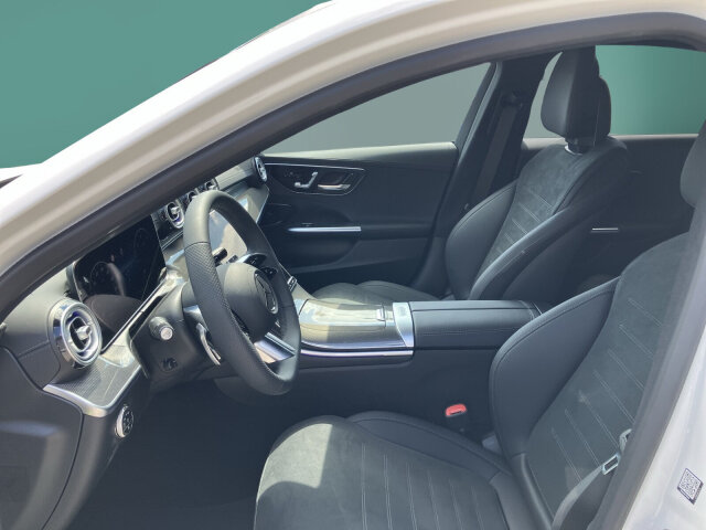Interne Fahrzeugnr.:: 0923993Kilometerstand kann aufgrund aktueller Nutzung abweichen.Ausstattungslinien und -Pakete:  Ablage-Paket,   Advanced-Plus-Paket mit  Digitalen Extras,   AMG Line Advanced Plus,   AMG Line Exterieur,   AMG Line Interieur,   AMG Styling,   Edition AMG-Line,   Innenraum-Lichtpaket,   Memory-Paket,   Night-Paket,   Park-Paket mit 360 Grad-Kamera,   Spiegel-Paket,   USB-Paket,   Winter-PaketExterieur:  45,7 cm (18") AMG Leichtmetallräder im 5-Speichen-Design,   ABGASANLAGE MIT 3-SENSOREN PAKET,   Abgasanlage mit DPF Generation 2.0,   AIRPANEL,   Anhängevorrichtung mit ESP® Anhängerstabilisierung,   Außenspiegel elektrisch anklappbar,   Bremsanlage mit größeren Bremsscheiben an der Vorderachse,   Diesel-Abgasreinigung mit SDPF,   Diesel-Abgasreinigungsanlage BlueTEC SCR Generation 4,   DIGITAL LIGHT,   Einstiegsleisten mit "Mercedes-Benz" Schriftzug, beleuchtet und mit Wechselcover,   Fahrzeug mit Linkslenkung,   Hybrid Antrieb mit 48-Volt-Technologie,   Identifikationsschild mit VIN-Nummer,   Integrierter Starter Generator Generation 2,   Kraftstoffbehälter mit 66 Liter Inhalt,   Kühlerverkleidung mit Mercedes-Benz Pattern,   Lastenstufen-Konzept,   LEISTUNGSKLASSE MOTOR UNTER 151KW,   Produktschutz Teilschutz,   PTC-Zuheizer 48V,   Scheibenwaschanlage beheizt,   Scheibenwischer mit Regensensor,   Steuer-Code - Funktion GSR-ISA,   Steuercode für Aktionierungssteuerung WLTP,   Steuercode Umstellung WLTP mit RDE,   Steuercode Vertrieb,   Umfeldbeleuchtung mit Projektion des Markenlogos,   Vorrüstung für Projektionsfunktion Animationen,   Vorrüstung für Projektionsfunktion für Linien,   Vorrüstung für Projektionsfunktion Symbole,   Wärmedämmend dunkel getöntes GlasInterieur:  4-Wege-Lordosenstütze,   Ambientebeleuchtung,   AMG Fußmatten,   Bedienungsanleitung und Serviceinformation - deutsch,   Doppelcupholder,   Innenhimmel Stoff schwarz,   Innenspiegel automatisch abblendend,   Instrumententafel und Bordkanten in Ledernachbildung ARTICO in Nappaoptik,   Klimatisierungsautomatik THERMATIC,   Mittelkonsole Metallstruktur,   Polsterung Ledernachbildung ARTICO / Mikrofaser MICROCUT,   Serviceintervall 25.000 km,   Sitzheizung für Fahrer und Beifahrer,   Sitzlehnen im Fond klappbar,   Sportsitze,   Zierelemente MetallstrukturMultimedia:  3 Jahre kostenfreie Karten-Updates,   Advanced Soundsystem,   Ambientebeleuchtung Plus,   Android Auto,   Apple CarPlay,   Digitales Extra: Erweiterte Funktionen MBUX,   Digitales Extra: Festplatten-Navigation,   Digitales Extra: MBUX Navigation Premium,   Digitales Extra: Remote Services,   Digitales Extra: Smartphone Integration,   Digitales Extra: Vorrüstung für Live Traffic Information,   Digitales Extra: Vorrüstung für Navigationsdienste,   Digitales Radio,   Fahrerdisplay,   Headunit Länderset für ECE (NTG 7),   Kabelloses Ladesystem für mobile Endgeräte vorn,   Kommunikationsmodul (LTE) für die Nutzung von Mercedes me connect Diensten,   MBUX Multimediasystem,   Mercedes-Benz Notrufsystem,   Sprache Kombiinstrument - deutsch,   Techn. Kommunikationsmodulvariante für ECE,   Vorrüstung für digitales Radio,   ZentraldisplayKomfort und Umwelt:  9G-TRONIC,   360°-Kamera,   Abgasreinigung EURO 6 Technik,   Adaptiver Fernlicht-Assistent Plus,   AGILITY CONTROL Fahrwerk mit selektivem Dämpfungssystem und Tieferlegung,   Aktiver Park-Assistent mit PARKTRONIC,   Aktiver Spurhalte-Assistent,   Beifahrersitz elektrisch einstellbar mit Memory-Funktion,   Digitales Extra: Verkehrszeichen-Assistent,   Dynamic Select,   i-Size Kindersitzbefestigung,   KEYLESS-GO Start-Funktion,   Lenkradheizung,   Multifunktions-Sportlenkrad in Leder Nappa,   Passive Personenanwesenheitserinnerung,   Totwinkel-Assistent,   Vordersitz links elektrisch verstellbar mit Memory-Funktion,   Vorrüstung für DISTRONICSicherheit:  Aktiver Brems-Assistent,   Automatische Beifahrerairbag-Abschaltung,   Deaktivierung Schließrückmeldung über Fanfare,   Digitales Extra: Aktiver Abstands-Assistent DISTRONIC,   Fahrerbeobachtungskamera,   Fingerabdrucksensor,   Fondgurt-Statusanzeige im Instrumenten-Display,   Fußgängerschutz,   Mittenairbag,   Rating Länderset EURO-NCAP,   Reifendruckkontrolle (RDK),   TIREFIT,   Warnweste für FahrerZustand/Papiere:  COC-Papier EU6 mit Zulassungsbescheinigung Teil IIWeiteres: Fahrzeug mit Haltedauer! Abgabe frühestens 90 Tage nach Erstzulassung! AEJ 25/1,   Kältemittel 1234yf,   LAND-SAMMLER FUER RED-ZERTIFIZIERUNG F. HU ECE,   Modelljahrcode,   Produktionsstandort Fahrzeug Südafrika,   Radgroesse 18" Mischbereifung Variante 1,   Speed- + Loadindex 95Y XL + 97Y XL,   STEERING CODE - OUTPUT ACTIV AES-FLAG.