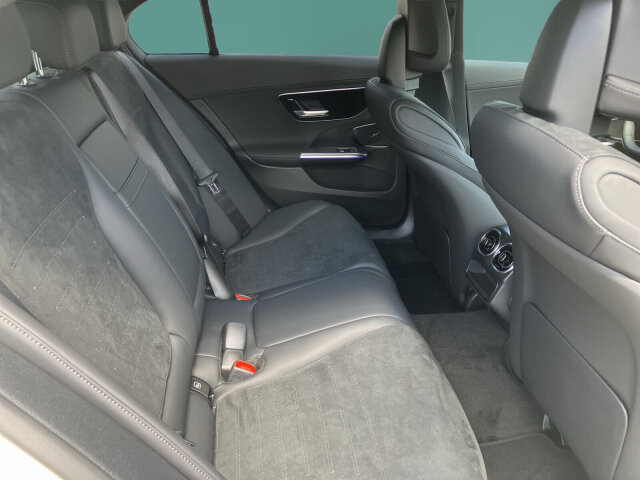 Interne Fahrzeugnr.:: 0923993Kilometerstand kann aufgrund aktueller Nutzung abweichen.Ausstattungslinien und -Pakete:  Ablage-Paket,   Advanced-Plus-Paket mit  Digitalen Extras,   AMG Line Advanced Plus,   AMG Line Exterieur,   AMG Line Interieur,   AMG Styling,   Edition AMG-Line,   Innenraum-Lichtpaket,   Memory-Paket,   Night-Paket,   Park-Paket mit 360 Grad-Kamera,   Spiegel-Paket,   USB-Paket,   Winter-PaketExterieur:  45,7 cm (18") AMG Leichtmetallräder im 5-Speichen-Design,   ABGASANLAGE MIT 3-SENSOREN PAKET,   Abgasanlage mit DPF Generation 2.0,   AIRPANEL,   Anhängevorrichtung mit ESP® Anhängerstabilisierung,   Außenspiegel elektrisch anklappbar,   Bremsanlage mit größeren Bremsscheiben an der Vorderachse,   Diesel-Abgasreinigung mit SDPF,   Diesel-Abgasreinigungsanlage BlueTEC SCR Generation 4,   DIGITAL LIGHT,   Einstiegsleisten mit "Mercedes-Benz" Schriftzug, beleuchtet und mit Wechselcover,   Fahrzeug mit Linkslenkung,   Hybrid Antrieb mit 48-Volt-Technologie,   Identifikationsschild mit VIN-Nummer,   Integrierter Starter Generator Generation 2,   Kraftstoffbehälter mit 66 Liter Inhalt,   Kühlerverkleidung mit Mercedes-Benz Pattern,   Lastenstufen-Konzept,   LEISTUNGSKLASSE MOTOR UNTER 151KW,   Produktschutz Teilschutz,   PTC-Zuheizer 48V,   Scheibenwaschanlage beheizt,   Scheibenwischer mit Regensensor,   Steuer-Code - Funktion GSR-ISA,   Steuercode für Aktionierungssteuerung WLTP,   Steuercode Umstellung WLTP mit RDE,   Steuercode Vertrieb,   Umfeldbeleuchtung mit Projektion des Markenlogos,   Vorrüstung für Projektionsfunktion Animationen,   Vorrüstung für Projektionsfunktion für Linien,   Vorrüstung für Projektionsfunktion Symbole,   Wärmedämmend dunkel getöntes GlasInterieur:  4-Wege-Lordosenstütze,   Ambientebeleuchtung,   AMG Fußmatten,   Bedienungsanleitung und Serviceinformation - deutsch,   Doppelcupholder,   Innenhimmel Stoff schwarz,   Innenspiegel automatisch abblendend,   Instrumententafel und Bordkanten in Ledernachbildung ARTICO in Nappaoptik,   Klimatisierungsautomatik THERMATIC,   Mittelkonsole Metallstruktur,   Polsterung Ledernachbildung ARTICO / Mikrofaser MICROCUT,   Serviceintervall 25.000 km,   Sitzheizung für Fahrer und Beifahrer,   Sitzlehnen im Fond klappbar,   Sportsitze,   Zierelemente MetallstrukturMultimedia:  3 Jahre kostenfreie Karten-Updates,   Advanced Soundsystem,   Ambientebeleuchtung Plus,   Android Auto,   Apple CarPlay,   Digitales Extra: Erweiterte Funktionen MBUX,   Digitales Extra: Festplatten-Navigation,   Digitales Extra: MBUX Navigation Premium,   Digitales Extra: Remote Services,   Digitales Extra: Smartphone Integration,   Digitales Extra: Vorrüstung für Live Traffic Information,   Digitales Extra: Vorrüstung für Navigationsdienste,   Digitales Radio,   Fahrerdisplay,   Headunit Länderset für ECE (NTG 7),   Kabelloses Ladesystem für mobile Endgeräte vorn,   Kommunikationsmodul (LTE) für die Nutzung von Mercedes me connect Diensten,   MBUX Multimediasystem,   Mercedes-Benz Notrufsystem,   Sprache Kombiinstrument - deutsch,   Techn. Kommunikationsmodulvariante für ECE,   Vorrüstung für digitales Radio,   ZentraldisplayKomfort und Umwelt:  9G-TRONIC,   360°-Kamera,   Abgasreinigung EURO 6 Technik,   Adaptiver Fernlicht-Assistent Plus,   AGILITY CONTROL Fahrwerk mit selektivem Dämpfungssystem und Tieferlegung,   Aktiver Park-Assistent mit PARKTRONIC,   Aktiver Spurhalte-Assistent,   Beifahrersitz elektrisch einstellbar mit Memory-Funktion,   Digitales Extra: Verkehrszeichen-Assistent,   Dynamic Select,   i-Size Kindersitzbefestigung,   KEYLESS-GO Start-Funktion,   Lenkradheizung,   Multifunktions-Sportlenkrad in Leder Nappa,   Passive Personenanwesenheitserinnerung,   Totwinkel-Assistent,   Vordersitz links elektrisch verstellbar mit Memory-Funktion,   Vorrüstung für DISTRONICSicherheit:  Aktiver Brems-Assistent,   Automatische Beifahrerairbag-Abschaltung,   Deaktivierung Schließrückmeldung über Fanfare,   Digitales Extra: Aktiver Abstands-Assistent DISTRONIC,   Fahrerbeobachtungskamera,   Fingerabdrucksensor,   Fondgurt-Statusanzeige im Instrumenten-Display,   Fußgängerschutz,   Mittenairbag,   Rating Länderset EURO-NCAP,   Reifendruckkontrolle (RDK),   TIREFIT,   Warnweste für FahrerZustand/Papiere:  COC-Papier EU6 mit Zulassungsbescheinigung Teil IIWeiteres: Fahrzeug mit Haltedauer! Abgabe frühestens 90 Tage nach Erstzulassung! AEJ 25/1,   Kältemittel 1234yf,   LAND-SAMMLER FUER RED-ZERTIFIZIERUNG F. HU ECE,   Modelljahrcode,   Produktionsstandort Fahrzeug Südafrika,   Radgroesse 18" Mischbereifung Variante 1,   Speed- + Loadindex 95Y XL + 97Y XL,   STEERING CODE - OUTPUT ACTIV AES-FLAG.