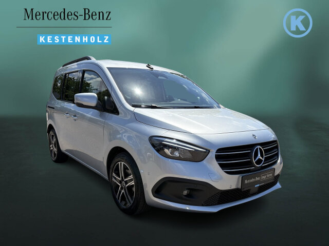 Interne Fahrzeugnr.:: 0924012Ausstattungslinien und -Pakete:  Advantage-Paket,   Aktives Sicherheits-Paket,   Chrom Interieur-Paket,   Edition,   Modellgeneration 0,   Navigation Paket,   Ohne Aufbauhersteller Sondermodul,   Ohne Paket BAUSTELLE,   Progressive,   Sondermodell,   Spiegel-Paket,   Technik-Paket,   Winter-PaketExterieur:  17" Leichtmetallräder,   43,2 cm (17'') LM-Räder im 5-Speichen-Design,   Abdeckung Schiebetürschiene in Wagenfarbe,   Anhängerkupplung Kugelkopf fest,   Ausführung Standard,   Außenspiegel elektr. heranklappbar u. verstellbar,   Außenspiegel lackiert in Wagenfarbe,   Dachreling mit integriertem Grundträger,   ECO Catalysator 90g,   Einstiegsleisten mit "Mercedes-Benz" Schriftzug,   EMISSIONSKLASSE EURO 6E M/N1 GR. II,   Fenster in Heckklappe mit Wisch- und Waschanlage,   Frontscheibe heizbar,   Gewichtsvariante 2.199 kg,   Griffleiste über Kennzeichen in Wagenfarbe,   Heckklappe,   Heckscheibe heizbar,   Inland - Code,   INTERNER CODE AC1B2,   Komplettfahrzeug,   Kältemittel R-1234yf,   Kühlergrill verchromt,   Laderaum-Schiebetür links mit Fenster,   LED High Performance-Scheinwerfer,   Modellgeneration GSR2B,   Nebelscheinwerfer in LED-Technik,   Ohne Ladekabel Traktionsbatterie E-Cell,   Ohne Staub-Kit,   Ohne Steinschlagschutz,   Premium Komplettradschutz (3 Jahre),   Radstand 2716 mm,   Schiebetür rechts mit Fenster,   Standardwegausführung,   STEUERCODE - B2C Identifier,   Steuercode Umstellung WLTP,   Türgriffe lackiert in Wagenfarbe,   Verbrenner,   VIN von außen sichtbar,   Wischwasserbehälter mit größerem Volumen,   Zierstab Heckklappe ChromInterieur:  Ambientebeleuchtung,   Armlehne mit Staufach,   Elektrische Fensterheber in Schiebetüren,   Fahrersitz höhenverstellbar mit Lordosestütze,   Fenster fest hinten,   Fensterheber vorn elektr. m. Komfortbedienfunktion,   Fondsitzbank FOLD &amp; LOAD 1/3 : 2/3 teilbar,   Gepäckraumabdeckung,   Handschuhfach, Beifahrerseite, geschlossen,   Innenraumbeleuchtung in LED-Technik,   Innenraumspiegel,   Innenspiegel  automatisch abblendend,   Innenverkleidung gehobene Ausführung,   Klimatisierungsautomatik Thermotronic,   Klimazone 2 (gemäßigt),   Kopfstützen für Fahrgastraumsitze,   Kraftstofffilter mit Wasserabscheider,   Lederlenkrad,   Linkslenker,   Mit Gurt Mittelsitz Fond,   Mittelarmlehne ARTICO &amp; Türfelder NEOTEX,   Ohne Lastschutznetz,   Ohne Sitze in Reihe 3,   Schaltknauf Leder,   Sitzbezugsart Stoff,   Sitzheizung für Fahrer und Beifahrer,   Spiegel in Beifahrer-Sonnenblende,   Spiegel in Fahrer-Sonnenblende,   Steckdose 12 V im Fahrgastraum,   Steckdose 12 V Kofferraum / Laderaum,   Tachometer km/h,   Tasche an Fahrer- und Beifahrerrückenlehne,   Teilbelederte I-Tafel in Ledernachbildung ARTICO,   Teppichboden Fahrgastraum,   Teppichboden Kofferraum,   Tisch und beleuchtete Zierelemente an Rückenlehne,   Warmluftkanal zum Fahrgastraum,   Zierelemente Mattlack Seidenoptik silber,   Zierelement I-Tafel Hochglanzlack schwarzMultimedia:  2 USB Schnittstellen in Mittelkonsole hinten,   Digitales Extra: Erweiterte MBUX Funktionen,   Digitales Extra: Festplatten-Navigation,   Digitales Extra: Remote Services Plus,   Digitales Extra: Smartphone Integration,   Digitales Radio (DAB),   Kabelloses Ladesystem für mobile Endgeräte,   Kombiinstrument mit Farbdisplay,   Kommunikationsmodul (LTE) für digitale Dienste,   Live Traffic Information,   MBUX Multimediasystem und Navi mit 9,5 Zoll Display,   Mercedes-Benz Notrufsystem,   Navigation PLUS,   Sprache Kombiinstrument - deutsch,   Vorrüstung für Digitale ExtrasKomfort und Umwelt:  7-Gang-Automatikgetriebe,   Aktiver Park-Assistent,   Aktiver Spurhalte-Assistent,   ATTENTION ASSIST B,   Berganfahrhilfe,   Colorverglasung im Fond, Schwarzglas,   Diesel,   ECO Start-Stop Funktion,   Fernlichtassistent,   i-Size Kindersitzbefestigung,   Intelligenter Geschwindigkeitsassistent (ISA),   Keyless-Go,   Lenkradheizung,   Lenkrad in Neigung und Höhe verstellbar,   Licht- und Regensensor,   Mercedes-Benz Mobilo mit DSB und GgD,   Multifunktionslenkrad,   Partikelfilter,   Rückfahrkamera,   Tempomat,   Totwinkel-Assistent,   Zuheizer  elektrischSicherheit:  Airbag Fahrer und Beifahrer,   Aktiver Brems-Assistent,   Automatische Beifahrerairbag-Abschaltung,   Bremsanlage mit ABS und ASR,   elek. Feststellbremse,   Elektronisches Stabilitätsprogramm (ESP),   Gurtwarneinrichtung für Fahrer, Beifahrer und Fond,   Kindersicherung Türen und Fenster im Fahrgastraum,   Mittenairbag, Thorax-Sidebags, Windowbags v. + h.,   Ohne Einbruch-/Diebstahlwarnanlage,   Reifendrucküberwachung an VA u. HA, drahtlos,   Unterbodenschutz Kunststoff,   Verbandtasche.