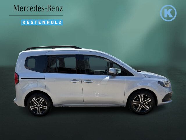 Interne Fahrzeugnr.:: 0924012Ausstattungslinien und -Pakete:  Advantage-Paket,   Aktives Sicherheits-Paket,   Chrom Interieur-Paket,   Edition,   Modellgeneration 0,   Navigation Paket,   Ohne Aufbauhersteller Sondermodul,   Ohne Paket BAUSTELLE,   Progressive,   Sondermodell,   Spiegel-Paket,   Technik-Paket,   Winter-PaketExterieur:  17" Leichtmetallräder,   43,2 cm (17'') LM-Räder im 5-Speichen-Design,   Abdeckung Schiebetürschiene in Wagenfarbe,   Anhängerkupplung Kugelkopf fest,   Ausführung Standard,   Außenspiegel elektr. heranklappbar u. verstellbar,   Außenspiegel lackiert in Wagenfarbe,   Dachreling mit integriertem Grundträger,   ECO Catalysator 90g,   Einstiegsleisten mit "Mercedes-Benz" Schriftzug,   EMISSIONSKLASSE EURO 6E M/N1 GR. II,   Fenster in Heckklappe mit Wisch- und Waschanlage,   Frontscheibe heizbar,   Gewichtsvariante 2.199 kg,   Griffleiste über Kennzeichen in Wagenfarbe,   Heckklappe,   Heckscheibe heizbar,   Inland - Code,   INTERNER CODE AC1B2,   Komplettfahrzeug,   Kältemittel R-1234yf,   Kühlergrill verchromt,   Laderaum-Schiebetür links mit Fenster,   LED High Performance-Scheinwerfer,   Modellgeneration GSR2B,   Nebelscheinwerfer in LED-Technik,   Ohne Ladekabel Traktionsbatterie E-Cell,   Ohne Staub-Kit,   Ohne Steinschlagschutz,   Premium Komplettradschutz (3 Jahre),   Radstand 2716 mm,   Schiebetür rechts mit Fenster,   Standardwegausführung,   STEUERCODE - B2C Identifier,   Steuercode Umstellung WLTP,   Türgriffe lackiert in Wagenfarbe,   Verbrenner,   VIN von außen sichtbar,   Wischwasserbehälter mit größerem Volumen,   Zierstab Heckklappe ChromInterieur:  Ambientebeleuchtung,   Armlehne mit Staufach,   Elektrische Fensterheber in Schiebetüren,   Fahrersitz höhenverstellbar mit Lordosestütze,   Fenster fest hinten,   Fensterheber vorn elektr. m. Komfortbedienfunktion,   Fondsitzbank FOLD &amp; LOAD 1/3 : 2/3 teilbar,   Gepäckraumabdeckung,   Handschuhfach, Beifahrerseite, geschlossen,   Innenraumbeleuchtung in LED-Technik,   Innenraumspiegel,   Innenspiegel  automatisch abblendend,   Innenverkleidung gehobene Ausführung,   Klimatisierungsautomatik Thermotronic,   Klimazone 2 (gemäßigt),   Kopfstützen für Fahrgastraumsitze,   Kraftstofffilter mit Wasserabscheider,   Lederlenkrad,   Linkslenker,   Mit Gurt Mittelsitz Fond,   Mittelarmlehne ARTICO &amp; Türfelder NEOTEX,   Ohne Lastschutznetz,   Ohne Sitze in Reihe 3,   Schaltknauf Leder,   Sitzbezugsart Stoff,   Sitzheizung für Fahrer und Beifahrer,   Spiegel in Beifahrer-Sonnenblende,   Spiegel in Fahrer-Sonnenblende,   Steckdose 12 V im Fahrgastraum,   Steckdose 12 V Kofferraum / Laderaum,   Tachometer km/h,   Tasche an Fahrer- und Beifahrerrückenlehne,   Teilbelederte I-Tafel in Ledernachbildung ARTICO,   Teppichboden Fahrgastraum,   Teppichboden Kofferraum,   Tisch und beleuchtete Zierelemente an Rückenlehne,   Warmluftkanal zum Fahrgastraum,   Zierelemente Mattlack Seidenoptik silber,   Zierelement I-Tafel Hochglanzlack schwarzMultimedia:  2 USB Schnittstellen in Mittelkonsole hinten,   Digitales Extra: Erweiterte MBUX Funktionen,   Digitales Extra: Festplatten-Navigation,   Digitales Extra: Remote Services Plus,   Digitales Extra: Smartphone Integration,   Digitales Radio (DAB),   Kabelloses Ladesystem für mobile Endgeräte,   Kombiinstrument mit Farbdisplay,   Kommunikationsmodul (LTE) für digitale Dienste,   Live Traffic Information,   MBUX Multimediasystem und Navi mit 9,5 Zoll Display,   Mercedes-Benz Notrufsystem,   Navigation PLUS,   Sprache Kombiinstrument - deutsch,   Vorrüstung für Digitale ExtrasKomfort und Umwelt:  7-Gang-Automatikgetriebe,   Aktiver Park-Assistent,   Aktiver Spurhalte-Assistent,   ATTENTION ASSIST B,   Berganfahrhilfe,   Colorverglasung im Fond, Schwarzglas,   Diesel,   ECO Start-Stop Funktion,   Fernlichtassistent,   i-Size Kindersitzbefestigung,   Intelligenter Geschwindigkeitsassistent (ISA),   Keyless-Go,   Lenkradheizung,   Lenkrad in Neigung und Höhe verstellbar,   Licht- und Regensensor,   Mercedes-Benz Mobilo mit DSB und GgD,   Multifunktionslenkrad,   Partikelfilter,   Rückfahrkamera,   Tempomat,   Totwinkel-Assistent,   Zuheizer  elektrischSicherheit:  Airbag Fahrer und Beifahrer,   Aktiver Brems-Assistent,   Automatische Beifahrerairbag-Abschaltung,   Bremsanlage mit ABS und ASR,   elek. Feststellbremse,   Elektronisches Stabilitätsprogramm (ESP),   Gurtwarneinrichtung für Fahrer, Beifahrer und Fond,   Kindersicherung Türen und Fenster im Fahrgastraum,   Mittenairbag, Thorax-Sidebags, Windowbags v. + h.,   Ohne Einbruch-/Diebstahlwarnanlage,   Reifendrucküberwachung an VA u. HA, drahtlos,   Unterbodenschutz Kunststoff,   Verbandtasche.