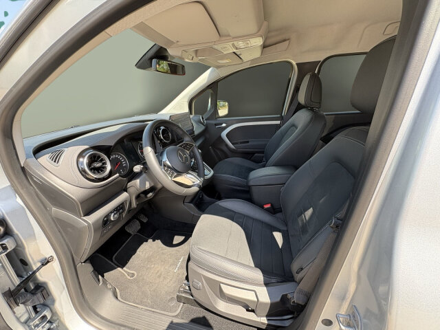 Interne Fahrzeugnr.:: 0924012Ausstattungslinien und -Pakete:  Advantage-Paket,   Aktives Sicherheits-Paket,   Chrom Interieur-Paket,   Edition,   Modellgeneration 0,   Navigation Paket,   Ohne Aufbauhersteller Sondermodul,   Ohne Paket BAUSTELLE,   Progressive,   Sondermodell,   Spiegel-Paket,   Technik-Paket,   Winter-PaketExterieur:  17" Leichtmetallräder,   43,2 cm (17'') LM-Räder im 5-Speichen-Design,   Abdeckung Schiebetürschiene in Wagenfarbe,   Anhängerkupplung Kugelkopf fest,   Ausführung Standard,   Außenspiegel elektr. heranklappbar u. verstellbar,   Außenspiegel lackiert in Wagenfarbe,   Dachreling mit integriertem Grundträger,   ECO Catalysator 90g,   Einstiegsleisten mit "Mercedes-Benz" Schriftzug,   EMISSIONSKLASSE EURO 6E M/N1 GR. II,   Fenster in Heckklappe mit Wisch- und Waschanlage,   Frontscheibe heizbar,   Gewichtsvariante 2.199 kg,   Griffleiste über Kennzeichen in Wagenfarbe,   Heckklappe,   Heckscheibe heizbar,   Inland - Code,   INTERNER CODE AC1B2,   Komplettfahrzeug,   Kältemittel R-1234yf,   Kühlergrill verchromt,   Laderaum-Schiebetür links mit Fenster,   LED High Performance-Scheinwerfer,   Modellgeneration GSR2B,   Nebelscheinwerfer in LED-Technik,   Ohne Ladekabel Traktionsbatterie E-Cell,   Ohne Staub-Kit,   Ohne Steinschlagschutz,   Premium Komplettradschutz (3 Jahre),   Radstand 2716 mm,   Schiebetür rechts mit Fenster,   Standardwegausführung,   STEUERCODE - B2C Identifier,   Steuercode Umstellung WLTP,   Türgriffe lackiert in Wagenfarbe,   Verbrenner,   VIN von außen sichtbar,   Wischwasserbehälter mit größerem Volumen,   Zierstab Heckklappe ChromInterieur:  Ambientebeleuchtung,   Armlehne mit Staufach,   Elektrische Fensterheber in Schiebetüren,   Fahrersitz höhenverstellbar mit Lordosestütze,   Fenster fest hinten,   Fensterheber vorn elektr. m. Komfortbedienfunktion,   Fondsitzbank FOLD &amp; LOAD 1/3 : 2/3 teilbar,   Gepäckraumabdeckung,   Handschuhfach, Beifahrerseite, geschlossen,   Innenraumbeleuchtung in LED-Technik,   Innenraumspiegel,   Innenspiegel  automatisch abblendend,   Innenverkleidung gehobene Ausführung,   Klimatisierungsautomatik Thermotronic,   Klimazone 2 (gemäßigt),   Kopfstützen für Fahrgastraumsitze,   Kraftstofffilter mit Wasserabscheider,   Lederlenkrad,   Linkslenker,   Mit Gurt Mittelsitz Fond,   Mittelarmlehne ARTICO &amp; Türfelder NEOTEX,   Ohne Lastschutznetz,   Ohne Sitze in Reihe 3,   Schaltknauf Leder,   Sitzbezugsart Stoff,   Sitzheizung für Fahrer und Beifahrer,   Spiegel in Beifahrer-Sonnenblende,   Spiegel in Fahrer-Sonnenblende,   Steckdose 12 V im Fahrgastraum,   Steckdose 12 V Kofferraum / Laderaum,   Tachometer km/h,   Tasche an Fahrer- und Beifahrerrückenlehne,   Teilbelederte I-Tafel in Ledernachbildung ARTICO,   Teppichboden Fahrgastraum,   Teppichboden Kofferraum,   Tisch und beleuchtete Zierelemente an Rückenlehne,   Warmluftkanal zum Fahrgastraum,   Zierelemente Mattlack Seidenoptik silber,   Zierelement I-Tafel Hochglanzlack schwarzMultimedia:  2 USB Schnittstellen in Mittelkonsole hinten,   Digitales Extra: Erweiterte MBUX Funktionen,   Digitales Extra: Festplatten-Navigation,   Digitales Extra: Remote Services Plus,   Digitales Extra: Smartphone Integration,   Digitales Radio (DAB),   Kabelloses Ladesystem für mobile Endgeräte,   Kombiinstrument mit Farbdisplay,   Kommunikationsmodul (LTE) für digitale Dienste,   Live Traffic Information,   MBUX Multimediasystem und Navi mit 9,5 Zoll Display,   Mercedes-Benz Notrufsystem,   Navigation PLUS,   Sprache Kombiinstrument - deutsch,   Vorrüstung für Digitale ExtrasKomfort und Umwelt:  7-Gang-Automatikgetriebe,   Aktiver Park-Assistent,   Aktiver Spurhalte-Assistent,   ATTENTION ASSIST B,   Berganfahrhilfe,   Colorverglasung im Fond, Schwarzglas,   Diesel,   ECO Start-Stop Funktion,   Fernlichtassistent,   i-Size Kindersitzbefestigung,   Intelligenter Geschwindigkeitsassistent (ISA),   Keyless-Go,   Lenkradheizung,   Lenkrad in Neigung und Höhe verstellbar,   Licht- und Regensensor,   Mercedes-Benz Mobilo mit DSB und GgD,   Multifunktionslenkrad,   Partikelfilter,   Rückfahrkamera,   Tempomat,   Totwinkel-Assistent,   Zuheizer  elektrischSicherheit:  Airbag Fahrer und Beifahrer,   Aktiver Brems-Assistent,   Automatische Beifahrerairbag-Abschaltung,   Bremsanlage mit ABS und ASR,   elek. Feststellbremse,   Elektronisches Stabilitätsprogramm (ESP),   Gurtwarneinrichtung für Fahrer, Beifahrer und Fond,   Kindersicherung Türen und Fenster im Fahrgastraum,   Mittenairbag, Thorax-Sidebags, Windowbags v. + h.,   Ohne Einbruch-/Diebstahlwarnanlage,   Reifendrucküberwachung an VA u. HA, drahtlos,   Unterbodenschutz Kunststoff,   Verbandtasche.