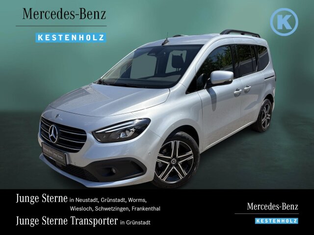 Interne Fahrzeugnr.:: 0924013Ausstattungslinien und -Pakete:  Advantage-Paket,   Aktives Sicherheits-Paket,   Chrom Interieur-Paket,   Edition,   Modellgeneration 0,   Navigation Paket,   Ohne Aufbauhersteller Sondermodul,   Ohne Paket BAUSTELLE,   Progressive,   Sondermodell,   Spiegel-Paket,   Technik-Paket,   Winter-PaketExterieur:  17" Leichtmetallräder,   43,2 cm (17'') LM-Räder im 5-Speichen-Design,   Abdeckung Schiebetürschiene in Wagenfarbe,   Anhängerkupplung Kugelkopf fest,   Ausführung Standard,   Außenspiegel elektr. heranklappbar u. verstellbar,   Außenspiegel lackiert in Wagenfarbe,   Dachreling mit integriertem Grundträger,   ECO Catalysator 90g,   Einstiegsleisten mit "Mercedes-Benz" Schriftzug,   EMISSIONSKLASSE EURO 6E M/N1 GR. II,   Fenster in Heckklappe mit Wisch- und Waschanlage,   Frontscheibe heizbar,   Gewichtsvariante 2.199 kg,   Griffleiste über Kennzeichen in Wagenfarbe,   Heckklappe,   Heckscheibe heizbar,   Inland - Code,   INTERNER CODE AC1B2,   Kältemittel R-1234yf,   Kühlergrill verchromt,   Laderaum-Schiebetür links mit Fenster,   LED High Performance-Scheinwerfer,   Modellgeneration GSR2B,   Nebelscheinwerfer in LED-Technik,   Ohne Ladekabel Traktionsbatterie E-Cell,   Ohne Staub-Kit,   Ohne Steinschlagschutz,   Premium Komplettradschutz (3 Jahre),   Schiebetür rechts mit Fenster,   Standardwegausführung,   STEUERCODE - B2C Identifier,   Steuercode Umstellung WLTP,   Türgriffe lackiert in Wagenfarbe,   Verbrenner,   VIN von außen sichtbar,   Wischwasserbehälter mit größerem Volumen,   Zierstab Heckklappe ChromInterieur:  Ambientebeleuchtung,   Armlehne mit Staufach,   Elektrische Fensterheber in Schiebetüren,   Fahrersitz höhenverstellbar mit Lordosestütze,   Fenster fest hinten,   Fensterheber vorn elektr. m. Komfortbedienfunktion,   Fondsitzbank FOLD &amp; LOAD 1/3 : 2/3 teilbar,   Gepäckraumabdeckung,   Handschuhfach, Beifahrerseite, geschlossen,   Innenraumbeleuchtung in LED-Technik,   Innenraumspiegel,   Innenspiegel  automatisch abblendend,   Innenverkleidung gehobene Ausführung,   Klimatisierungsautomatik Thermotronic,   Klimazone 2 (gemäßigt),   Kopfstützen für Fahrgastraumsitze,   Kraftstofffilter mit Wasserabscheider,   Lederlenkrad,   Mit Gurt Mittelsitz Fond,   Mittelarmlehne ARTICO &amp; Türfelder NEOTEX,   Ohne Lastschutznetz,   Ohne Sitze in Reihe 3,   Schaltknauf Leder,   Sitzbezugsart Stoff,   Sitzheizung für Fahrer und Beifahrer,   Spiegel in Beifahrer-Sonnenblende,   Spiegel in Fahrer-Sonnenblende,   Steckdose 12 V im Fahrgastraum,   Steckdose 12 V Kofferraum / Laderaum,   Tachometer km/h,   Tasche an Fahrer- und Beifahrerrückenlehne,   Teilbelederte I-Tafel in Ledernachbildung ARTICO,   Teppichboden Fahrgastraum,   Teppichboden Kofferraum,   Tisch und beleuchtete Zierelemente an Rückenlehne,   Warmluftkanal zum Fahrgastraum,   Zierelemente Mattlack Seidenoptik silber,   Zierelement I-Tafel Hochglanzlack schwarzMultimedia:  2 USB Schnittstellen in Mittelkonsole hinten,   Digitales Extra: Erweiterte MBUX Funktionen,   Digitales Extra: Festplatten-Navigation,   Digitales Extra: Remote Services Plus,   Digitales Extra: Smartphone Integration,   Digitales Radio (DAB),   Kabelloses Ladesystem für mobile Endgeräte,   Kombiinstrument mit Farbdisplay,   Kommunikationsmodul (LTE) für digitale Dienste,   Live Traffic Information,   MBUX Multimediasystem und Navi mit 9,5 Zoll Display,   Mercedes-Benz Notrufsystem,   Navigation PLUS,   Sprache Kombiinstrument - deutsch,   Vorrüstung für Digitale ExtrasKomfort und Umwelt:  7-Gang-Automatikgetriebe,   Aktiver Park-Assistent,   Aktiver Spurhalte-Assistent,   ATTENTION ASSIST B,   Berganfahrhilfe,   Colorverglasung im Fond, Schwarzglas,   Diesel,   ECO Start-Stop Funktion,   Fernlichtassistent,   i-Size Kindersitzbefestigung,   Intelligenter Geschwindigkeitsassistent (ISA),   Keyless-Go,   Lenkradheizung,   Lenkrad in Neigung und Höhe verstellbar,   Licht- und Regensensor,   Mercedes-Benz Mobilo mit DSB und GgD,   Multifunktionslenkrad,   Partikelfilter,   Rückfahrkamera,   Tempomat,   Totwinkel-Assistent,   Zuheizer  elektrischSicherheit:  Airbag Fahrer und Beifahrer,   Aktiver Brems-Assistent,   Automatische Beifahrerairbag-Abschaltung,   Bremsanlage mit ABS und ASR,   elek. Feststellbremse,   Elektronisches Stabilitätsprogramm (ESP),   Gurtwarneinrichtung für Fahrer, Beifahrer und Fond,   Kindersicherung Türen und Fenster im Fahrgastraum,   Mittenairbag, Thorax-Sidebags, Windowbags v. + h.,   Ohne Einbruch-/Diebstahlwarnanlage,   Reifendrucküberwachung an VA u. HA, drahtlos,   Unterbodenschutz Kunststoff,   Verbandtasche,   WarndreieckZustand/Papiere:  COC-Papiere.