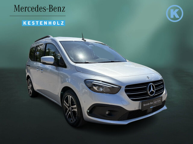 Interne Fahrzeugnr.:: 0924013Ausstattungslinien und -Pakete:  Advantage-Paket,   Aktives Sicherheits-Paket,   Chrom Interieur-Paket,   Edition,   Modellgeneration 0,   Navigation Paket,   Ohne Aufbauhersteller Sondermodul,   Ohne Paket BAUSTELLE,   Progressive,   Sondermodell,   Spiegel-Paket,   Technik-Paket,   Winter-PaketExterieur:  17" Leichtmetallräder,   43,2 cm (17'') LM-Räder im 5-Speichen-Design,   Abdeckung Schiebetürschiene in Wagenfarbe,   Anhängerkupplung Kugelkopf fest,   Ausführung Standard,   Außenspiegel elektr. heranklappbar u. verstellbar,   Außenspiegel lackiert in Wagenfarbe,   Dachreling mit integriertem Grundträger,   ECO Catalysator 90g,   Einstiegsleisten mit "Mercedes-Benz" Schriftzug,   EMISSIONSKLASSE EURO 6E M/N1 GR. II,   Fenster in Heckklappe mit Wisch- und Waschanlage,   Frontscheibe heizbar,   Gewichtsvariante 2.199 kg,   Griffleiste über Kennzeichen in Wagenfarbe,   Heckklappe,   Heckscheibe heizbar,   Inland - Code,   INTERNER CODE AC1B2,   Kältemittel R-1234yf,   Kühlergrill verchromt,   Laderaum-Schiebetür links mit Fenster,   LED High Performance-Scheinwerfer,   Modellgeneration GSR2B,   Nebelscheinwerfer in LED-Technik,   Ohne Ladekabel Traktionsbatterie E-Cell,   Ohne Staub-Kit,   Ohne Steinschlagschutz,   Premium Komplettradschutz (3 Jahre),   Schiebetür rechts mit Fenster,   Standardwegausführung,   STEUERCODE - B2C Identifier,   Steuercode Umstellung WLTP,   Türgriffe lackiert in Wagenfarbe,   Verbrenner,   VIN von außen sichtbar,   Wischwasserbehälter mit größerem Volumen,   Zierstab Heckklappe ChromInterieur:  Ambientebeleuchtung,   Armlehne mit Staufach,   Elektrische Fensterheber in Schiebetüren,   Fahrersitz höhenverstellbar mit Lordosestütze,   Fenster fest hinten,   Fensterheber vorn elektr. m. Komfortbedienfunktion,   Fondsitzbank FOLD &amp; LOAD 1/3 : 2/3 teilbar,   Gepäckraumabdeckung,   Handschuhfach, Beifahrerseite, geschlossen,   Innenraumbeleuchtung in LED-Technik,   Innenraumspiegel,   Innenspiegel  automatisch abblendend,   Innenverkleidung gehobene Ausführung,   Klimatisierungsautomatik Thermotronic,   Klimazone 2 (gemäßigt),   Kopfstützen für Fahrgastraumsitze,   Kraftstofffilter mit Wasserabscheider,   Lederlenkrad,   Mit Gurt Mittelsitz Fond,   Mittelarmlehne ARTICO &amp; Türfelder NEOTEX,   Ohne Lastschutznetz,   Ohne Sitze in Reihe 3,   Schaltknauf Leder,   Sitzbezugsart Stoff,   Sitzheizung für Fahrer und Beifahrer,   Spiegel in Beifahrer-Sonnenblende,   Spiegel in Fahrer-Sonnenblende,   Steckdose 12 V im Fahrgastraum,   Steckdose 12 V Kofferraum / Laderaum,   Tachometer km/h,   Tasche an Fahrer- und Beifahrerrückenlehne,   Teilbelederte I-Tafel in Ledernachbildung ARTICO,   Teppichboden Fahrgastraum,   Teppichboden Kofferraum,   Tisch und beleuchtete Zierelemente an Rückenlehne,   Warmluftkanal zum Fahrgastraum,   Zierelemente Mattlack Seidenoptik silber,   Zierelement I-Tafel Hochglanzlack schwarzMultimedia:  2 USB Schnittstellen in Mittelkonsole hinten,   Digitales Extra: Erweiterte MBUX Funktionen,   Digitales Extra: Festplatten-Navigation,   Digitales Extra: Remote Services Plus,   Digitales Extra: Smartphone Integration,   Digitales Radio (DAB),   Kabelloses Ladesystem für mobile Endgeräte,   Kombiinstrument mit Farbdisplay,   Kommunikationsmodul (LTE) für digitale Dienste,   Live Traffic Information,   MBUX Multimediasystem und Navi mit 9,5 Zoll Display,   Mercedes-Benz Notrufsystem,   Navigation PLUS,   Sprache Kombiinstrument - deutsch,   Vorrüstung für Digitale ExtrasKomfort und Umwelt:  7-Gang-Automatikgetriebe,   Aktiver Park-Assistent,   Aktiver Spurhalte-Assistent,   ATTENTION ASSIST B,   Berganfahrhilfe,   Colorverglasung im Fond, Schwarzglas,   Diesel,   ECO Start-Stop Funktion,   Fernlichtassistent,   i-Size Kindersitzbefestigung,   Intelligenter Geschwindigkeitsassistent (ISA),   Keyless-Go,   Lenkradheizung,   Lenkrad in Neigung und Höhe verstellbar,   Licht- und Regensensor,   Mercedes-Benz Mobilo mit DSB und GgD,   Multifunktionslenkrad,   Partikelfilter,   Rückfahrkamera,   Tempomat,   Totwinkel-Assistent,   Zuheizer  elektrischSicherheit:  Airbag Fahrer und Beifahrer,   Aktiver Brems-Assistent,   Automatische Beifahrerairbag-Abschaltung,   Bremsanlage mit ABS und ASR,   elek. Feststellbremse,   Elektronisches Stabilitätsprogramm (ESP),   Gurtwarneinrichtung für Fahrer, Beifahrer und Fond,   Kindersicherung Türen und Fenster im Fahrgastraum,   Mittenairbag, Thorax-Sidebags, Windowbags v. + h.,   Ohne Einbruch-/Diebstahlwarnanlage,   Reifendrucküberwachung an VA u. HA, drahtlos,   Unterbodenschutz Kunststoff,   Verbandtasche,   WarndreieckZustand/Papiere:  COC-Papiere.