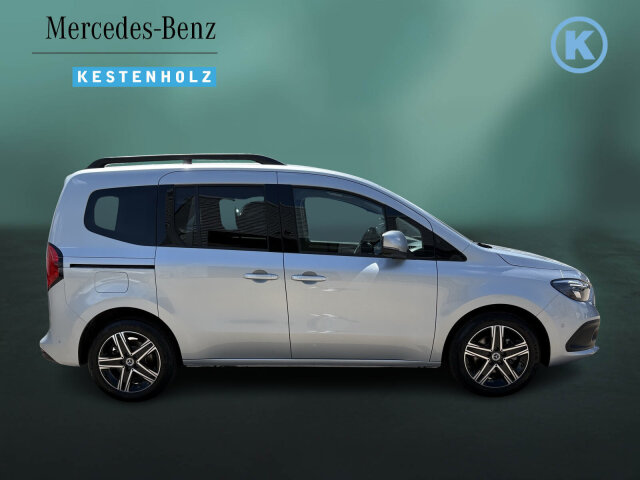 Interne Fahrzeugnr.:: 0924013Ausstattungslinien und -Pakete:  Advantage-Paket,   Aktives Sicherheits-Paket,   Chrom Interieur-Paket,   Edition,   Modellgeneration 0,   Navigation Paket,   Ohne Aufbauhersteller Sondermodul,   Ohne Paket BAUSTELLE,   Progressive,   Sondermodell,   Spiegel-Paket,   Technik-Paket,   Winter-PaketExterieur:  17" Leichtmetallräder,   43,2 cm (17'') LM-Räder im 5-Speichen-Design,   Abdeckung Schiebetürschiene in Wagenfarbe,   Anhängerkupplung Kugelkopf fest,   Ausführung Standard,   Außenspiegel elektr. heranklappbar u. verstellbar,   Außenspiegel lackiert in Wagenfarbe,   Dachreling mit integriertem Grundträger,   ECO Catalysator 90g,   Einstiegsleisten mit "Mercedes-Benz" Schriftzug,   EMISSIONSKLASSE EURO 6E M/N1 GR. II,   Fenster in Heckklappe mit Wisch- und Waschanlage,   Frontscheibe heizbar,   Gewichtsvariante 2.199 kg,   Griffleiste über Kennzeichen in Wagenfarbe,   Heckklappe,   Heckscheibe heizbar,   Inland - Code,   INTERNER CODE AC1B2,   Kältemittel R-1234yf,   Kühlergrill verchromt,   Laderaum-Schiebetür links mit Fenster,   LED High Performance-Scheinwerfer,   Modellgeneration GSR2B,   Nebelscheinwerfer in LED-Technik,   Ohne Ladekabel Traktionsbatterie E-Cell,   Ohne Staub-Kit,   Ohne Steinschlagschutz,   Premium Komplettradschutz (3 Jahre),   Schiebetür rechts mit Fenster,   Standardwegausführung,   STEUERCODE - B2C Identifier,   Steuercode Umstellung WLTP,   Türgriffe lackiert in Wagenfarbe,   Verbrenner,   VIN von außen sichtbar,   Wischwasserbehälter mit größerem Volumen,   Zierstab Heckklappe ChromInterieur:  Ambientebeleuchtung,   Armlehne mit Staufach,   Elektrische Fensterheber in Schiebetüren,   Fahrersitz höhenverstellbar mit Lordosestütze,   Fenster fest hinten,   Fensterheber vorn elektr. m. Komfortbedienfunktion,   Fondsitzbank FOLD &amp; LOAD 1/3 : 2/3 teilbar,   Gepäckraumabdeckung,   Handschuhfach, Beifahrerseite, geschlossen,   Innenraumbeleuchtung in LED-Technik,   Innenraumspiegel,   Innenspiegel  automatisch abblendend,   Innenverkleidung gehobene Ausführung,   Klimatisierungsautomatik Thermotronic,   Klimazone 2 (gemäßigt),   Kopfstützen für Fahrgastraumsitze,   Kraftstofffilter mit Wasserabscheider,   Lederlenkrad,   Mit Gurt Mittelsitz Fond,   Mittelarmlehne ARTICO &amp; Türfelder NEOTEX,   Ohne Lastschutznetz,   Ohne Sitze in Reihe 3,   Schaltknauf Leder,   Sitzbezugsart Stoff,   Sitzheizung für Fahrer und Beifahrer,   Spiegel in Beifahrer-Sonnenblende,   Spiegel in Fahrer-Sonnenblende,   Steckdose 12 V im Fahrgastraum,   Steckdose 12 V Kofferraum / Laderaum,   Tachometer km/h,   Tasche an Fahrer- und Beifahrerrückenlehne,   Teilbelederte I-Tafel in Ledernachbildung ARTICO,   Teppichboden Fahrgastraum,   Teppichboden Kofferraum,   Tisch und beleuchtete Zierelemente an Rückenlehne,   Warmluftkanal zum Fahrgastraum,   Zierelemente Mattlack Seidenoptik silber,   Zierelement I-Tafel Hochglanzlack schwarzMultimedia:  2 USB Schnittstellen in Mittelkonsole hinten,   Digitales Extra: Erweiterte MBUX Funktionen,   Digitales Extra: Festplatten-Navigation,   Digitales Extra: Remote Services Plus,   Digitales Extra: Smartphone Integration,   Digitales Radio (DAB),   Kabelloses Ladesystem für mobile Endgeräte,   Kombiinstrument mit Farbdisplay,   Kommunikationsmodul (LTE) für digitale Dienste,   Live Traffic Information,   MBUX Multimediasystem und Navi mit 9,5 Zoll Display,   Mercedes-Benz Notrufsystem,   Navigation PLUS,   Sprache Kombiinstrument - deutsch,   Vorrüstung für Digitale ExtrasKomfort und Umwelt:  7-Gang-Automatikgetriebe,   Aktiver Park-Assistent,   Aktiver Spurhalte-Assistent,   ATTENTION ASSIST B,   Berganfahrhilfe,   Colorverglasung im Fond, Schwarzglas,   Diesel,   ECO Start-Stop Funktion,   Fernlichtassistent,   i-Size Kindersitzbefestigung,   Intelligenter Geschwindigkeitsassistent (ISA),   Keyless-Go,   Lenkradheizung,   Lenkrad in Neigung und Höhe verstellbar,   Licht- und Regensensor,   Mercedes-Benz Mobilo mit DSB und GgD,   Multifunktionslenkrad,   Partikelfilter,   Rückfahrkamera,   Tempomat,   Totwinkel-Assistent,   Zuheizer  elektrischSicherheit:  Airbag Fahrer und Beifahrer,   Aktiver Brems-Assistent,   Automatische Beifahrerairbag-Abschaltung,   Bremsanlage mit ABS und ASR,   elek. Feststellbremse,   Elektronisches Stabilitätsprogramm (ESP),   Gurtwarneinrichtung für Fahrer, Beifahrer und Fond,   Kindersicherung Türen und Fenster im Fahrgastraum,   Mittenairbag, Thorax-Sidebags, Windowbags v. + h.,   Ohne Einbruch-/Diebstahlwarnanlage,   Reifendrucküberwachung an VA u. HA, drahtlos,   Unterbodenschutz Kunststoff,   Verbandtasche,   WarndreieckZustand/Papiere:  COC-Papiere.
