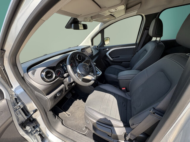 Interne Fahrzeugnr.:: 0924013Ausstattungslinien und -Pakete:  Advantage-Paket,   Aktives Sicherheits-Paket,   Chrom Interieur-Paket,   Edition,   Modellgeneration 0,   Navigation Paket,   Ohne Aufbauhersteller Sondermodul,   Ohne Paket BAUSTELLE,   Progressive,   Sondermodell,   Spiegel-Paket,   Technik-Paket,   Winter-PaketExterieur:  17" Leichtmetallräder,   43,2 cm (17'') LM-Räder im 5-Speichen-Design,   Abdeckung Schiebetürschiene in Wagenfarbe,   Anhängerkupplung Kugelkopf fest,   Ausführung Standard,   Außenspiegel elektr. heranklappbar u. verstellbar,   Außenspiegel lackiert in Wagenfarbe,   Dachreling mit integriertem Grundträger,   ECO Catalysator 90g,   Einstiegsleisten mit "Mercedes-Benz" Schriftzug,   EMISSIONSKLASSE EURO 6E M/N1 GR. II,   Fenster in Heckklappe mit Wisch- und Waschanlage,   Frontscheibe heizbar,   Gewichtsvariante 2.199 kg,   Griffleiste über Kennzeichen in Wagenfarbe,   Heckklappe,   Heckscheibe heizbar,   Inland - Code,   INTERNER CODE AC1B2,   Kältemittel R-1234yf,   Kühlergrill verchromt,   Laderaum-Schiebetür links mit Fenster,   LED High Performance-Scheinwerfer,   Modellgeneration GSR2B,   Nebelscheinwerfer in LED-Technik,   Ohne Ladekabel Traktionsbatterie E-Cell,   Ohne Staub-Kit,   Ohne Steinschlagschutz,   Premium Komplettradschutz (3 Jahre),   Schiebetür rechts mit Fenster,   Standardwegausführung,   STEUERCODE - B2C Identifier,   Steuercode Umstellung WLTP,   Türgriffe lackiert in Wagenfarbe,   Verbrenner,   VIN von außen sichtbar,   Wischwasserbehälter mit größerem Volumen,   Zierstab Heckklappe ChromInterieur:  Ambientebeleuchtung,   Armlehne mit Staufach,   Elektrische Fensterheber in Schiebetüren,   Fahrersitz höhenverstellbar mit Lordosestütze,   Fenster fest hinten,   Fensterheber vorn elektr. m. Komfortbedienfunktion,   Fondsitzbank FOLD &amp; LOAD 1/3 : 2/3 teilbar,   Gepäckraumabdeckung,   Handschuhfach, Beifahrerseite, geschlossen,   Innenraumbeleuchtung in LED-Technik,   Innenraumspiegel,   Innenspiegel  automatisch abblendend,   Innenverkleidung gehobene Ausführung,   Klimatisierungsautomatik Thermotronic,   Klimazone 2 (gemäßigt),   Kopfstützen für Fahrgastraumsitze,   Kraftstofffilter mit Wasserabscheider,   Lederlenkrad,   Mit Gurt Mittelsitz Fond,   Mittelarmlehne ARTICO &amp; Türfelder NEOTEX,   Ohne Lastschutznetz,   Ohne Sitze in Reihe 3,   Schaltknauf Leder,   Sitzbezugsart Stoff,   Sitzheizung für Fahrer und Beifahrer,   Spiegel in Beifahrer-Sonnenblende,   Spiegel in Fahrer-Sonnenblende,   Steckdose 12 V im Fahrgastraum,   Steckdose 12 V Kofferraum / Laderaum,   Tachometer km/h,   Tasche an Fahrer- und Beifahrerrückenlehne,   Teilbelederte I-Tafel in Ledernachbildung ARTICO,   Teppichboden Fahrgastraum,   Teppichboden Kofferraum,   Tisch und beleuchtete Zierelemente an Rückenlehne,   Warmluftkanal zum Fahrgastraum,   Zierelemente Mattlack Seidenoptik silber,   Zierelement I-Tafel Hochglanzlack schwarzMultimedia:  2 USB Schnittstellen in Mittelkonsole hinten,   Digitales Extra: Erweiterte MBUX Funktionen,   Digitales Extra: Festplatten-Navigation,   Digitales Extra: Remote Services Plus,   Digitales Extra: Smartphone Integration,   Digitales Radio (DAB),   Kabelloses Ladesystem für mobile Endgeräte,   Kombiinstrument mit Farbdisplay,   Kommunikationsmodul (LTE) für digitale Dienste,   Live Traffic Information,   MBUX Multimediasystem und Navi mit 9,5 Zoll Display,   Mercedes-Benz Notrufsystem,   Navigation PLUS,   Sprache Kombiinstrument - deutsch,   Vorrüstung für Digitale ExtrasKomfort und Umwelt:  7-Gang-Automatikgetriebe,   Aktiver Park-Assistent,   Aktiver Spurhalte-Assistent,   ATTENTION ASSIST B,   Berganfahrhilfe,   Colorverglasung im Fond, Schwarzglas,   Diesel,   ECO Start-Stop Funktion,   Fernlichtassistent,   i-Size Kindersitzbefestigung,   Intelligenter Geschwindigkeitsassistent (ISA),   Keyless-Go,   Lenkradheizung,   Lenkrad in Neigung und Höhe verstellbar,   Licht- und Regensensor,   Mercedes-Benz Mobilo mit DSB und GgD,   Multifunktionslenkrad,   Partikelfilter,   Rückfahrkamera,   Tempomat,   Totwinkel-Assistent,   Zuheizer  elektrischSicherheit:  Airbag Fahrer und Beifahrer,   Aktiver Brems-Assistent,   Automatische Beifahrerairbag-Abschaltung,   Bremsanlage mit ABS und ASR,   elek. Feststellbremse,   Elektronisches Stabilitätsprogramm (ESP),   Gurtwarneinrichtung für Fahrer, Beifahrer und Fond,   Kindersicherung Türen und Fenster im Fahrgastraum,   Mittenairbag, Thorax-Sidebags, Windowbags v. + h.,   Ohne Einbruch-/Diebstahlwarnanlage,   Reifendrucküberwachung an VA u. HA, drahtlos,   Unterbodenschutz Kunststoff,   Verbandtasche,   WarndreieckZustand/Papiere:  COC-Papiere.