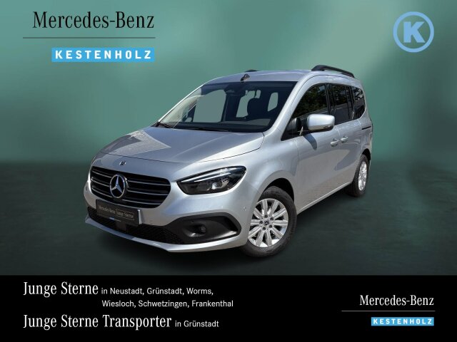 Interne Fahrzeugnr.:: 0924015Ausstattungslinien und -Pakete:  Advantage-Paket,   Aktives Sicherheits-Paket,   Chrom Interieur-Paket,   Edition,   Modellgeneration 0,   Navigation Paket,   Ohne Aufbauhersteller Sondermodul,   Ohne Paket BAUSTELLE,   Progressive,   Sondermodell,   Spiegel-Paket,   Technik-Paket,   Winter-PaketExterieur:  16" Leichtmetallräder,   40,6 cm (16'') LM-Räder im 10-Speichen-Design,   Abdeckung Schiebetürschiene in Wagenfarbe,   Ausführung Standard,   Außenspiegel elektr. heranklappbar u. verstellbar,   Außenspiegel lackiert in Wagenfarbe,   Dachreling mit integriertem Grundträger,   ECO Catalysator 90g,   Einstiegsleisten mit "Mercedes-Benz" Schriftzug,   EMISSIONSKLASSE EURO 6E M/N1 GR. II,   Fenster in Heckklappe mit Wisch- und Waschanlage,   Frontscheibe heizbar,   Gewichtsvariante 2.199 kg,   Griffleiste über Kennzeichen in Wagenfarbe,   Heckklappe,   Heckscheibe heizbar,   Inland - Code,   INTERNER CODE AC1B2,   Komplettfahrzeug,   Kältemittel R-1234yf,   Kühlergrill verchromt,   Laderaum-Schiebetür links mit Fenster,   LED High Performance-Scheinwerfer,   Modellgeneration GSR2B,   Nebelscheinwerfer in LED-Technik,   Ohne Ladekabel Traktionsbatterie E-Cell,   Ohne Staub-Kit,   Ohne Steinschlagschutz,   Premium Komplettradschutz (3 Jahre),   Querträger für Anhängerkupplung,   Radstand 2716 mm,   Schiebetür rechts mit Fenster,   Standardwegausführung,   STEUERCODE - B2C Identifier,   Steuercode Umstellung WLTP,   Steuercode Vertrieb,   Steuercode Werk,   Türgriffe lackiert in Wagenfarbe,   Verbrenner,   VIN von außen sichtbar,   Wischwasserbehälter mit größerem Volumen,   Zierstab Heckklappe ChromInterieur:  Ambientebeleuchtung,   Armlehne mit Staufach,   Elektrische Fensterheber in Schiebetüren,   Fahrersitz höhenverstellbar mit Lordosestütze,   Fenster fest hinten,   Fensterheber vorn elektr. m. Komfortbedienfunktion,   Fondsitzbank FOLD &amp; LOAD 1/3 : 2/3 teilbar,   Gepäckraumabdeckung,   Gepäcksicherungsnetz,   Handschuhfach, Beifahrerseite, geschlossen,   Innenraumbeleuchtung in LED-Technik,   Innenraumspiegel,   Innenspiegel  automatisch abblendend,   Innenverkleidung gehobene Ausführung,   Klimatisierungsautomatik Thermotronic,   Klimazone 2 (gemäßigt),   Kopfstützen für Fahrgastraumsitze,   Kraftstofffilter mit Wasserabscheider,   Lederlenkrad,   Linkslenker,   Mit Gurt Mittelsitz Fond,   Mittelarmlehne ARTICO &amp; Türfelder NEOTEX,   Ohne Sitze in Reihe 3,   Schaltknauf Leder,   Sitzbezugsart Stoff,   Sitzheizung für Fahrer und Beifahrer,   Spiegel in Beifahrer-Sonnenblende,   Spiegel in Fahrer-Sonnenblende,   Steckdose 12 V im Fahrgastraum,   Steckdose 12 V Kofferraum / Laderaum,   Tachometer km/h,   Tasche an Fahrer- und Beifahrerrückenlehne,   Teilbelederte I-Tafel in Ledernachbildung ARTICO,   Teppichboden Fahrgastraum,   Teppichboden Kofferraum,   Tisch und beleuchtete Zierelemente an Rückenlehne,   Warmluftkanal zum Fahrgastraum,   Zierelemente Mattlack Seidenoptik silber,   Zierelement I-Tafel Hochglanzlack schwarzMultimedia:  2 USB Schnittstellen in Mittelkonsole hinten,   Digitales Extra: Erweiterte MBUX Funktionen,   Digitales Extra: Festplatten-Navigation,   Digitales Extra: Remote Services Plus,   Digitales Extra: Smartphone Integration,   Digitales Radio (DAB),   Kabelloses Ladesystem für mobile Endgeräte,   Kombiinstrument mit Farbdisplay,   Kommunikationsmodul (LTE) für digitale Dienste,   Live Traffic Information,   MBUX Multimediasystem und Navi mit 9,5 Zoll Display,   Mercedes-Benz Notrufsystem,   Navigation PLUS,   Sprache Kombiinstrument - deutsch,   Vorrüstung für Digitale ExtrasKomfort und Umwelt:  7-Gang-Automatikgetriebe,   Aktiver Park-Assistent,   Aktiver Spurhalte-Assistent,   ATTENTION ASSIST B,   Berganfahrhilfe,   Colorverglasung im Fond, Schwarzglas,   Diesel,   ECO Start-Stop Funktion,   Fernlichtassistent,   i-Size Kindersitzbefestigung,   Intelligenter Geschwindigkeitsassistent (ISA),   Keyless-Go,   Lenkradheizung,   Lenkrad in Neigung und Höhe verstellbar,   Licht- und Regensensor,   Mercedes-Benz Mobilo mit DSB und GgD,   Multifunktionslenkrad,   Partikelfilter,   Rückfahrkamera,   Tempomat,   Totwinkel-Assistent,   Zuheizer  elektrischSicherheit:  Airbag Fahrer und Beifahrer,   Aktiver Brems-Assistent,   Automatische Beifahrerairbag-Abschaltung,   Bremsanlage mit ABS und ASR,   elek. Feststellbremse,   Elektronisches Stabilitätsprogramm (ESP),   Gurtwarneinrichtung für Fahrer, Beifahrer und Fond,   Kindersicherung Türen und Fenster im Fahrgastraum,   Mittenairbag, Thorax-Sidebags, Windowbags v. + h.,   Ohne Einbruch-/Diebstahlwarnanlage,   Reifendrucküberwachung an VA u. HA, drahtlos.