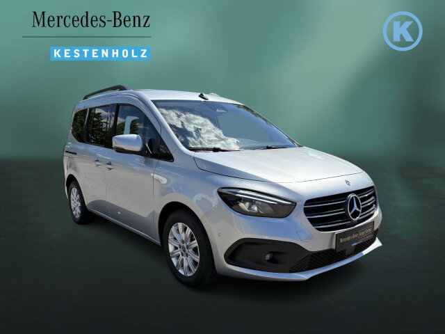 Interne Fahrzeugnr.:: 0924015Ausstattungslinien und -Pakete:  Advantage-Paket,   Aktives Sicherheits-Paket,   Chrom Interieur-Paket,   Edition,   Modellgeneration 0,   Navigation Paket,   Ohne Aufbauhersteller Sondermodul,   Ohne Paket BAUSTELLE,   Progressive,   Sondermodell,   Spiegel-Paket,   Technik-Paket,   Winter-PaketExterieur:  16" Leichtmetallräder,   40,6 cm (16'') LM-Räder im 10-Speichen-Design,   Abdeckung Schiebetürschiene in Wagenfarbe,   Ausführung Standard,   Außenspiegel elektr. heranklappbar u. verstellbar,   Außenspiegel lackiert in Wagenfarbe,   Dachreling mit integriertem Grundträger,   ECO Catalysator 90g,   Einstiegsleisten mit "Mercedes-Benz" Schriftzug,   EMISSIONSKLASSE EURO 6E M/N1 GR. II,   Fenster in Heckklappe mit Wisch- und Waschanlage,   Frontscheibe heizbar,   Gewichtsvariante 2.199 kg,   Griffleiste über Kennzeichen in Wagenfarbe,   Heckklappe,   Heckscheibe heizbar,   Inland - Code,   INTERNER CODE AC1B2,   Komplettfahrzeug,   Kältemittel R-1234yf,   Kühlergrill verchromt,   Laderaum-Schiebetür links mit Fenster,   LED High Performance-Scheinwerfer,   Modellgeneration GSR2B,   Nebelscheinwerfer in LED-Technik,   Ohne Ladekabel Traktionsbatterie E-Cell,   Ohne Staub-Kit,   Ohne Steinschlagschutz,   Premium Komplettradschutz (3 Jahre),   Querträger für Anhängerkupplung,   Radstand 2716 mm,   Schiebetür rechts mit Fenster,   Standardwegausführung,   STEUERCODE - B2C Identifier,   Steuercode Umstellung WLTP,   Steuercode Vertrieb,   Steuercode Werk,   Türgriffe lackiert in Wagenfarbe,   Verbrenner,   VIN von außen sichtbar,   Wischwasserbehälter mit größerem Volumen,   Zierstab Heckklappe ChromInterieur:  Ambientebeleuchtung,   Armlehne mit Staufach,   Elektrische Fensterheber in Schiebetüren,   Fahrersitz höhenverstellbar mit Lordosestütze,   Fenster fest hinten,   Fensterheber vorn elektr. m. Komfortbedienfunktion,   Fondsitzbank FOLD &amp; LOAD 1/3 : 2/3 teilbar,   Gepäckraumabdeckung,   Gepäcksicherungsnetz,   Handschuhfach, Beifahrerseite, geschlossen,   Innenraumbeleuchtung in LED-Technik,   Innenraumspiegel,   Innenspiegel  automatisch abblendend,   Innenverkleidung gehobene Ausführung,   Klimatisierungsautomatik Thermotronic,   Klimazone 2 (gemäßigt),   Kopfstützen für Fahrgastraumsitze,   Kraftstofffilter mit Wasserabscheider,   Lederlenkrad,   Linkslenker,   Mit Gurt Mittelsitz Fond,   Mittelarmlehne ARTICO &amp; Türfelder NEOTEX,   Ohne Sitze in Reihe 3,   Schaltknauf Leder,   Sitzbezugsart Stoff,   Sitzheizung für Fahrer und Beifahrer,   Spiegel in Beifahrer-Sonnenblende,   Spiegel in Fahrer-Sonnenblende,   Steckdose 12 V im Fahrgastraum,   Steckdose 12 V Kofferraum / Laderaum,   Tachometer km/h,   Tasche an Fahrer- und Beifahrerrückenlehne,   Teilbelederte I-Tafel in Ledernachbildung ARTICO,   Teppichboden Fahrgastraum,   Teppichboden Kofferraum,   Tisch und beleuchtete Zierelemente an Rückenlehne,   Warmluftkanal zum Fahrgastraum,   Zierelemente Mattlack Seidenoptik silber,   Zierelement I-Tafel Hochglanzlack schwarzMultimedia:  2 USB Schnittstellen in Mittelkonsole hinten,   Digitales Extra: Erweiterte MBUX Funktionen,   Digitales Extra: Festplatten-Navigation,   Digitales Extra: Remote Services Plus,   Digitales Extra: Smartphone Integration,   Digitales Radio (DAB),   Kabelloses Ladesystem für mobile Endgeräte,   Kombiinstrument mit Farbdisplay,   Kommunikationsmodul (LTE) für digitale Dienste,   Live Traffic Information,   MBUX Multimediasystem und Navi mit 9,5 Zoll Display,   Mercedes-Benz Notrufsystem,   Navigation PLUS,   Sprache Kombiinstrument - deutsch,   Vorrüstung für Digitale ExtrasKomfort und Umwelt:  7-Gang-Automatikgetriebe,   Aktiver Park-Assistent,   Aktiver Spurhalte-Assistent,   ATTENTION ASSIST B,   Berganfahrhilfe,   Colorverglasung im Fond, Schwarzglas,   Diesel,   ECO Start-Stop Funktion,   Fernlichtassistent,   i-Size Kindersitzbefestigung,   Intelligenter Geschwindigkeitsassistent (ISA),   Keyless-Go,   Lenkradheizung,   Lenkrad in Neigung und Höhe verstellbar,   Licht- und Regensensor,   Mercedes-Benz Mobilo mit DSB und GgD,   Multifunktionslenkrad,   Partikelfilter,   Rückfahrkamera,   Tempomat,   Totwinkel-Assistent,   Zuheizer  elektrischSicherheit:  Airbag Fahrer und Beifahrer,   Aktiver Brems-Assistent,   Automatische Beifahrerairbag-Abschaltung,   Bremsanlage mit ABS und ASR,   elek. Feststellbremse,   Elektronisches Stabilitätsprogramm (ESP),   Gurtwarneinrichtung für Fahrer, Beifahrer und Fond,   Kindersicherung Türen und Fenster im Fahrgastraum,   Mittenairbag, Thorax-Sidebags, Windowbags v. + h.,   Ohne Einbruch-/Diebstahlwarnanlage,   Reifendrucküberwachung an VA u. HA, drahtlos.