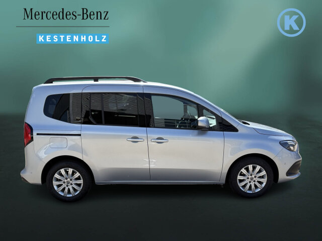 Interne Fahrzeugnr.:: 0924015Ausstattungslinien und -Pakete:  Advantage-Paket,   Aktives Sicherheits-Paket,   Chrom Interieur-Paket,   Edition,   Modellgeneration 0,   Navigation Paket,   Ohne Aufbauhersteller Sondermodul,   Ohne Paket BAUSTELLE,   Progressive,   Sondermodell,   Spiegel-Paket,   Technik-Paket,   Winter-PaketExterieur:  16" Leichtmetallräder,   40,6 cm (16'') LM-Räder im 10-Speichen-Design,   Abdeckung Schiebetürschiene in Wagenfarbe,   Ausführung Standard,   Außenspiegel elektr. heranklappbar u. verstellbar,   Außenspiegel lackiert in Wagenfarbe,   Dachreling mit integriertem Grundträger,   ECO Catalysator 90g,   Einstiegsleisten mit "Mercedes-Benz" Schriftzug,   EMISSIONSKLASSE EURO 6E M/N1 GR. II,   Fenster in Heckklappe mit Wisch- und Waschanlage,   Frontscheibe heizbar,   Gewichtsvariante 2.199 kg,   Griffleiste über Kennzeichen in Wagenfarbe,   Heckklappe,   Heckscheibe heizbar,   Inland - Code,   INTERNER CODE AC1B2,   Komplettfahrzeug,   Kältemittel R-1234yf,   Kühlergrill verchromt,   Laderaum-Schiebetür links mit Fenster,   LED High Performance-Scheinwerfer,   Modellgeneration GSR2B,   Nebelscheinwerfer in LED-Technik,   Ohne Ladekabel Traktionsbatterie E-Cell,   Ohne Staub-Kit,   Ohne Steinschlagschutz,   Premium Komplettradschutz (3 Jahre),   Querträger für Anhängerkupplung,   Radstand 2716 mm,   Schiebetür rechts mit Fenster,   Standardwegausführung,   STEUERCODE - B2C Identifier,   Steuercode Umstellung WLTP,   Steuercode Vertrieb,   Steuercode Werk,   Türgriffe lackiert in Wagenfarbe,   Verbrenner,   VIN von außen sichtbar,   Wischwasserbehälter mit größerem Volumen,   Zierstab Heckklappe ChromInterieur:  Ambientebeleuchtung,   Armlehne mit Staufach,   Elektrische Fensterheber in Schiebetüren,   Fahrersitz höhenverstellbar mit Lordosestütze,   Fenster fest hinten,   Fensterheber vorn elektr. m. Komfortbedienfunktion,   Fondsitzbank FOLD &amp; LOAD 1/3 : 2/3 teilbar,   Gepäckraumabdeckung,   Gepäcksicherungsnetz,   Handschuhfach, Beifahrerseite, geschlossen,   Innenraumbeleuchtung in LED-Technik,   Innenraumspiegel,   Innenspiegel  automatisch abblendend,   Innenverkleidung gehobene Ausführung,   Klimatisierungsautomatik Thermotronic,   Klimazone 2 (gemäßigt),   Kopfstützen für Fahrgastraumsitze,   Kraftstofffilter mit Wasserabscheider,   Lederlenkrad,   Linkslenker,   Mit Gurt Mittelsitz Fond,   Mittelarmlehne ARTICO &amp; Türfelder NEOTEX,   Ohne Sitze in Reihe 3,   Schaltknauf Leder,   Sitzbezugsart Stoff,   Sitzheizung für Fahrer und Beifahrer,   Spiegel in Beifahrer-Sonnenblende,   Spiegel in Fahrer-Sonnenblende,   Steckdose 12 V im Fahrgastraum,   Steckdose 12 V Kofferraum / Laderaum,   Tachometer km/h,   Tasche an Fahrer- und Beifahrerrückenlehne,   Teilbelederte I-Tafel in Ledernachbildung ARTICO,   Teppichboden Fahrgastraum,   Teppichboden Kofferraum,   Tisch und beleuchtete Zierelemente an Rückenlehne,   Warmluftkanal zum Fahrgastraum,   Zierelemente Mattlack Seidenoptik silber,   Zierelement I-Tafel Hochglanzlack schwarzMultimedia:  2 USB Schnittstellen in Mittelkonsole hinten,   Digitales Extra: Erweiterte MBUX Funktionen,   Digitales Extra: Festplatten-Navigation,   Digitales Extra: Remote Services Plus,   Digitales Extra: Smartphone Integration,   Digitales Radio (DAB),   Kabelloses Ladesystem für mobile Endgeräte,   Kombiinstrument mit Farbdisplay,   Kommunikationsmodul (LTE) für digitale Dienste,   Live Traffic Information,   MBUX Multimediasystem und Navi mit 9,5 Zoll Display,   Mercedes-Benz Notrufsystem,   Navigation PLUS,   Sprache Kombiinstrument - deutsch,   Vorrüstung für Digitale ExtrasKomfort und Umwelt:  7-Gang-Automatikgetriebe,   Aktiver Park-Assistent,   Aktiver Spurhalte-Assistent,   ATTENTION ASSIST B,   Berganfahrhilfe,   Colorverglasung im Fond, Schwarzglas,   Diesel,   ECO Start-Stop Funktion,   Fernlichtassistent,   i-Size Kindersitzbefestigung,   Intelligenter Geschwindigkeitsassistent (ISA),   Keyless-Go,   Lenkradheizung,   Lenkrad in Neigung und Höhe verstellbar,   Licht- und Regensensor,   Mercedes-Benz Mobilo mit DSB und GgD,   Multifunktionslenkrad,   Partikelfilter,   Rückfahrkamera,   Tempomat,   Totwinkel-Assistent,   Zuheizer  elektrischSicherheit:  Airbag Fahrer und Beifahrer,   Aktiver Brems-Assistent,   Automatische Beifahrerairbag-Abschaltung,   Bremsanlage mit ABS und ASR,   elek. Feststellbremse,   Elektronisches Stabilitätsprogramm (ESP),   Gurtwarneinrichtung für Fahrer, Beifahrer und Fond,   Kindersicherung Türen und Fenster im Fahrgastraum,   Mittenairbag, Thorax-Sidebags, Windowbags v. + h.,   Ohne Einbruch-/Diebstahlwarnanlage,   Reifendrucküberwachung an VA u. HA, drahtlos.