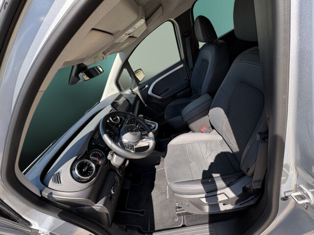 Interne Fahrzeugnr.:: 0924015Ausstattungslinien und -Pakete:  Advantage-Paket,   Aktives Sicherheits-Paket,   Chrom Interieur-Paket,   Edition,   Modellgeneration 0,   Navigation Paket,   Ohne Aufbauhersteller Sondermodul,   Ohne Paket BAUSTELLE,   Progressive,   Sondermodell,   Spiegel-Paket,   Technik-Paket,   Winter-PaketExterieur:  16" Leichtmetallräder,   40,6 cm (16'') LM-Räder im 10-Speichen-Design,   Abdeckung Schiebetürschiene in Wagenfarbe,   Ausführung Standard,   Außenspiegel elektr. heranklappbar u. verstellbar,   Außenspiegel lackiert in Wagenfarbe,   Dachreling mit integriertem Grundträger,   ECO Catalysator 90g,   Einstiegsleisten mit "Mercedes-Benz" Schriftzug,   EMISSIONSKLASSE EURO 6E M/N1 GR. II,   Fenster in Heckklappe mit Wisch- und Waschanlage,   Frontscheibe heizbar,   Gewichtsvariante 2.199 kg,   Griffleiste über Kennzeichen in Wagenfarbe,   Heckklappe,   Heckscheibe heizbar,   Inland - Code,   INTERNER CODE AC1B2,   Komplettfahrzeug,   Kältemittel R-1234yf,   Kühlergrill verchromt,   Laderaum-Schiebetür links mit Fenster,   LED High Performance-Scheinwerfer,   Modellgeneration GSR2B,   Nebelscheinwerfer in LED-Technik,   Ohne Ladekabel Traktionsbatterie E-Cell,   Ohne Staub-Kit,   Ohne Steinschlagschutz,   Premium Komplettradschutz (3 Jahre),   Querträger für Anhängerkupplung,   Radstand 2716 mm,   Schiebetür rechts mit Fenster,   Standardwegausführung,   STEUERCODE - B2C Identifier,   Steuercode Umstellung WLTP,   Steuercode Vertrieb,   Steuercode Werk,   Türgriffe lackiert in Wagenfarbe,   Verbrenner,   VIN von außen sichtbar,   Wischwasserbehälter mit größerem Volumen,   Zierstab Heckklappe ChromInterieur:  Ambientebeleuchtung,   Armlehne mit Staufach,   Elektrische Fensterheber in Schiebetüren,   Fahrersitz höhenverstellbar mit Lordosestütze,   Fenster fest hinten,   Fensterheber vorn elektr. m. Komfortbedienfunktion,   Fondsitzbank FOLD &amp; LOAD 1/3 : 2/3 teilbar,   Gepäckraumabdeckung,   Gepäcksicherungsnetz,   Handschuhfach, Beifahrerseite, geschlossen,   Innenraumbeleuchtung in LED-Technik,   Innenraumspiegel,   Innenspiegel  automatisch abblendend,   Innenverkleidung gehobene Ausführung,   Klimatisierungsautomatik Thermotronic,   Klimazone 2 (gemäßigt),   Kopfstützen für Fahrgastraumsitze,   Kraftstofffilter mit Wasserabscheider,   Lederlenkrad,   Linkslenker,   Mit Gurt Mittelsitz Fond,   Mittelarmlehne ARTICO &amp; Türfelder NEOTEX,   Ohne Sitze in Reihe 3,   Schaltknauf Leder,   Sitzbezugsart Stoff,   Sitzheizung für Fahrer und Beifahrer,   Spiegel in Beifahrer-Sonnenblende,   Spiegel in Fahrer-Sonnenblende,   Steckdose 12 V im Fahrgastraum,   Steckdose 12 V Kofferraum / Laderaum,   Tachometer km/h,   Tasche an Fahrer- und Beifahrerrückenlehne,   Teilbelederte I-Tafel in Ledernachbildung ARTICO,   Teppichboden Fahrgastraum,   Teppichboden Kofferraum,   Tisch und beleuchtete Zierelemente an Rückenlehne,   Warmluftkanal zum Fahrgastraum,   Zierelemente Mattlack Seidenoptik silber,   Zierelement I-Tafel Hochglanzlack schwarzMultimedia:  2 USB Schnittstellen in Mittelkonsole hinten,   Digitales Extra: Erweiterte MBUX Funktionen,   Digitales Extra: Festplatten-Navigation,   Digitales Extra: Remote Services Plus,   Digitales Extra: Smartphone Integration,   Digitales Radio (DAB),   Kabelloses Ladesystem für mobile Endgeräte,   Kombiinstrument mit Farbdisplay,   Kommunikationsmodul (LTE) für digitale Dienste,   Live Traffic Information,   MBUX Multimediasystem und Navi mit 9,5 Zoll Display,   Mercedes-Benz Notrufsystem,   Navigation PLUS,   Sprache Kombiinstrument - deutsch,   Vorrüstung für Digitale ExtrasKomfort und Umwelt:  7-Gang-Automatikgetriebe,   Aktiver Park-Assistent,   Aktiver Spurhalte-Assistent,   ATTENTION ASSIST B,   Berganfahrhilfe,   Colorverglasung im Fond, Schwarzglas,   Diesel,   ECO Start-Stop Funktion,   Fernlichtassistent,   i-Size Kindersitzbefestigung,   Intelligenter Geschwindigkeitsassistent (ISA),   Keyless-Go,   Lenkradheizung,   Lenkrad in Neigung und Höhe verstellbar,   Licht- und Regensensor,   Mercedes-Benz Mobilo mit DSB und GgD,   Multifunktionslenkrad,   Partikelfilter,   Rückfahrkamera,   Tempomat,   Totwinkel-Assistent,   Zuheizer  elektrischSicherheit:  Airbag Fahrer und Beifahrer,   Aktiver Brems-Assistent,   Automatische Beifahrerairbag-Abschaltung,   Bremsanlage mit ABS und ASR,   elek. Feststellbremse,   Elektronisches Stabilitätsprogramm (ESP),   Gurtwarneinrichtung für Fahrer, Beifahrer und Fond,   Kindersicherung Türen und Fenster im Fahrgastraum,   Mittenairbag, Thorax-Sidebags, Windowbags v. + h.,   Ohne Einbruch-/Diebstahlwarnanlage,   Reifendrucküberwachung an VA u. HA, drahtlos.