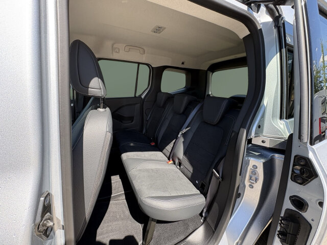 Interne Fahrzeugnr.:: 0924015Ausstattungslinien und -Pakete:  Advantage-Paket,   Aktives Sicherheits-Paket,   Chrom Interieur-Paket,   Edition,   Modellgeneration 0,   Navigation Paket,   Ohne Aufbauhersteller Sondermodul,   Ohne Paket BAUSTELLE,   Progressive,   Sondermodell,   Spiegel-Paket,   Technik-Paket,   Winter-PaketExterieur:  16" Leichtmetallräder,   40,6 cm (16'') LM-Räder im 10-Speichen-Design,   Abdeckung Schiebetürschiene in Wagenfarbe,   Ausführung Standard,   Außenspiegel elektr. heranklappbar u. verstellbar,   Außenspiegel lackiert in Wagenfarbe,   Dachreling mit integriertem Grundträger,   ECO Catalysator 90g,   Einstiegsleisten mit "Mercedes-Benz" Schriftzug,   EMISSIONSKLASSE EURO 6E M/N1 GR. II,   Fenster in Heckklappe mit Wisch- und Waschanlage,   Frontscheibe heizbar,   Gewichtsvariante 2.199 kg,   Griffleiste über Kennzeichen in Wagenfarbe,   Heckklappe,   Heckscheibe heizbar,   Inland - Code,   INTERNER CODE AC1B2,   Komplettfahrzeug,   Kältemittel R-1234yf,   Kühlergrill verchromt,   Laderaum-Schiebetür links mit Fenster,   LED High Performance-Scheinwerfer,   Modellgeneration GSR2B,   Nebelscheinwerfer in LED-Technik,   Ohne Ladekabel Traktionsbatterie E-Cell,   Ohne Staub-Kit,   Ohne Steinschlagschutz,   Premium Komplettradschutz (3 Jahre),   Querträger für Anhängerkupplung,   Radstand 2716 mm,   Schiebetür rechts mit Fenster,   Standardwegausführung,   STEUERCODE - B2C Identifier,   Steuercode Umstellung WLTP,   Steuercode Vertrieb,   Steuercode Werk,   Türgriffe lackiert in Wagenfarbe,   Verbrenner,   VIN von außen sichtbar,   Wischwasserbehälter mit größerem Volumen,   Zierstab Heckklappe ChromInterieur:  Ambientebeleuchtung,   Armlehne mit Staufach,   Elektrische Fensterheber in Schiebetüren,   Fahrersitz höhenverstellbar mit Lordosestütze,   Fenster fest hinten,   Fensterheber vorn elektr. m. Komfortbedienfunktion,   Fondsitzbank FOLD &amp; LOAD 1/3 : 2/3 teilbar,   Gepäckraumabdeckung,   Gepäcksicherungsnetz,   Handschuhfach, Beifahrerseite, geschlossen,   Innenraumbeleuchtung in LED-Technik,   Innenraumspiegel,   Innenspiegel  automatisch abblendend,   Innenverkleidung gehobene Ausführung,   Klimatisierungsautomatik Thermotronic,   Klimazone 2 (gemäßigt),   Kopfstützen für Fahrgastraumsitze,   Kraftstofffilter mit Wasserabscheider,   Lederlenkrad,   Linkslenker,   Mit Gurt Mittelsitz Fond,   Mittelarmlehne ARTICO &amp; Türfelder NEOTEX,   Ohne Sitze in Reihe 3,   Schaltknauf Leder,   Sitzbezugsart Stoff,   Sitzheizung für Fahrer und Beifahrer,   Spiegel in Beifahrer-Sonnenblende,   Spiegel in Fahrer-Sonnenblende,   Steckdose 12 V im Fahrgastraum,   Steckdose 12 V Kofferraum / Laderaum,   Tachometer km/h,   Tasche an Fahrer- und Beifahrerrückenlehne,   Teilbelederte I-Tafel in Ledernachbildung ARTICO,   Teppichboden Fahrgastraum,   Teppichboden Kofferraum,   Tisch und beleuchtete Zierelemente an Rückenlehne,   Warmluftkanal zum Fahrgastraum,   Zierelemente Mattlack Seidenoptik silber,   Zierelement I-Tafel Hochglanzlack schwarzMultimedia:  2 USB Schnittstellen in Mittelkonsole hinten,   Digitales Extra: Erweiterte MBUX Funktionen,   Digitales Extra: Festplatten-Navigation,   Digitales Extra: Remote Services Plus,   Digitales Extra: Smartphone Integration,   Digitales Radio (DAB),   Kabelloses Ladesystem für mobile Endgeräte,   Kombiinstrument mit Farbdisplay,   Kommunikationsmodul (LTE) für digitale Dienste,   Live Traffic Information,   MBUX Multimediasystem und Navi mit 9,5 Zoll Display,   Mercedes-Benz Notrufsystem,   Navigation PLUS,   Sprache Kombiinstrument - deutsch,   Vorrüstung für Digitale ExtrasKomfort und Umwelt:  7-Gang-Automatikgetriebe,   Aktiver Park-Assistent,   Aktiver Spurhalte-Assistent,   ATTENTION ASSIST B,   Berganfahrhilfe,   Colorverglasung im Fond, Schwarzglas,   Diesel,   ECO Start-Stop Funktion,   Fernlichtassistent,   i-Size Kindersitzbefestigung,   Intelligenter Geschwindigkeitsassistent (ISA),   Keyless-Go,   Lenkradheizung,   Lenkrad in Neigung und Höhe verstellbar,   Licht- und Regensensor,   Mercedes-Benz Mobilo mit DSB und GgD,   Multifunktionslenkrad,   Partikelfilter,   Rückfahrkamera,   Tempomat,   Totwinkel-Assistent,   Zuheizer  elektrischSicherheit:  Airbag Fahrer und Beifahrer,   Aktiver Brems-Assistent,   Automatische Beifahrerairbag-Abschaltung,   Bremsanlage mit ABS und ASR,   elek. Feststellbremse,   Elektronisches Stabilitätsprogramm (ESP),   Gurtwarneinrichtung für Fahrer, Beifahrer und Fond,   Kindersicherung Türen und Fenster im Fahrgastraum,   Mittenairbag, Thorax-Sidebags, Windowbags v. + h.,   Ohne Einbruch-/Diebstahlwarnanlage,   Reifendrucküberwachung an VA u. HA, drahtlos.