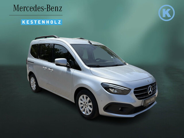 Interne Fahrzeugnr.:: 0924016Ausstattungslinien und -Pakete:  Advantage-Paket,   Aktives Sicherheits-Paket,   Chrom Interieur-Paket,   Edition,   Navigation Paket,   Ohne Aufbauhersteller Sondermodul,   Ohne Paket BAUSTELLE,   Progressive,   Sondermodell,   Spiegel-Paket,   Technik-Paket,   Winter-PaketExterieur:  40,6 cm (16'') LM-Räder im 10-Speichen-Design,   Abdeckung Schiebetürschiene in Wagenfarbe,   Außenspiegel elektr. heranklappbar u. verstellbar,   Außenspiegel lackiert in Wagenfarbe,   Dachreling mit integriertem Grundträger,   Einstiegsleisten mit "Mercedes-Benz" Schriftzug,   Fenster in Heckklappe mit Wisch- und Waschanlage,   Frontscheibe heizbar,   Gewichtsvariante 2.199 kg,   Griffleiste über Kennzeichen in Wagenfarbe,   Heckklappe,   Heckscheibe heizbar,   Kältemittel R-1234yf,   Kühlergrill verchromt,   Laderaum-Schiebetür links mit Fenster,   LED High Performance-Scheinwerfer,   Nebelscheinwerfer in LED-Technik,   Ohne Ladekabel Traktionsbatterie E-Cell,   Ohne Staub-Kit,   Ohne Steinschlagschutz,   Querträger für Anhängerkupplung,   Schiebetür rechts mit Fenster,   Türgriffe lackiert in Wagenfarbe,   Verbrenner,   Wischwasserbehälter mit größerem Volumen,   Zierstab Heckklappe ChromInterieur:  Ambientebeleuchtung,   Armlehne mit Staufach,   Elektrische Fensterheber in Schiebetüren,   Fahrersitz höhenverstellbar mit Lordosestütze,   Fenster fest hinten,   Fensterheber vorn elektr. m. Komfortbedienfunktion,   Fondsitzbank FOLD &amp; LOAD 1/3 : 2/3 teilbar,   Gepäckraumabdeckung,   Gepäcksicherungsnetz,   Handschuhfach, Beifahrerseite, geschlossen,   Innenraumbeleuchtung in LED-Technik,   Innenraumspiegel,   Innenspiegel  automatisch abblendend,   Innenverkleidung gehobene Ausführung,   Klimatisierungsautomatik Thermotronic,   Klimazone 2 (gemäßigt),   Kopfstützen für Fahrgastraumsitze,   Kraftstofffilter mit Wasserabscheider,   Lederlenkrad,   Mit Gurt Mittelsitz Fond,   Mittelarmlehne ARTICO &amp; Türfelder NEOTEX,   Ohne Sitze in Reihe 3,   Schaltknauf Leder,   Sitzbezugsart Stoff,   Sitzheizung für Fahrer und Beifahrer,   Spiegel in Beifahrer-Sonnenblende,   Spiegel in Fahrer-Sonnenblende,   Steckdose 12 V im Fahrgastraum,   Steckdose 12 V Kofferraum / Laderaum,   Tachometer km/h,   Tasche an Fahrer- und Beifahrerrückenlehne,   Teilbelederte I-Tafel in Ledernachbildung ARTICO,   Teppichboden Fahrgastraum,   Teppichboden Kofferraum,   Tisch und beleuchtete Zierelemente an Rückenlehne,   Warmluftkanal zum Fahrgastraum,   Zierelemente Mattlack Seidenoptik silber,   Zierelement I-Tafel Hochglanzlack schwarzMultimedia:  2 USB Schnittstellen in Mittelkonsole hinten,   Digitales Extra: Erweiterte MBUX Funktionen,   Digitales Extra: Festplatten-Navigation,   Digitales Extra: Remote Services Plus,   Digitales Extra: Smartphone Integration,   Digitales Radio (DAB),   Kabelloses Ladesystem für mobile Endgeräte,   Kombiinstrument mit Farbdisplay,   Kommunikationsmodul (LTE) für digitale Dienste,   Live Traffic Information,   MBUX Multimediasystem und Navi mit 9,5 Zoll Display,   Mercedes-Benz Notrufsystem,   Navigation PLUS,   Sprache Kombiinstrument - deutsch,   Vorrüstung für Digitale ExtrasKomfort und Umwelt:  7-Gang-Automatikgetriebe,   Aktiver Park-Assistent,   Aktiver Spurhalte-Assistent,   ATTENTION ASSIST B,   Berganfahrhilfe,   Colorverglasung im Fond, Schwarzglas,   Diesel,   ECO Start-Stop Funktion,   Fernlichtassistent,   i-Size Kindersitzbefestigung,   Intelligenter Geschwindigkeitsassistent (ISA),   Keyless-Go,   Lenkradheizung,   Lenkrad in Neigung und Höhe verstellbar,   Licht- und Regensensor,   Multifunktionslenkrad,   Partikelfilter,   Rückfahrkamera,   Tempomat,   Totwinkel-Assistent,   Zuheizer  elektrischSicherheit:  Airbag Fahrer und Beifahrer,   Aktiver Brems-Assistent,   Automatische Beifahrerairbag-Abschaltung,   Bremsanlage mit ABS und ASR,   elek. Feststellbremse,   Elektronisches Stabilitätsprogramm (ESP),   Gurtwarneinrichtung für Fahrer, Beifahrer und Fond,   Kindersicherung Türen und Fenster im Fahrgastraum,   Mittenairbag, Thorax-Sidebags, Windowbags v. + h.,   Ohne Einbruch-/Diebstahlwarnanlage,   Reifendrucküberwachung an VA u. HA, drahtlos,   Unterbodenschutz KunststoffZustand/Papiere:  LuxuskombiWeiteres:  Beifahrersitz, höhenverstellbar,   Hersteller Mercedes-Benz AG,   Ledernachbildung ARTICO / Mikrofaser MICROCUT,   Markenumfang Mercedes-Benz,   Nutzlast Serie,   Ohne Ablagefach auf Instrumententafel,   Ohne aktiver Lenkassistent,   Ohne Aufbauhersteller Schnittstelle,   Ohne Double Lock,   Ohne Drehzahlanhebung mit Konstanthaltung,   Ohne Generator verstärkt,   Ohne Geschwindigkeitsbegrenzung,   ohne Schmutzfänger.