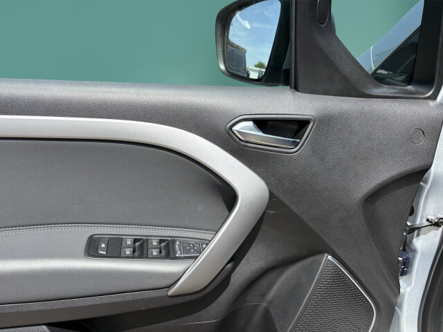 Interne Fahrzeugnr.:: 0924016Ausstattungslinien und -Pakete:  Advantage-Paket,   Aktives Sicherheits-Paket,   Chrom Interieur-Paket,   Edition,   Navigation Paket,   Ohne Aufbauhersteller Sondermodul,   Ohne Paket BAUSTELLE,   Progressive,   Sondermodell,   Spiegel-Paket,   Technik-Paket,   Winter-PaketExterieur:  40,6 cm (16'') LM-Räder im 10-Speichen-Design,   Abdeckung Schiebetürschiene in Wagenfarbe,   Außenspiegel elektr. heranklappbar u. verstellbar,   Außenspiegel lackiert in Wagenfarbe,   Dachreling mit integriertem Grundträger,   Einstiegsleisten mit "Mercedes-Benz" Schriftzug,   Fenster in Heckklappe mit Wisch- und Waschanlage,   Frontscheibe heizbar,   Gewichtsvariante 2.199 kg,   Griffleiste über Kennzeichen in Wagenfarbe,   Heckklappe,   Heckscheibe heizbar,   Kältemittel R-1234yf,   Kühlergrill verchromt,   Laderaum-Schiebetür links mit Fenster,   LED High Performance-Scheinwerfer,   Nebelscheinwerfer in LED-Technik,   Ohne Ladekabel Traktionsbatterie E-Cell,   Ohne Staub-Kit,   Ohne Steinschlagschutz,   Querträger für Anhängerkupplung,   Schiebetür rechts mit Fenster,   Türgriffe lackiert in Wagenfarbe,   Verbrenner,   Wischwasserbehälter mit größerem Volumen,   Zierstab Heckklappe ChromInterieur:  Ambientebeleuchtung,   Armlehne mit Staufach,   Elektrische Fensterheber in Schiebetüren,   Fahrersitz höhenverstellbar mit Lordosestütze,   Fenster fest hinten,   Fensterheber vorn elektr. m. Komfortbedienfunktion,   Fondsitzbank FOLD &amp; LOAD 1/3 : 2/3 teilbar,   Gepäckraumabdeckung,   Gepäcksicherungsnetz,   Handschuhfach, Beifahrerseite, geschlossen,   Innenraumbeleuchtung in LED-Technik,   Innenraumspiegel,   Innenspiegel  automatisch abblendend,   Innenverkleidung gehobene Ausführung,   Klimatisierungsautomatik Thermotronic,   Klimazone 2 (gemäßigt),   Kopfstützen für Fahrgastraumsitze,   Kraftstofffilter mit Wasserabscheider,   Lederlenkrad,   Mit Gurt Mittelsitz Fond,   Mittelarmlehne ARTICO &amp; Türfelder NEOTEX,   Ohne Sitze in Reihe 3,   Schaltknauf Leder,   Sitzbezugsart Stoff,   Sitzheizung für Fahrer und Beifahrer,   Spiegel in Beifahrer-Sonnenblende,   Spiegel in Fahrer-Sonnenblende,   Steckdose 12 V im Fahrgastraum,   Steckdose 12 V Kofferraum / Laderaum,   Tachometer km/h,   Tasche an Fahrer- und Beifahrerrückenlehne,   Teilbelederte I-Tafel in Ledernachbildung ARTICO,   Teppichboden Fahrgastraum,   Teppichboden Kofferraum,   Tisch und beleuchtete Zierelemente an Rückenlehne,   Warmluftkanal zum Fahrgastraum,   Zierelemente Mattlack Seidenoptik silber,   Zierelement I-Tafel Hochglanzlack schwarzMultimedia:  2 USB Schnittstellen in Mittelkonsole hinten,   Digitales Extra: Erweiterte MBUX Funktionen,   Digitales Extra: Festplatten-Navigation,   Digitales Extra: Remote Services Plus,   Digitales Extra: Smartphone Integration,   Digitales Radio (DAB),   Kabelloses Ladesystem für mobile Endgeräte,   Kombiinstrument mit Farbdisplay,   Kommunikationsmodul (LTE) für digitale Dienste,   Live Traffic Information,   MBUX Multimediasystem und Navi mit 9,5 Zoll Display,   Mercedes-Benz Notrufsystem,   Navigation PLUS,   Sprache Kombiinstrument - deutsch,   Vorrüstung für Digitale ExtrasKomfort und Umwelt:  7-Gang-Automatikgetriebe,   Aktiver Park-Assistent,   Aktiver Spurhalte-Assistent,   ATTENTION ASSIST B,   Berganfahrhilfe,   Colorverglasung im Fond, Schwarzglas,   Diesel,   ECO Start-Stop Funktion,   Fernlichtassistent,   i-Size Kindersitzbefestigung,   Intelligenter Geschwindigkeitsassistent (ISA),   Keyless-Go,   Lenkradheizung,   Lenkrad in Neigung und Höhe verstellbar,   Licht- und Regensensor,   Multifunktionslenkrad,   Partikelfilter,   Rückfahrkamera,   Tempomat,   Totwinkel-Assistent,   Zuheizer  elektrischSicherheit:  Airbag Fahrer und Beifahrer,   Aktiver Brems-Assistent,   Automatische Beifahrerairbag-Abschaltung,   Bremsanlage mit ABS und ASR,   elek. Feststellbremse,   Elektronisches Stabilitätsprogramm (ESP),   Gurtwarneinrichtung für Fahrer, Beifahrer und Fond,   Kindersicherung Türen und Fenster im Fahrgastraum,   Mittenairbag, Thorax-Sidebags, Windowbags v. + h.,   Ohne Einbruch-/Diebstahlwarnanlage,   Reifendrucküberwachung an VA u. HA, drahtlos,   Unterbodenschutz KunststoffZustand/Papiere:  LuxuskombiWeiteres:  Beifahrersitz, höhenverstellbar,   Hersteller Mercedes-Benz AG,   Ledernachbildung ARTICO / Mikrofaser MICROCUT,   Markenumfang Mercedes-Benz,   Nutzlast Serie,   Ohne Ablagefach auf Instrumententafel,   Ohne aktiver Lenkassistent,   Ohne Aufbauhersteller Schnittstelle,   Ohne Double Lock,   Ohne Drehzahlanhebung mit Konstanthaltung,   Ohne Generator verstärkt,   Ohne Geschwindigkeitsbegrenzung,   ohne Schmutzfänger.