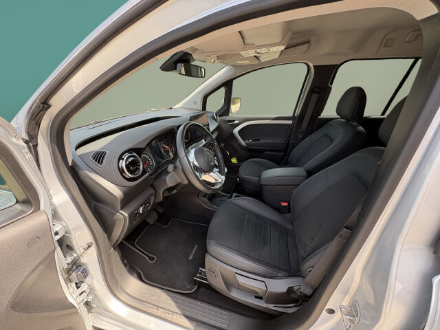 Interne Fahrzeugnr.:: 0924016Ausstattungslinien und -Pakete:  Advantage-Paket,   Aktives Sicherheits-Paket,   Chrom Interieur-Paket,   Edition,   Navigation Paket,   Ohne Aufbauhersteller Sondermodul,   Ohne Paket BAUSTELLE,   Progressive,   Sondermodell,   Spiegel-Paket,   Technik-Paket,   Winter-PaketExterieur:  40,6 cm (16'') LM-Räder im 10-Speichen-Design,   Abdeckung Schiebetürschiene in Wagenfarbe,   Außenspiegel elektr. heranklappbar u. verstellbar,   Außenspiegel lackiert in Wagenfarbe,   Dachreling mit integriertem Grundträger,   Einstiegsleisten mit "Mercedes-Benz" Schriftzug,   Fenster in Heckklappe mit Wisch- und Waschanlage,   Frontscheibe heizbar,   Gewichtsvariante 2.199 kg,   Griffleiste über Kennzeichen in Wagenfarbe,   Heckklappe,   Heckscheibe heizbar,   Kältemittel R-1234yf,   Kühlergrill verchromt,   Laderaum-Schiebetür links mit Fenster,   LED High Performance-Scheinwerfer,   Nebelscheinwerfer in LED-Technik,   Ohne Ladekabel Traktionsbatterie E-Cell,   Ohne Staub-Kit,   Ohne Steinschlagschutz,   Querträger für Anhängerkupplung,   Schiebetür rechts mit Fenster,   Türgriffe lackiert in Wagenfarbe,   Verbrenner,   Wischwasserbehälter mit größerem Volumen,   Zierstab Heckklappe ChromInterieur:  Ambientebeleuchtung,   Armlehne mit Staufach,   Elektrische Fensterheber in Schiebetüren,   Fahrersitz höhenverstellbar mit Lordosestütze,   Fenster fest hinten,   Fensterheber vorn elektr. m. Komfortbedienfunktion,   Fondsitzbank FOLD &amp; LOAD 1/3 : 2/3 teilbar,   Gepäckraumabdeckung,   Gepäcksicherungsnetz,   Handschuhfach, Beifahrerseite, geschlossen,   Innenraumbeleuchtung in LED-Technik,   Innenraumspiegel,   Innenspiegel  automatisch abblendend,   Innenverkleidung gehobene Ausführung,   Klimatisierungsautomatik Thermotronic,   Klimazone 2 (gemäßigt),   Kopfstützen für Fahrgastraumsitze,   Kraftstofffilter mit Wasserabscheider,   Lederlenkrad,   Mit Gurt Mittelsitz Fond,   Mittelarmlehne ARTICO &amp; Türfelder NEOTEX,   Ohne Sitze in Reihe 3,   Schaltknauf Leder,   Sitzbezugsart Stoff,   Sitzheizung für Fahrer und Beifahrer,   Spiegel in Beifahrer-Sonnenblende,   Spiegel in Fahrer-Sonnenblende,   Steckdose 12 V im Fahrgastraum,   Steckdose 12 V Kofferraum / Laderaum,   Tachometer km/h,   Tasche an Fahrer- und Beifahrerrückenlehne,   Teilbelederte I-Tafel in Ledernachbildung ARTICO,   Teppichboden Fahrgastraum,   Teppichboden Kofferraum,   Tisch und beleuchtete Zierelemente an Rückenlehne,   Warmluftkanal zum Fahrgastraum,   Zierelemente Mattlack Seidenoptik silber,   Zierelement I-Tafel Hochglanzlack schwarzMultimedia:  2 USB Schnittstellen in Mittelkonsole hinten,   Digitales Extra: Erweiterte MBUX Funktionen,   Digitales Extra: Festplatten-Navigation,   Digitales Extra: Remote Services Plus,   Digitales Extra: Smartphone Integration,   Digitales Radio (DAB),   Kabelloses Ladesystem für mobile Endgeräte,   Kombiinstrument mit Farbdisplay,   Kommunikationsmodul (LTE) für digitale Dienste,   Live Traffic Information,   MBUX Multimediasystem und Navi mit 9,5 Zoll Display,   Mercedes-Benz Notrufsystem,   Navigation PLUS,   Sprache Kombiinstrument - deutsch,   Vorrüstung für Digitale ExtrasKomfort und Umwelt:  7-Gang-Automatikgetriebe,   Aktiver Park-Assistent,   Aktiver Spurhalte-Assistent,   ATTENTION ASSIST B,   Berganfahrhilfe,   Colorverglasung im Fond, Schwarzglas,   Diesel,   ECO Start-Stop Funktion,   Fernlichtassistent,   i-Size Kindersitzbefestigung,   Intelligenter Geschwindigkeitsassistent (ISA),   Keyless-Go,   Lenkradheizung,   Lenkrad in Neigung und Höhe verstellbar,   Licht- und Regensensor,   Multifunktionslenkrad,   Partikelfilter,   Rückfahrkamera,   Tempomat,   Totwinkel-Assistent,   Zuheizer  elektrischSicherheit:  Airbag Fahrer und Beifahrer,   Aktiver Brems-Assistent,   Automatische Beifahrerairbag-Abschaltung,   Bremsanlage mit ABS und ASR,   elek. Feststellbremse,   Elektronisches Stabilitätsprogramm (ESP),   Gurtwarneinrichtung für Fahrer, Beifahrer und Fond,   Kindersicherung Türen und Fenster im Fahrgastraum,   Mittenairbag, Thorax-Sidebags, Windowbags v. + h.,   Ohne Einbruch-/Diebstahlwarnanlage,   Reifendrucküberwachung an VA u. HA, drahtlos,   Unterbodenschutz KunststoffZustand/Papiere:  LuxuskombiWeiteres:  Beifahrersitz, höhenverstellbar,   Hersteller Mercedes-Benz AG,   Ledernachbildung ARTICO / Mikrofaser MICROCUT,   Markenumfang Mercedes-Benz,   Nutzlast Serie,   Ohne Ablagefach auf Instrumententafel,   Ohne aktiver Lenkassistent,   Ohne Aufbauhersteller Schnittstelle,   Ohne Double Lock,   Ohne Drehzahlanhebung mit Konstanthaltung,   Ohne Generator verstärkt,   Ohne Geschwindigkeitsbegrenzung,   ohne Schmutzfänger.