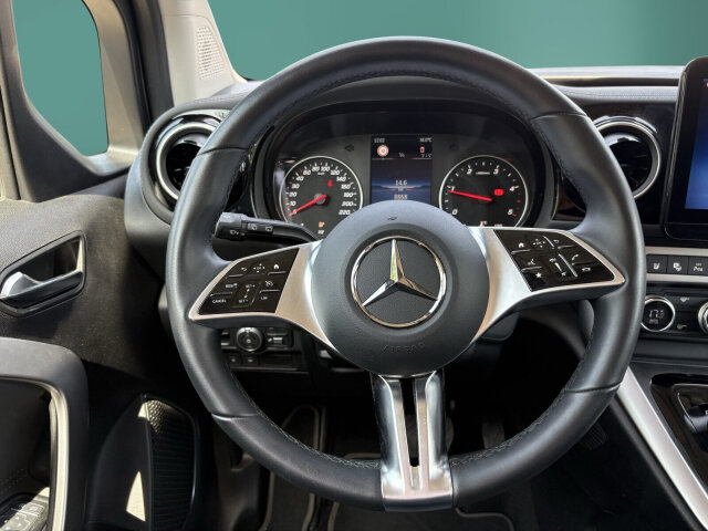 Interne Fahrzeugnr.:: 0924016Ausstattungslinien und -Pakete:  Advantage-Paket,   Aktives Sicherheits-Paket,   Chrom Interieur-Paket,   Edition,   Navigation Paket,   Ohne Aufbauhersteller Sondermodul,   Ohne Paket BAUSTELLE,   Progressive,   Sondermodell,   Spiegel-Paket,   Technik-Paket,   Winter-PaketExterieur:  40,6 cm (16'') LM-Räder im 10-Speichen-Design,   Abdeckung Schiebetürschiene in Wagenfarbe,   Außenspiegel elektr. heranklappbar u. verstellbar,   Außenspiegel lackiert in Wagenfarbe,   Dachreling mit integriertem Grundträger,   Einstiegsleisten mit "Mercedes-Benz" Schriftzug,   Fenster in Heckklappe mit Wisch- und Waschanlage,   Frontscheibe heizbar,   Gewichtsvariante 2.199 kg,   Griffleiste über Kennzeichen in Wagenfarbe,   Heckklappe,   Heckscheibe heizbar,   Kältemittel R-1234yf,   Kühlergrill verchromt,   Laderaum-Schiebetür links mit Fenster,   LED High Performance-Scheinwerfer,   Nebelscheinwerfer in LED-Technik,   Ohne Ladekabel Traktionsbatterie E-Cell,   Ohne Staub-Kit,   Ohne Steinschlagschutz,   Querträger für Anhängerkupplung,   Schiebetür rechts mit Fenster,   Türgriffe lackiert in Wagenfarbe,   Verbrenner,   Wischwasserbehälter mit größerem Volumen,   Zierstab Heckklappe ChromInterieur:  Ambientebeleuchtung,   Armlehne mit Staufach,   Elektrische Fensterheber in Schiebetüren,   Fahrersitz höhenverstellbar mit Lordosestütze,   Fenster fest hinten,   Fensterheber vorn elektr. m. Komfortbedienfunktion,   Fondsitzbank FOLD &amp; LOAD 1/3 : 2/3 teilbar,   Gepäckraumabdeckung,   Gepäcksicherungsnetz,   Handschuhfach, Beifahrerseite, geschlossen,   Innenraumbeleuchtung in LED-Technik,   Innenraumspiegel,   Innenspiegel  automatisch abblendend,   Innenverkleidung gehobene Ausführung,   Klimatisierungsautomatik Thermotronic,   Klimazone 2 (gemäßigt),   Kopfstützen für Fahrgastraumsitze,   Kraftstofffilter mit Wasserabscheider,   Lederlenkrad,   Mit Gurt Mittelsitz Fond,   Mittelarmlehne ARTICO &amp; Türfelder NEOTEX,   Ohne Sitze in Reihe 3,   Schaltknauf Leder,   Sitzbezugsart Stoff,   Sitzheizung für Fahrer und Beifahrer,   Spiegel in Beifahrer-Sonnenblende,   Spiegel in Fahrer-Sonnenblende,   Steckdose 12 V im Fahrgastraum,   Steckdose 12 V Kofferraum / Laderaum,   Tachometer km/h,   Tasche an Fahrer- und Beifahrerrückenlehne,   Teilbelederte I-Tafel in Ledernachbildung ARTICO,   Teppichboden Fahrgastraum,   Teppichboden Kofferraum,   Tisch und beleuchtete Zierelemente an Rückenlehne,   Warmluftkanal zum Fahrgastraum,   Zierelemente Mattlack Seidenoptik silber,   Zierelement I-Tafel Hochglanzlack schwarzMultimedia:  2 USB Schnittstellen in Mittelkonsole hinten,   Digitales Extra: Erweiterte MBUX Funktionen,   Digitales Extra: Festplatten-Navigation,   Digitales Extra: Remote Services Plus,   Digitales Extra: Smartphone Integration,   Digitales Radio (DAB),   Kabelloses Ladesystem für mobile Endgeräte,   Kombiinstrument mit Farbdisplay,   Kommunikationsmodul (LTE) für digitale Dienste,   Live Traffic Information,   MBUX Multimediasystem und Navi mit 9,5 Zoll Display,   Mercedes-Benz Notrufsystem,   Navigation PLUS,   Sprache Kombiinstrument - deutsch,   Vorrüstung für Digitale ExtrasKomfort und Umwelt:  7-Gang-Automatikgetriebe,   Aktiver Park-Assistent,   Aktiver Spurhalte-Assistent,   ATTENTION ASSIST B,   Berganfahrhilfe,   Colorverglasung im Fond, Schwarzglas,   Diesel,   ECO Start-Stop Funktion,   Fernlichtassistent,   i-Size Kindersitzbefestigung,   Intelligenter Geschwindigkeitsassistent (ISA),   Keyless-Go,   Lenkradheizung,   Lenkrad in Neigung und Höhe verstellbar,   Licht- und Regensensor,   Multifunktionslenkrad,   Partikelfilter,   Rückfahrkamera,   Tempomat,   Totwinkel-Assistent,   Zuheizer  elektrischSicherheit:  Airbag Fahrer und Beifahrer,   Aktiver Brems-Assistent,   Automatische Beifahrerairbag-Abschaltung,   Bremsanlage mit ABS und ASR,   elek. Feststellbremse,   Elektronisches Stabilitätsprogramm (ESP),   Gurtwarneinrichtung für Fahrer, Beifahrer und Fond,   Kindersicherung Türen und Fenster im Fahrgastraum,   Mittenairbag, Thorax-Sidebags, Windowbags v. + h.,   Ohne Einbruch-/Diebstahlwarnanlage,   Reifendrucküberwachung an VA u. HA, drahtlos,   Unterbodenschutz KunststoffZustand/Papiere:  LuxuskombiWeiteres:  Beifahrersitz, höhenverstellbar,   Hersteller Mercedes-Benz AG,   Ledernachbildung ARTICO / Mikrofaser MICROCUT,   Markenumfang Mercedes-Benz,   Nutzlast Serie,   Ohne Ablagefach auf Instrumententafel,   Ohne aktiver Lenkassistent,   Ohne Aufbauhersteller Schnittstelle,   Ohne Double Lock,   Ohne Drehzahlanhebung mit Konstanthaltung,   Ohne Generator verstärkt,   Ohne Geschwindigkeitsbegrenzung,   ohne Schmutzfänger.
